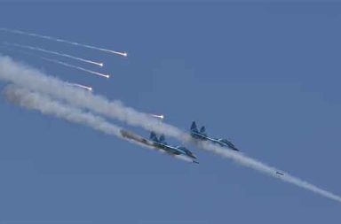 ကရင်ပြည် တိုက်ပွဲ၌ အကြပ်အတည်းတွေ့သည့် စစ်တပ်က လေကြောင်းကို အပြင်းအထန် အားကိုးလာ သတင်းနှင့်မီဒီယာ ကွန်ရက်။ ၂၀၂၅ ခုနှစ်၊ နိုဝင်ဘာလ ၅ ရက်။ ကရင်ပြည်တိုက်ပွဲများ အရှိန်မြင့်လာနေပြီး မြေပြင်၌ အကျပ်အတည်းတွေ့နေသည့် စစ်ကော်မရှင်တပ်သည် လေကြောင်းကို အပြင်းအထန် အားကိုးလာနေသည်ဟု မြေပြင်သတင်းအရင်းအမြစ်များက ပြောသည်။ ကရင်ပြည်ရှိ စစ်မျက်နှာနှစ်ခုဖြစ်သော ဖာပွန်နှင့် မြဝတီနယ်စပ်ဒေသများတွင် စစ်ကော်မရှင်တပ်နှင့် ကရင် အမျိုးသား အစည်းအရုံး (KNU) ပူးပေါင်းတပ်ဖွဲ့များကြား တိုက်ပွဲများသည် နိုဝင်ဘာလဆန်းပိုင်းအထိ ဆက် လက် ပြင်းထန်နေဆဲဖြစ်သည်။ မြေပြင်ထိုးစစ်များ အကျပ်အတည်းတွေ့နေသည့် စစ်ကော်မရှင်တပ်သည် လေကြောင်းနှင့် နည်းပညာမြင့် ဒရုန်းများကို အဓိကအားထား တိုက်ခိုက်နေကြောင်း မြေပြင်သတင်းရင်းမြစ်များက ပြောသည်။ KNU တပ်မဟာ (၅) နယ်မြေ (ဖာပွန်) ဘက်ခြမ်းတွင် စစ်ကော်မရှင် စစ်ကြောင်းတစ်ခုသည် ကတိုင်တိကျေးရွာ အနီးရှိ ဗျူဟာကုန်းဆီသို့ တက်ရောက်ရန် စက်တင်ဘာလကုန်မှစ၍ တစ်လကျော်ကြာ ကြိုးပမ်းနေသော်လည်း ရှေ့တိုးမရဘဲ ပိတ်မိနေသည်ဟု သိရသည်။ KNU နှင့် နီးသပ်သူတစ်ဦးက “စက်တင်ဘာ လကုန်ကတည်းက စတဲ့ ဒီထိုးစစ်ဟာ စစ်ကော်မရှင်က လေ ကြောင်းပစ်ကူတွေ ဘယ်လောက် ပေးပေး မြေပြင်မှာတော့ ရှေ့တက်လို့မရဘဲ ပိတ်မိနေတယ်” ဟု ပြောသည်။ သို့သော် မြေပြင်တွင် ရှေ့မတိုးနိုင်လေ၊ စစ်ကော်မရှင်တပ်သည် လေယာဉ်ဖြင့် ဗုံးကြဲခြင်း၊ ဒရုန်းဖြင့် တိုက်ခိုက် ခြင်းများကို ပိုမိုလုပ်ဆောင်လာသည်။ ဤရက်ပိုင်းအတွင်း ဗုံးကြဲတိုက်ခိုက်မှုများကြောင့် ကျောင်းများ၊ ဘော်ဒါဆောင်များကဲ့သို့ အရပ်သား အဆောက်အအုံများ ပျက်စီးဆုံးရှုံးမှုများ ရှိခဲ့သည်။ တစ်ချိန်တည်းတွင် KNU တပ်မဟာ (၆) နယ်မြေဖြစ်သည့် မြဝတီဘက်ခြမ်းရှိ လေးကေကော်၊ ရသေ့ဂူနှင့် ဖလူးကျေးရွာ ပတ်ဝန်းကျင်များတွင်လည်း တိုက်ပွဲများ ဆက်ဖြစ်နေသည်။ မြေပြင် စစ်ရေးအခြေအနေကို သိသူတစ်ဦးက “စစ်ကော်မရှင်တပ်ဟာ ကရင်ပြည်မှာ လိုချင်တဲ့ ပစ်မှတ်တွေကို မြေပြင်တပ်နဲ့ သိမ်းယူဖို့ အခက်အခဲရှိနေတာကြောင့် နည်းပညာနဲ့ လေကြောင်းအင်အားကို အပြင်းအထန် အားကိုးပြီး ဖိအားပေးနေတာကို တွေ့ရပါတယ်” ဟု သုံးသပ်သည်။ စစ်ကော်မရှင်တပ်သည် ပုံမှန်တပ်သားများထက် နည်းပညာမြင့် ဒရုန်းများနှင့် လက်နက်ကြီးများကို အားထား ကာ ထိုးစစ်ဆင်နေသော်လည်း KNU/KNLA ပူးပေါင်းတပ်များက ပြင်းပြင်းထန်ထန် ခုခံနေသည်ဟု ဒေသခံများ က ပြောသည်။