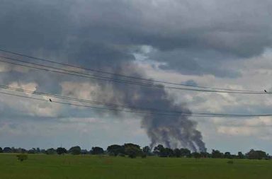 ဝက်လက်နှင့် ရွှေဘိုတွင် စစ်ကြောင်း ၄ ကြောင်းခွဲ၍ ကျေးရွာ ၈ ရွာ မီးရှို့၊ အရပ်သားများ သေဆုံး ဖမ်းဆီးခံရ သတင်းနှင့်မီဒီယာ ကွန်ရက်။ ၂၀၂၅ ခုနှစ်၊ နိုဝင်ဘာလ ၆ ရက်။ စစ်ကိုင်းတိုင်း၊ ဝက်လက်နှင့် ရွှေဘိုမြို့နယ်များတွင် စစ်ကော်မရှင်တပ်က နိုဝင်ဘာလဆန်းကတည်းက စစ်ကြောင်း ၄ ကြောင်းခွဲ၍ ရွာများကို ဝင်ရောက် မီးရှို့ဖျက်ဆီးမှုများကြောင့် ဒေသခံရာပေါင်းများစွာ ဘေးလွတ်ရာသို့ ထွက်ပြေးတိမ်းရှောင်နေရကြောင်း ဒေသခံများနှင့် တော်လှန်ရေးတပ်ဖွဲ့များက ပြောကြားသည်။ နိုဝင်ဘာလ ၄ ရက်နေ့တွင် ဝက်လက်မြို့နယ်၊ လှထွေကျေးရွာ၌ စစ်ကော်မရှင်တပ်၏ ရမ်းသမ်းပစ်ခတ်မှုကြောင့် အရပ်သား အမျိုးသားတစ်ဦး သေဆုံးပြီး နှစ်ဦး ဒဏ်ရာရရှိခဲ့သည်။ ထို့အပြင် နိုဝင်ဘာလ ၃ ရက်နေ့က မောင်ကထီးကျေးရွာကို ဝင်ရောက်လာသည့် စစ်ကြောင်းမှ ဒေသခံ ၄၀ ခန့်ကို ဖမ်းဆီးခဲ့ပြီး၊ သက်ကြီးပိုင်းအချို့ကိုသာ ပြန်လည် လွှတ်ပေးခဲ့သည်ဟု သိရသည်။ ဝက်လက်မြို့နယ် ဒေသခံတစ်ဦးက “စစ်ကြောင်းတွေက ရွာတွေကို တမာကုန်း၊ ရွာတော်ကုန်း စသဖြင့် ဆက် တိုက် ဝင်ပြီး မီးရှို့နေတာ။ အိမ်တွေ မီးလောင်ကုန်လို့ ရာနဲ့ချီတဲ့ လူတွေ နေစရာမရှိဘဲ တောထဲမှာပဲ ထွက်ပြေး နေကြရတယ်” ဟု ပြောသည်။ ဝက်လက်နယ် အနောက်ခြမ်းနှင့် ရွှေဘိုမြို့နယ်ဘက်ရှိ ဇီးတော၊ တဂဏန်း၊ ဘုန်းဘွတ် စသည့် ကျေးရွာ ၈ ရွာဝန်းကျင်မှာ မီးရှို့ဖျက်ဆီးခံထားရပြီး၊ ဒေသခံရာပေါင်းများစွာသည် နေရပ်စွန့်ခွာ၍ ရွှေဘို - မန္တလေး လမ်းမ ပေါ်မှ ကျေးရွာများ အနီးတဝိုက်သို့ ထွက်ပြေးနေကြရသည်။ တော်လှန်ရေးတပ်ဖွဲ့ဝင်တစ်ဦးက “သူတို့ ဒီစစ်တပ်က ရွာတွေကို မီးရှို့တာ၊ လူငယ်တွေကို ဖမ်းဆီးတာတွေ လုပ်ပြီး ဒေသခံတွေ မနေရဲအောင် ဖိအားပေးနေတာပဲ။ တိုက်ပွဲ ကြီးကြီးမားမား မရှိရင်တောင် အရပ်သား တွေကို ပစ်မှတ်ထားနေတာပါ” ဟု ဝေဖန်ပြောဆိုသည်။ ဒေသခံများ၏ ထွက်ပြေးတိမ်းရှောင်နေရမှုနှင့် ရွာများ မီးရှို့ဖျက်ဆီးခံရမှုများကြောင့် လူသားချင်းစာနာမှု အကူအညီများမှာ အရေးတကြီး လိုအပ်လျက်ရှိသည်။ စစ်ရေးကျွမ်းကျင်သူများကမူ စစ်ကော်မရှင်တပ်သည် အဆိုပါ မြို့နယ်များအတွင်း ၎င်းတို့၏ စစ်ရေးအရှိန်ကို မြှင့်တင်ရန်နှင့် ဒေသခံ တော်လှန်ရေး တပ်ဖွဲ့များအား ထောက်ပံ့မှု ဖြတ်တောက်ရန် ရည်ရွယ်ပြီး စစ်ကြောင်း ထိုးမှုများ၊ ရွာမီးရှို့မှုများကို အသုံးပြုနေကြောင်း သုံးသပ်သည်။ လက်ရှိတွင် နေအိမ်များ ဆုံးရှုံးသွားသော စစ်ဘေးရှောင်များအတွက် အမိုးအကာ၊ အစားအသောက်နှင့် ဆေးဝါး များ ရရှိနေရးမှာလည်း အဓိက စိန်ခေါ်မှုဖြစ်နေကြောင်း ဒေသတွင်း ကူညီရေးအဖွဲ့များက ဆိုသည်။