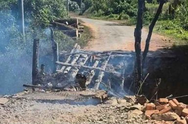 တနင်္သာရီတိုင်းအတွင်း တံတားငယ် တစ်စင်းကို စစ်ကော်မရှင် ဖျက်ဆီး သတင်းနှင့် မီဒီယာ ကွန်ရက်။ ၂၀၂၅ ခုနှစ်၊ ဒီဇင်ဘာလ ၈ ရက်။ တနင်္သာရီတိုင်း၊ ထားဝယ်မြို့အနီးရှိ ကျေးရွာချင်းဆက် တံတားငယ်တစ်စင်းကို စစ်ကော်မရှင်တပ် စစ်ကြောင်းမှ မီးရှို့ဖျက်ဆီးခဲ့ကြောင်း ဒေသခံရွာသားများက ပြောသည်။ ဒီဇင်ဘာလ ပထမပတ်အတွင်း စစ်ကော်မရှင်တပ်မှ တံတားဖျက်ဆီးမှု စုစုပေါင်း လေးစင်းအထိ ရှိလာခဲ့ပြီး၊ အဆိုပါ လုပ်ရပ်များသည် တော်လှန်ရေးအင်အားစုများ၏ လှုပ်ရှားမှုကို ပိတ်ဆို့ရန် စစ်ရေးဗျူဟာအရ ရည်ရွယ်ခြင်း ဖြစ်သည်ဟု စစ်ရေးအခြေအနေကို စောင့်ကြည့်နေသည့် ဒေသခံအချို့က ပြောသည်။ အဆိုပါတံတားကို ဖြတ်သန်းသွားလာနေသည့် တောနား၊ ပေါက်တိုင်း၊ ဝမော်၊ ရှမ်းမတွင်း စသည့် ကျေးရွာများမှ ရွာသားများအတွက် ယခုကဲ့သို့ မီးရှို့ဖျက်ဆီးခံရခြင်းကြောင့် ကျန်းမာရေး၊ စားဝတ်နေရေးနှင့် လူမှုရေးကိစ္စရပ် များတွင် အခက်အခဲများနှင့် ရင်ဆိုင်လာရဖွယ်ရှိကြောင်း ဒေသခံများက စိုးရိမ်လျက်ရှိသည်။ အသက် ၅၀ ခန့်အရွယ် ဝမော်ရွာသားတစ်ဦးက “အရင်တစ်ကြိမ်ကလည်း ကွန်ကရစ်တံတားကို လာပြီးတော့ ဖျက်ဆီးသွားသေးတယ်။ အခုကတော့ ရွာသားတွေစုပြီး ပြန်ဆောက်ထားတဲ့ သစ်သားတံတားကို တမင်သက် သက် လာပြီး မီးရှို့ဖျက်ဆီးသွားတာပါ” ဟု ပြောသည်။ ထားဝယ်မြို့နှင့် လေးမိုင်ခန့်သာ ကွာဝေးသည့် တောနားနှင့် ဝမော်ကျေးရွာအကြားရှိ ကျေးရွာချင်းဆက် တံတား ငယ်အား စစ်ကော်မရှင်တပ်ဖွဲ့ဝင် အင်အားတစ်ရာခန့်ဖြင့် စစ်ကြောင်းထိုးလာကာ ဒီဇင်ဘာလ ၆ ရက်နေ့တွင်  နံနက် ၉ နာရီခန့်က မီးရှို့ဖျက်ဆီးခဲ့ခြင်း ဖြစ်သည်။ ဖျက်ဆီးခံရသည့် တံတားငယ်သည် ယခင်က ကွန်ကရစ်တံတားအဖြစ် ဆောက်လုပ်ထားခဲ့ခြင်းဖြစ်ပြီး၊ ပြီးခဲ့ သည့် မေလက စစ်ကော်မရှင်တပ်မှ မြေတူးစက် (ဘက်ဟိုး) ဖြင့် ဖြိုချဖျက်ဆီးခဲ့ ဖူးသည်ဟု ရွာသားများက ပြောသည်။ ဒေသခံများ စုပေါင်း၍ ပြန်လည်ဆောက်လုပ်ထားသည့် သစ်သားတံတားကို ယခုတစ်ကြိမ် ထပ်မံလာရောက် မီးရှို့ဖျက်ဆီးသွားခြင်း ဖြစ်သည်။ ထားဝယ်နှင့် သရက်ချောင်းမြို့နယ်တို့အတွင်း စစ်ကော်မရှင်တပ်မှ တံတားဖျက်ဆီးမှုများ ဆက်တိုက် ပြုလုပ် နေကြောင်း တွေ့ရဟု ဒေသခံများက ပြောသည်။ ဒေသခံ အမျိုးသားတစ်ဦးက “ဒီလို တံတားတွေကို ဆက်တိုက် ဖျက်ဆီးနေတာက ရှင်းပါတယ်။ တော်လှန်ရေး အင်အားစုတွေဖြစ်တဲ့ PDF တို့၊ ဒေသခံတပ်ဖွဲ့တွေရဲ့ ရွှေ့ပြောင်းတာနဲ့ ထောက်ပံ့ရေး လမ်းကြောင်းတွေ၊ အထူးသဖြင့် စားနပ်ရိက္ခာ သယ်ယူ ပို့ဆောင်ရေးကိုပါ တမင်သက်သက် ဖြတ်တောက် ပိတ်ဆို့ဖို့ ဗျူဟာကျကျ ရည်ရွယ်လုပ်နေတာမျိုးပေါ့ဗျာနော်” ဟု ပြောသည်။ ဒီဇင်ဘာလ ပထမပတ်အတွင်းမှာပင် ထားဝယ်နှင့် သရက်ချောင်းမြို့နယ်တို့အတွင်းရှိ ကျေးရွာချင်းဆက် တံတား များကို စစ်ကော်မရှင်တပ်မှ ဖျက်ဆီးခဲ့သည့် စုစုပေါင်းအရေအတွက်မှာ ယခုတံတားအပါအဝင် လေးစင်းအထိ ရှိနေပြီဖြစ်ကြောင်း ဒေသခံသတင်းရင်းမြစ်များအရ သိရသည်။ ဒီဇင်ဘာလ ၂ ရက်နေ့ကလည်း ကျေးရွာချင်းဆက် တံတားသုံးစင်းကို ဘက်ဟိုးဖြင့် တူးဖြို ဖျက်ဆီးခဲ့သေးသည် ဟု ရွာသားများက ပြောသည်။ ယခုကဲ့သို့ တံတားများကို ဆက်တိုက်ဖျက်ဆီးခြင်းသည် စစ်ကော်မရှင်တပ်၏ နယ်မြေထိန်းချုပ်မှု တိုးမြှင့်ရန်နှင့် တော်လှန်ရေး အင်အားစုများ၏ ထောက်ပံ့ရေးလမ်းကြောင်းများကို ဖြတ်တောက်ရန် ရည်ရွယ်ချက်များကြောင့် ဖြစ်ကြောင်း ဒေသခံစစ်ရေးလေ့လာသူများက သုံးသပ်ကြသည်။  