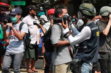 ရွေးကောက်ပွဲ ကာကွယ်သည့် ဥပဒေက လူထုနဲ့ မီဒီယာကို ခြိမ်းခြောက်နေကြောင်း သတင်းသမားများပြော သတင်းနှင့် မီဒီယာ ကွန်ရက်။ ၂၀၂၅ ခုနှစ်၊ ဒီဇင်ဘာလ ၉ ရက်။ သေဒဏ်အထိ ပြစ်ဒဏ်ချမှတ်နိုင်သည့် ရွေးကောက်ပွဲ ဥပဒေဖြင့် သတင်းမီဒီယာနှင့် ပြည်သူများ ခြိမ်းခြောက် ခံနေရသည်ဟု သတင်းမီဒီယာ အသိုင်းအဝိုင်းက ပြောသည်။ စစ်ကော်မရှင်က ဇူလိုင်လအတွင်း ပြဋ္ဌာန်းခဲ့သည့် ‘ပါတီစုံဒီမိုကရေစီ အထွေထွေရွေးကောက်ပွဲများကို နှောင့် ယှက်ဟန့်တားခြင်းမှ ကာကွယ်ပေးရေးဥပဒေ’ ကြောင့် သတင်းမီဒီယာလွတ်လပ်ခွင့်နှင့် ပြည်သူလူထု၏ ဝေဖန် ကန့်ကွက်ပိုင်ခွင့်များ ဆုံးရှုံးနေရသည်ဟု ဆိုသည်။ ထို့အပြင် သေဒဏ်အထိ ပြစ်ဒဏ်ချမှတ်နိုင်သော ပြဋ္ဌာန်းချက်များကြောင့် သတင်းထောက်များ အသက် အန္တရာယ် ခြိမ်းခြောက်ခံနေရကြောင်း မီဒီယာအသိုင်းအဝိုင်းက ထုတ်ဖော်ပြောဆိုသည်။ အဆိုပါ ရွေးကောက်ပွဲဥပဒေ၏ ရည်ရွယ်ချက်မှာ သတင်းလွတ်လပ်ခွင့်ကို တိုက်ရိုက်သော်လည်းကောင်း၊ သွယ် ဝိုက်၍သော်လည်းကောင်း ချိုးဖောက်ပြီး ဖော်ထုတ်ရေးသားမှုများ မလုပ်ရဲအောင် ဖိအားပေးခြင်းဖြစ်ကြောင်း သတင်းထောက်များက ထောက်ပြသည်။ ကချင်းသတင်းဌာနက စီနီယာသတင်းထောက် ဦးလဂွေက “ဒီရွေးကောက်ပွဲဥပ‌ဒေတွေ ထုတ်ထားလိုက်တော့ ဘယ်သူမှ မဖော်ထုတ်ရဲအောင် ကောင်းသည်ဖြစ်စေ၊ မကောင်းသည်ဖြစ်စေ ထောက်ခံအောင်ဆိုတဲ့ ပုံစံမျိုးနဲ့ သူက သွယ်ဝိုက်ပြီးမှ မလုပ်ရဲအောင် ထုတ်ပြန်ထားတဲ့ ဥပဒေဖြစ်တယ်။ ဆိုတော့ သတင်းမီဒီယာတွေကို အသက်ပါခြိမ်းခြောက်တဲ့ ဥပဒေဖြစ်တယ်ပေါ့နော်” ဟု ပြောသည်။ ရွေးကောက်ပွဲ ပျက်ပြားစေရန် စာရေးသားခြင်း အပါအဝင် အနှောင့်အယှက်ပေးသည့် လုပ်ရပ်များအတွက် အနည်းဆုံး ထောင်ဒဏ် ၃ နှစ်မှ အမြင့်ဆုံး သေဒဏ်အထိ ချမှတ်နိုင်သော အဆိုပါ ဥပဒေကြောင့် သတင်းမီဒီယာ များ ဖိနှိပ်ခြိမ်းခြောက်မှုများ ခံနေရသည်ဟုလည်း အသံအဖွဲ့က နိုဝင်ဘာလ ၁၉ ရက်နေ့တွင် ထုတ်ပြန်ခဲ့သည်။ ကရင်နီအခြေစိုက် အမျိုးသမီး သတင်းထောက်တစ်ဦးကလည်း ထောင်ဒဏ်တစ်သက်နှင့် သေဒဏ်အထိ ချမှတ်နိုင်ခြင်းသည် သတင်းထောက်များအတွက် အလုပ်လုပ်ခွင့် လွတ်လပ်မှုကို ကန့်သတ်နိုင်သည့် ကြီးမား သော စိုးရိမ်ချက်ဖြစ်လာစေပြီး၊ သတင်းအရင်းအမြစ်များထံမှ သတင်းပေးပို့မှု အားနည်းစေသည်ဟု ပြောသည်။ အဆိုပါဥပဒေသည် ပြည်သူများ၏ လွတ်လပ်စွာ ကန့်ကွက်ပိုင်ခွင့်ကို ချိုးဖောက်သည့်အတွက် ဥပဒေတစ်ရပ် မဟုတ်ဘဲ ဖိနှိပ်ခြိမ်းခြောက်သည့် ယန္တရားတစ်ခုသာ ဖြစ်ကြောင်း ဧရာဝတီသတင်းဌာန အမှုဆောင်အယ်ဒီတာ ဦးရဲနည်က ထောက်ပြသည်။ “ရွေးကောက်ပွဲကို နှောင့်ယှက်ဟန့်တားတယ်ဆိုကတည်းက အဲ့လိုမျိုး ဥပဒေမဟုတ်တော့ဘူးလေ။ အခုဟာက တစ်ဖက်သတ် အာဏာသိမ်းထားပြီးတော့မှ အမိန့်အာဏာနဲ့ ခြိမ်းခြောက်နေတဲ့ အခြေအနေမှာ လွတ်လပ်မျှတ တဲ့ ရွေးကောက်ပဲဆိုတာကတော့ မရှိတော့ဘူးပေါ့နော်။” မြန်မာအင်တာနက်ပရောဂျက် (MIP) မှ ကောက်ယူထားသည့် အချက်အလက်များအရ ယခုနှစ် နိုဝင်ဘာလ ၁၄ ရက်နေ့အထိ ရွေးကောက်ပွဲ ဥပဒေဖြင့် နိုင်ငံတစ်ဝန်းတွင် ၃၂ ဦး ဖမ်းဆီးခံခဲ့ရသည်ဟု သိရသည်။ ထို့ပြင် ကရင်အမျိုးသားအစည်းအရုံး (KNU)၊ ချင်းလဲန်း (Chinland)၊ အာရက္ခတပ်တော် (AA) နှင့် ပြည်သူ့ ကာကွယ်ရေး တပ်မတော် (PDF) အပါအဝင် သတင်းမီဒီယာ ချန်နယ် သုံးခုကိုလည်း အဆိုပါ ရွေးကောက်ပွဲ ကာကွယ်ရေး ဥပဒေဖြင့် တရားစွဲဆိုထားသည်။ စစ်ကော်မရှင်၏ ဥပဒေများသည် နိုင်ငံတကာ စံနှုန်းနှင့် မကိုက်ညီသောကြောင့် မီဒီယာဌာနများအနေဖြင့် မိမိ တို့၏ လုပ်ငန်းကျင့်ဝတ်နှင့်အညီ တစ်စိုက်မတ်မတ် ဆက်လက်ရေးသား ဖော်ထုတ်သွားကြရန် လွတ်လပ်သော မြန်မာသတင်း မီဒီယာကောင်စီ (IPCM) ဥက္ကဋ္ဌ နန်းဖော့ဂေက တိုက်တွန်းထားသည်။ နန်းဖော့ဂေက “သူ့လိုရာ ဆွဲသွင်းတဲ့ ဥပဒေပေါင်းစုံနဲ့တော့ ဒီသတင်းသမားတွေကော သတင်းအရင်းမြစ်တွေ ကို ရော အများပြည်သူကိုရော အချိန်မရွေး သူလုပ်နိုင်တဲ့ ပါဝါ သူ့လက်ထဲမှာရှိတဲ့ အနေအထားမျိုး ဖြစ်တဲ့ အခါ ကြတော့ အားလုံးကတော့ အထူးသတိထားပြီးတော့ လုပ်ဆောင်ကိုင်တွယ်ရမယ့် အနေအထား ဖြစ်တယ်ပေါ့ နော်” ဟု ပြောသည်။ ၎င်းက ရွေးကောက်ပွဲဥပဒေအပြင် မတရားအသင်း ဆက်သွယ်မှုပုဒ်မ (၁၇/၁) နှင့် အသရေဖျက်မှု ပုဒ်မများကဲ့ သို့ စစ်ကော်မရှင်က လိုရာဆွဲသွင်းနိုင်သည့် ဥပဒေပေါင်းစုံဖြင့် သတင်းသမားများနှင့် သတင်းအရင်းအမြစ်များ ကို ခြိမ်းခြောက်နေကြောင်းလည်း ထောက်ပြခဲ့သည်။ ဓါတ်ပုံ - RFA  