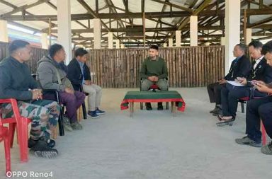 နာဂ လူထု ကန့်ကွက်မှု ကြားမှ နယ်စပ် ခြံစည်းရိုး ကာရံရေး အိန္ဒိယ စတင် သတင်းနှင့် မီဒီယာ ကွန်ရက်။ ၂၀၂၅ ခုနှစ်၊ ဒီဇင်ဘာလ ၉ ရက်။ နာဂလူထု၏ ပြင်းထန်သော ကန့်ကွက်မှုကြားမှ အိန္ဒိယ-မြန်မာ နယ်စပ်ခြံစည်းရိုးကာရံရေး လုပ်ငန်းများ ပြန်လည် စတင်နေသည်ဟု ဒေသခံများက ပြောသည်။ အိန္ဒိယ-မြန်မာနယ်စပ် ခြံစည်းရိုးကာရံရေး စီမံကိန်းအား ဒေသခံ နာဂလူထုက ပြင်းပြင်းထန်ထန် ကန့်ကွက်နေ သည့် ကြားမှပင် အိန္ဒိယဖက်က နိုဝင်ဘာလ ၂၇ ရက်နေ့မှစ၍ လုပ်ငန်းများကို ဆက်လက်လုပ်ဆောင်နေကြောင်း ဒေသခံများက အတည်ပြုပြောဆိုသည်။ ညီညွတ်သော တန်ရှန်းနာဂကောင်စီ (UTNC) က နိုဝင်ဘာ ၁၉ ရက်နေ့တွင် ကန့်ကွက်စာ ထုတ်ပြန်ခဲ့ပြီးနောက် လုပ်ငန်းခွင်ကို ရက်အနည်းငယ် ရပ်နားခဲ့သော်လည်း ယခုအခါ ပြန်လည်စတင်ခဲ့ခြင်းဖြစ်သည်။eနာ UTNC တာဝန်ရှိသူတစ်ဦးက “ကျနော်တို့ UTNC ရဲ့ သဘောထားထုတ်ပြန်ချက် ထွက်ပြီးနောက်တော့ ဒါ သုံး ရက်လောက် သူတို့ နားထားတယ်ပေါ့။ သွားကြည့်တော့ သူတို့ မီတာ တစ်ရာလောက်တော့ ရှိနေပြီ ထင်တယ်။ ဒီ Backhoe (ဘက်ဟိုး) တစ်စီးနဲ့ အလုပ်လုပ်နေတာတော့ သွားတွေ့တယ်ဗျ” ဟု ပြောသည်။ လက်ရှိ အိန္ဒိယဖက်မှ ခြံစည်းရိုးကာရံသည့် လုပ်ငန်းစဉ်သည် နယ်စပ်မှတ်တိုင် (၁၇၃) အနီးတွင် စတင်နေခြင်း ဖြစ်သည်။ UTNC တာဝန်ရှိသူများနှင့် ဒေသခံများက လုပ်ငန်းခွင်သို့ သွားရောက်ကြည့်ရှုခဲ့ရာ မြေတူးစက် (Backhoe) တစ်စီးဖြင့် အလုပ်လုပ်နေသည်ကို တွေ့ရှိခဲ့ရပြီး ခြံစည်းရိုးကာရံမှုသည် အရှည် မီတာ (၁၀၀) ခန့် ပြီးစီးနေပြီ ဖြစ်ကြောင်း UTNC တာဝန်ရှိသူက ပြောသည်။ နန်းယွန်းဒေသခံ နာဂအမျိုးသားတစ်ဦးကလည်း စက်ယန္တရားများဖြင့် ဆက်လက်လုပ်ဆောင်နေသည်ကို မြေပြင် ကွင်းဆင်း ကြည့်ရှုစဉ် တွေ့ရှိခဲ့ရကြောင်းနှင့် ကျောက်တိုင်ထူရန် ကျင်းတူးနေသည်ကို တွေ့ရကြောင်း ပြောဆို သည်။ ဒေသခံ နာဂလူထုက အဆိုပါ ခြံစည်းရိုးကာရံခြင်း စီမံကိန်းသည် နယ်စပ်တစ်ဖက်တစ်ချက်စီရှိ ဆွေမျိုးသားချင်း ဖြစ်သော နာဂမိသားစုများကြား ခွဲခြားလိုက်ခြင်းဖြစ်၍ လုံးဝလက်မခံနိုင်ကြောင်း ပြင်းပြင်းထန်ထန် ကန့်ကွက်နေသည်။ နာဂဒေသခံတစ်ဦးက ခြံစည်းရိုးကာရံခြင်း၏ ဆိုးကျိုးနှင့် ပတ်သက်၍ “ဟိုဖက်ဒီဖက်က ကျနော်တို့ မိသားစုတွေ ချည်းပါပဲ။ ကျနော်တို့က လူမှုဆက်ဆံရေးအရ၊ ကူးလူးဆက်ဆံရေးအရ တဖက်နဲ့ တဖက်က အိမ်ဦးနဲ့ ကြမ်း ပြင် လိုပါပဲ။ ဒီလိုရှိနေတဲ့ အရာကြီးကို ခြံစည်းရိုး ခတ်လိုက်မယ်ဆိုရင် ကျနော်တို့ မိသားစုကြားထဲမှာ ခြံစည်း ရိုးခတ်ပြီး ခွဲခြားပေးလိုက်သလို ဖြစ်သွားတာပေါ့။ ရှင်းရှင်းပြောရရင် ဒီအပေါ်မှာ ကျနော်တို့က ၁၀၀ ရာခိုင် နှုန်း ကန့်ကွက်ပါတယ်” ဟု ပြောသည်။ အိန္ဒိယဖက်ကမူ ဤစီမံကိန်းကို ဗဟိုအစိုးရ၏ မူဝါဒနှင့် လုံခြုံရေးအရ မဖြစ်မနေ လုပ်ဆောင်ရခြင်း ဖြစ်ကြောင်း အကြောင်းပြချက်ပေးကာ ဆက်လက် အကောင်အထည်ဖော်နေခြင်း ဖြစ်သည်ဟု UTNC က ထုတ်ပြန်ထား သည်။ UTNC အနေဖြင့် ဒေသခံ ပြည်သူလူထု၏ ဆန္ဒအရ ခြံစည်းရိုးကာရံခြင်းကို လုံးဝရပ်တန့်ပေးရန်သာ ဆက်လက် တောင်းဆိုသွားမည်ဖြစ်ပြီး၊ အိန္ဒိယအစိုးရက ဆက်လက် တင်းမာနေပါက ကန့်ကွက်မှုများကို ပိုမိုပြင်းထန်စွာ ဆက်လက် လုပ်ဆောင်သွားမည် ဖြစ်ကြောင်း နိုဝင်ဘာ ၂၈ ရက်နေ့ ထုတ်ပြန်ချက်တွင် ဖော်ပြထားသည်။ Photo - UTNC  