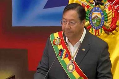 ဘိုလီးဗီးယား သမ္မတဟောင်းအား အဂတိလိုက်စားမှုဖြင့်ဖမ်းဆီး သတင်းနှင့် မီဒီယာ ကွန်ရက်။ ၂၀၂၅ ခုနှစ်၊ ဒီဇင်ဘာလ ၁၁ ရက်။ ဘိုလီးဗီးယားနိုင်ငံတွင် နှစ် ၂၀ ကြာ အုပ်ချုပ်ခဲ့သော ဆိုရှယ်လစ်အစိုးရ အဆုံးသတ်ပြီး တစ်လအကြာ ဗုဒ္ဓဟူးနေ့၌ ဥပဒေစိုးမိုးရေး အရာရှိများသည် သမ္မတဟောင်း Luis Arce (လူးဝစ် အာဆဲ) ကို အဂတိလိုက်စားမှုဖြင့် ဖမ်းဆီးထိန်းသိမ်းခဲ့သည်။ သမ္မတ Rodrigo Paz (ရိုဒရီဂို ပါ့ဇ်) အစိုးရ၏ အကြီးတန်းအရာရှိတစ်ဦးက သမ္မတဟောင်း Arce သည် တာဝန်ပျက်ကွက်မှု နှင့် ဘဏ္ဍာရေး မလျော်မကန်ပြုမှု တို့ဖြင့် စွဲချက်တင်ခံထားရကြောင်း အတည်ပြုခဲ့သည်။ သမ္မတဟောင်းကို ဘိုလီးဗီးယား မြို့တော် လာပက်ဇ် (La Paz) ရှိ ရဲဌာနချုပ်၌ ထိန်းသိမ်းထားသည်။ အရာရှိများ၏ ပြောကြားချက်အရ Arce ကို ဖမ်းဆီးခြင်းသည် အမြင့်ဆုံးအဆင့်ရှိ အဂတိလိုက်စားမှုကို တိုက်ဖျက်ရေး အတွက် အစိုးရသစ်၏ ကတိကဝတ်ကို လက်တွေ့ အကောင်အထည် ဖော်ခြင်းဖြစ်သည်ဟု ဆိုသည်။ သမ္မတဟောင်း Arce ၏ မဟာမိတ်များကမူ ၎င်း၏ ဖမ်းဆီးမှုကို တရားမျှတမှုမရှိဘဲ နိုင်ငံရေး အညှိုးအာဃာတဖြင့် အပြစ်ပေးခြင်း သာဖြစ်ကြောင်း ဝေဖန်ပြောဆိုခဲ့သည်။