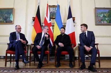 ရပ်ဆိုင်းထိန်းချုပ်ထားသော ရုရှားပိုင်ဆိုင်မှုများမှ ယူကရိန်းထောက်ပံ့ရေးအတွက် EU သဘောတူညီချက်ရရန် နီးစပ် သတင်းနှင့် မီဒီယာ ကွန်ရက်။ ၂၀၂၅ ခုနှစ် ဒီဇင်ဘာလ ၁၀ ရက်။ ဥရောပသမဂ္ဂ (EU) သည် ၂၀၂၆ ခုနှစ်နှင့် ၂၀၂၇ ခုနှစ်များအတွက် ယူကရိန်းကို ငွေကြေးထောက်ပံ့ရန် ဖြေရှင်းချက်တစ်ရပ်ရရှိရန် အတော်လေးနီးစပ်လာပြီဖြစ်ကြောင်း EU ထိပ်သီးအစည်းအဝေး ဥက္ကဋ္ဌ Antonio Costa (အန်တိုနီယို ကော့စတာ) က အင်္ဂါနေ့တွင် ပြောကြားခဲ့သည်။ အမေရိကန်၏ ငွေကြေးထောက်ပံ့မှုများ လျော့နည်းလာချိန်တွင် EU ခေါင်းဆောင်များက ယူကရိန်းကို နောက်နှစ်နှစ်စာ ငွေကြေးထောက်ပံ့ရန် အောက်တိုဘာ ၂၃ ရက်၌ ကတိပြုခဲ့ကြပြီး ယင်းကတိကို အကောင်အထည်ဖော်ရန် ဒီဇင်ဘာ ၁၈ ရက်တွင် ဘရပ်ဆဲလ်မြို့၌ ကျင်းပမည့် ထိပ်သီးအစည်းအဝေး၌ ဆုံးဖြတ်မည်ဖြစ်သည်။ EU အစိုးရအဖွဲ့ အများစုက လိုလားနေသည့် နည်းလမ်းမှာ ၂၀၂၂ ခုနှစ်တွင် ရုရှားက ယူကရိန်းကို ကျူးကျော်ပြီးနောက်ပိုင်း ဥရောပ၌ ရပ်ဆိုင်းထိန်းချုပ်ထားသော ယူရို ၂၁၀ ဘီလီယံ ($244.15 ဘီလီယံ) တန်ဖိုးရှိသည့် ရုရှားအစိုးရပိုင် ပိုင်ဆိုင်မှုများ၏ အကျိုးအမြတ်များကို အသုံးပြုရန်ဖြစ်သည်။ ရပ်ဆိုင်းသိမ်းဆည်းထားသော ပိုင်ဆိုင်မှု အများစုမှာ ဘယ်လ်ဂျီယံတွင် ရှိနေသည်။ သို့သော် EU နိုင်ငံများသည် အဆိုပါ ရံပုံငွေ သုံးစွဲမှုနှင့်ပတ်သက်၍ ရုရှားက တရားစွဲဆို အောင်မြင်ခဲ့ပါက ဖြစ်ပေါ်လာမည့် ဘဏ္ဍာရေးအကျိုးဆက်များကို ကျန်သော EU နိုင်ငံများက ဝေမျှထမ်းဆောင်မည်ဟူသော ကတိကဝတ်ကို လိုချင်နေကြသည်။ ထိုအာမခံချက်ပေးရေးနှင့် ပတ်သက်သည့် ဆွေးနွေးမှုများ ပြုလုပ်နေပြီး ဒီဇင်ဘာ ၁၈ ရက် ထိပ်သီးအစည်းအဝေးတွင် အပြီးသတ် ဆုံးဖြတ်ရန် စီစဉ်ထားသည်။ ကော့စတာက ဒီဇင်ဘာ ၁၈ ရက်တွင် ဆုံးဖြတ်ချက်ချမည်ဖြစ်သော်လည်း သဘောတူညီချက်ရသည်အထိ ဒီဇင်ဘာ ၁၉ ရက် သို့မဟုတ် ၂၀ ရက်အထိ ဆက်လက်ဆွေးနွေးသွားမည်ဟုလည်း ပြောကြားခဲ့သည်။