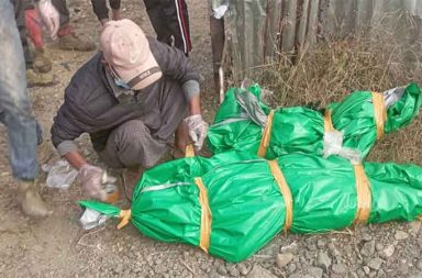 စစ်ကော်မရှင် ဒရုန်းကြောင့် ဖားကန့်တွင် သားအမိသားအဖ ၃ ဦး သေဆုံး သတင်းနှင့် မီဒီယာ ကွန်ရက်။ ၂၀၂၅ ခုနှစ်၊ ဒီဇင်ဘာလ ၈ ရက်။ ကချင်ပြည်၊ ဖားကန့်မြို့နယ်ထဲတွင် စစ်ကော်မရှင်၏ ဒရုန်းဗုံး ပစ်ခတ်မှုကြောင့် မိသားစု ၃ ဦး သေဆုံးခဲ့သည်ဟု ဒေသခံများက ပြောသည်။ ဖားကန့်မြို့ပေါ်ရှိ ဗျူဟာကုန်းမှ စစ်ကော်မရှင်တပ်သားများက ပစ်ခတ်လိုက်သည့် ဒရုန်းဗုံး ထိမှန်ပေါက်ကွဲမှု ကြောင့် မိသားစုတစ်စုတည်းမှ မိဘနှစ်ဦးနှင့်အတူ အသက် ၁၃ နှစ်အရွယ် ကလေးငယ်တစ်ဦးပါ စုစုပေါင်း ၃ ဦး သေဆုံးခဲ့ကြောင်း ဒေသခံသတင်းရင်းမြစ်များက ပြောသည်။ ယမန်နေ့ ဒီဇင်ဘာလ ၇ ရက်နေ့၊ ည ၁၁ နာရီဝန်းကျင်ခန့်တွင် လုံးခင်းအုပ်စု၊ မလောင်ကျေးရွာရှိ နေအိမ်တစ်လုံး ပေါ်သို့ စစ်ကော်မရှင်တပ်၏ ဒရုန်းဗုံးသီး ကျရောက်ပေါက်ကွဲခဲ့ခြင်းဖြစ်သည်။ ဒေသခံအမျိုးသားတစ်ဦးက “သူတို့က ရမ်းသမ်းပစ်လိုက်တာ။ မလောင်ရွာမှာရှိတဲ့ မိသားစုတစ်စုရဲ့ နေအိမ်ကို တည့်တည့်ကျတာ။ အဖေအမေကတော့ ပွဲချင်းပြီးဆုံးသွားတယ်။ မြင်မကောင်းအောင်ဘဲ ဒဏ်ရာတွေရပြီး ဆုံးသွားတာ။ ၄ လသား ကလေးလေးကတော့ အထိအခိုက်မရှိ ကျန်ခဲ့တယ်။ ကလေးငယ်လေးကတော့ မိဘမဲ့ လေး ဖြစ်သွားတာပေါ့” ဟု ပြောသည်။ သေဆုံးသူ မိဘနှစ်ဦးမှာ ပွဲချင်းပြီး သေဆုံးခဲ့ရပြီး၊ အဆိုပါ မိသားစု၏ လသားအရွယ်ကလေးငယ်မှာ အသက်ရှင် ကျန်ရစ်ခဲ့သော်လည်း မိဘမဲ့ဘဝသို့ ရောက်ရှိသွားပြီဟု ဒေသခံများက ပြောသည်။ လက်ရှိတွင် ဖားကန့်မြို့နယ်အတွင်း ကြီးမားသည့် ထိပ်တိုက်တိုက်ပွဲများ မရှိသေးသော်လည်း နှစ်ဖက်တပ်ဖွဲ့များ စောင့်ကြည့်နေသည့် အခြေအနေဖြစ်ပြီး၊ စစ်ကော်မရှင်ဘက်မှ ဒရုန်းဗုံးအပါအဝင် လက်နက်ကြီးများဖြင့် ရမ်းသမ်းပစ်ခတ်မှုများကြောင့် အရပ်သား သေဆုံးမှုများ မကြာမကြာ ဖြစ်ပေါ်နေသည်ဟု ဒေသခံများက ဆိုသည်။ စစ်ကော်မရှင်တပ်သည် ယမန်နေ့ ညပိုင်းမှစ၍ ယနေ့ ဒီဇင်ဘာလ ၈ ရက်နေ့၊ နံနက်ပိုင်းအထိ လက်နက်ကြီးများ နှင့် ဒရုန်းဗုံးများဖြင့် ရမ်းသမ်းပစ်ခတ်နေဆဲ ဖြစ်သည်ဟုလည်း ဒေသခံများက ပြောသည်။ ဒေသခံ အမျိုးသားတစ်ဦးက ယခုလက်ရှိ လှုပ်ရှားမှုများသည် လာမည့်ရွေးကောက်ပွဲနှင့် ဆက်စပ်နိုင်ကြောင်း သုံးသပ် သည်။ “ဖားကန့်မှာက စစ်ရေးလှုပ်ရှားမှုတွေရှိတဲ့အခါမှာ လက်နက်ကြီးတွေ၊ ဒရုန်းတွေနဲ့ အပြန်အလှန် ပစ်ခတ်မှုတွေ ရှိပါတယ်။ ပြီးတော့ ရွေးကောက်ပွဲ ကျင်းပတဲ့ကာလလည်း ဖြစ်နေတော့ သူတို့ဘက်က မြို့တွင်းလှုပ်ရှားပြတာ၊ စစ်ဆေးပြတာတွေ ရှိတယ်။ ရှေ့ရှောက်ပြီးတော့လည်း တိုက်ပွဲတွေ ဖြစ်လာနိုင်တယ်၊ ရွေးကောက်ပွဲကို ဆက် ကျင်းပရင်ပေါ့” ဟု ၎င်းက ပြောသည်။ စစ်ကော်မရှင်တပ်သည် ယခုလအတွင်း ကျင်းပမည့် ရွေးကောက်ပွဲ အောင်မြင်စွာ ဖြစ်မြောက်ရေးအတွက် ဖားကန့်မြို့နယ်တွင်း စစ်အင်အား အလုံးအရင်းဖြင့် နေရာယူထားပြီး နှစ်ဖက် လက်နက်ကိုင်များအကြား မကြာခဏ ထိတွေ့မှုများ ဖြစ်နေသည့် ဒေသလည်း ဖြစ်သည်။ ပြီးခဲ့သည့် အောက်တိုဘာနှင့် နိုဝင်ဘာလများတွင်လည်း နှစ်ဖက်တပ်များ အကြား ထိတွေ့တိုက်ပွဲများကြောင့် ကလေးငယ်များ အပါအဝင် အရပ်သားသေဆုံးမှုများ မြင့်တက်ခဲ့သည်။  