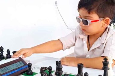 ကမ္ဘာ့စစ်တုရင် စံချိန်သစ်ကို တင်လိုက်သည့် အိန္ဒိယက ၃ နှစ်သားလေး သတင်းနှင့် မီဒီယာ ကွန်ရက်။ ၂၀၂၅ ခုနှစ်၊ ဒီဇင်ဘာလ ၉ ရက်။ အိန္ဒိယနိုင်ငံမှ အသက် ၃ နှစ်အရွယ် ကလေးငယ်တစ်ဦးသည် နိုင်ငံတကာ စစ်တုရင်အဖွဲ့ချုပ် (FIDE) ၏ တရားဝင် အဆင့်သတ်မှတ်ချက် (Rating) ကို ရယူနိုင်ခဲ့သည့် ကမ္ဘာ့အငယ်ဆုံး စစ်တုရင်ကစားသမားအဖြစ် မှတ်တမ်းဝင်သွားခဲ့သည်။ ဒီဇင်ဘာ ၆ ရက်နေ့တွင် FIDE က ကြေညာခဲ့သည့်အတိုင်း Sarwagya Singh Kushwaha (ဆာဝက်ဂျာဆင်း ကုရှ်ဝါဟာ) သည် အသက် ၃ နှစ်၊ ၇ လနှင့် ရက် ၂၀ ဖြင့် ယင်းစံချိန်ကို တင်ခဲ့ခြင်းဖြစ်သည်။ FIDE Rating ရရှိရန် အဆင့်သတ်မှတ်ခံထားရသူ အနည်းဆုံး ၅ ဦးကို အနိုင်ယူပြီး အနိမ့်ဆုံး Rating ၁၄၀၀ ရရှိရန် လိုအပ်သော်လည်း Sarwagya လေးကမူ Rapid Rating ၁၅၇၂ ဖြင့် စတင်ပွဲထွက်နိုင်ခဲ့သည်။ အိန္ဒိယ နိုင်ငံ Madhya Pradesh ပြည်နယ်မှလာသည့် Kushwaha သည် အသက် ၂ နှစ်ခန့်ကတည်းက စစ်တုရင် စတင်ကစားခဲ့ပြီး တစ်ရက်လျှင် ၄ နာရီမှ ၅ နာရီအထိ ကစားလေ့ရှိသည်။ ဖခင်ဖြစ်သူ Siddharth Singh က ၎င်း၏သားသည် ရွယ်တူကလေးများထက် ပိုမို စိတ်ရှည်သည်းခံနိုင်ပြီး စားပွဲပေါ်တွင် ငြိမ်သက်စွာ ထိုင်နိုင်ခြင်းသည် အဓိက အားသာချက်ဖြစ်ကြောင်း ပြောကြားခဲ့သည်။ ၂၀၂၅ ခုနှစ်အတွင်း Kushwaha လေးသည် အသက် ၂၀ ကျော် ကမ္ဘာ့အဆင့်ဝင် ပြိုင်ဘက် ၃ ဦးကို အနိုင်ယူခဲ့သည့် မှတ်တမ်းများလည်း ရှိခဲ့သည်။ ယခင်က စံချိန်ဟောင်းပိုင်ရှင်မှာလည်း အိန္ဒိယနိုင်ငံမှပင် ဖြစ်သည့် Anish Sarkar ဖြစ်ပြီး သူသည် အသက် ၃ နှစ်၊ ၈ လနှင့် ၁၉ ရက်အရွယ်တွင် Rating ၁၅၅၀ ရခဲ့ဖူးသည်။ Kushwaha လေးကမူ အသက်ပိုငယ်သည့်အပြင် Rating လည်း ပိုမြင့်ခဲ့သည်။