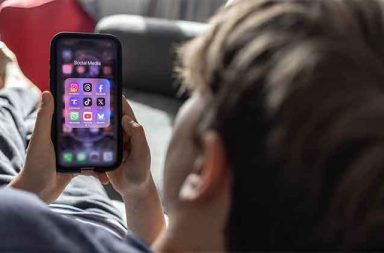 ဩစတေးလျက လူမှုမီဒီယာ အကောင့်ဖွင့်နိုင်သည့် အနိမ့်ဆုံးအသက် သတ်မှတ် သတင်းနှင့် မီဒီယာ ကွန်ရက်။ ၂၀၂၅ ခုနှစ်၊ ဒီဇင်ဘာလ ၅ ရက်။ ဩစတေးလျ အစိုးရသည် အွန်လိုင်း ဘေးကင်းလုံခြုံရေး ဥပဒေ ပြင်ဆင်ချက် ကို ထုတ်ပြန်လိုက်ရာ လူမှုမီဒီယာများတွင် အကောင့်ဖွင့်နိုင်မည့် အနိမ့်ဆုံး အသက်ကို သတ်မှတ်လိုက်သည်။ ယင်းဥပဒေအရ အသက် ၁၆ နှစ်အောက် ကလေးများ သည် သတ်မှတ်ထားသော လူမှုမီဒီယာ ပလက်ဖောင်းများတွင် အကောင့်ဖွင့်ခြင်းကို တားမြစ်လိုက်ခြင်း ဖြစ်သည်။ ဒီဇင်ဘာလ ၁၀ ရက်နေ့တွင် စတင်အသက်ဝင်မည့် ဤဥပဒေဖြင့် အကောင့်ဖွင့်ခွင့် ပိတ်ပင်လိုက်သည့် လူမှုမီဒီယာများမှာ YouTube, X, Facebook, Instagram, TikTok, Snapchat, Reddit, Twitch, Threads, နှင့် Kick တို့ ပါဝင်သည်။ ဩစတေးလျ အစိုးရက ၎င်းတို့၏ ကလေးသူငယ်များနှင့် ဆယ်ကျော်သက်များ၏ စိတ်ပိုင်းဆိုင်ရာ ကျန်းမာရေးနှင့် ကြံ့ခိုင်သန်စွမ်းရေး အတွက် ယခုလို တားမြစ်လိုက်ခြင်းဖြစ်ကြောင်း ရှင်းပြထားသည်။ အကယ်၍ အဆိုပါ ပလက်ဖောင်းများသည် အသက် ၁၆ နှစ်အောက် ကလေးများ၏ အကောင့်များကို ရပ်ဆိုင်းရန်အတွက် ကျိုးကြောင်းဆီလျော်သော လုပ်ဆောင်မှုများ မပြုလုပ်ခဲ့ပါက ဩစတေးလျဒေါ်လာ သန်း ၅၀ အထိ ဒဏ်ရိုက်ခံရနိုင်သည်။ ဥပဒေအရ ချိုးဖောက်မှုများအတွက် ကလေးများ သို့မဟုတ် ၎င်းတို့၏ မိဘများကို အရေးယူမည်မဟုတ်ဘဲ အကောင့်ဖွင့်ခွင့်ပြုသော လူမှုကွန်ရက် ကုမ္ပဏီများကိုသာ ဒဏ်ရိုက်မည်ဖြစ်သည်။ ထို့ပြင် မိဘများအနေဖြင့်လည်း အသက် ၁၆ နှစ်အောက် ကလေးများကို အကောင့်ဖွင့်ရန် သဘောတူညီချက် ပေးခွင့်မရှိကြောင်း ဖော်ပြထားသည်။ တားမြစ်မှုတွင် ကလေးများအတွက် သီးသန့်ပြုလုပ်ထားသော Messenger Kids, Whatsapp, Kids Helpline, Google Classroom နှင့် YouTube Kids တို့ကဲ့သို့သော လိုင်းများ ပါဝင်မည်မဟုတ်ပါ။ လက်ရှိတွင် Facebook နှင့် TikTok ကဲ့သို့သော နာမည်ကြီး လူမှုပလက်ဖောင်းများသည် ကလေးများ၏ အကောင့်များကို ပိတ်သိမ်းရန် လုပ်ဆောင်နေပြီဟု သတင်းများက  ဆိုသည်။