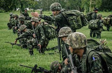 ထိုင်းက နယ်မြေတချို့ ပြန်သိမ်းထားပြီး ကမ္ဘောဒီးယားကို ရေကြောင်း ပိတ်ဆို့ထား သတင်းနှင့် မီဒီယာ ကွန်ရက်။ ၂၀၂၅ ခုနှစ်၊ ဒီဇင်ဘာလ ၁၅ ရက်။ ထိုင်းစစ်တပ်သည် Trat (ထရတ်) ကမ်းရိုးတန်းခရိုင်အတွင်းရှိ ၎င်းတို့၏ "အချုပ်အခြာအာဏာပိုင် နယ်မြေများ" ကို ပြန်လည်သိမ်းပိုက်နိုင်ခဲ့ပြီး ပြိုင်ဘက်အင်အားစုအားလုံးကို နှင်ထုတ်နိုင်ခဲ့ကြောင်း ထိုင်းတော်ဝင်ရေတပ်၏ ပြောရေးဆိုခွင့်ရှိသူ ဗိုလ်ချုပ်ကြီး Parach Rattanachaiyapan က တနင်္ဂနွေနေ့တွင် ထုတ်ပြန်ခဲ့သည်။ ထိုင်းချယ်နယ် 3 နံနက်ခင်းသတင်း၏ ဖော်ပြချက်အရ ထိုင်းစစ်တပ်သည် ကြည်းတပ်၊ ရေတပ်နှင့် လေတပ်တို့ ပူးပေါင်း၍ တနင်္ဂနွေနေ့ နံနက်အစောပိုင်းအထိ နယ်စပ်တစ်လျှောက် စစ်ဆင်ရေးများကို ဆက်လက်လုပ်ဆောင်လျက်ရှိပါသည်။ ထို့အပြင် Surin (စုရင်း) ခရိုင်ရှိ Ta Khwai (ထာ့ခွိုင်) အပါအဝင် အခြားဒေသအချို့တွင်လည်း ပြောက်ကျားတိုက်ပွဲများနှင့် မောင်းသူမဲ့လေယာဉ် (ဒရုန်း) ဖြင့် တိုက်ခိုက်မှုများ ဆက်လက်ဖြစ်ပွားလျက်ရှိပါသည်။ တိုက်ပွဲများ အရှိန်အဟုန် မြင့်မားလာခြင်းကြောင့် ကမ္ဘောဒီးယားအစိုးရသည် ဒီဇင်ဘာ ၁၄ ရက် ညပိုင်းတွင် ထိုင်းနိုင်ငံနှင့်ရှိသော နယ်စပ်ဖြတ်ကျော်ဝင်ထွက်မှု လမ်းကြောင်းအားလုံးကို နောက်ထပ်အကြောင်းကြားစာ ထုတ်ပြန်သည်အထိ လုံးဝ ပိတ်ဆို့ဆိုင်းငံ့လိုက်ကြောင်း ကြေညာခဲ့ပါသည်။ လက်ရှိဖြစ်ပွားနေသော ပဋိပက္ခများကြောင့် နှစ်ဖက်စလုံးမှ စစ်သားနှင့် အရပ်သား အနည်းဆုံး ၂၅ ဦးခန့် သေဆုံးခဲ့ရပြီး လူဦးရေ စုစုပေါင်း ငါးသိန်းကျော်သည် နေရပ်စွန့်ခွာ ထွက်ပြေးတိမ်းရှောင်ခဲ့ကြရသည်။ အခြေအနေ ထိန်းချုပ်ရေးအတွက် ထိုင်းအစိုးရသည် နိုင်ငံ၏ အရှေ့တောင်ပိုင်း Trat ခရိုင်တွင် ညမထွက်ရအမိန့်ကို ထုတ်ပြန်ထားပါသည်။ နိုင်ငံတကာ၏ ဖိအားပေးမှုများဖြင့် အပစ်အခတ်ရပ်စဲရေး သဘောတူညီချက်တွင် ပါဝင်ခဲ့ဖူးသော အမေရိကန်သမ္မတ ဒေါ်နယ်လ် ထရမ့်က ထိုင်းနှင့် ကမ္ဘောဒီးယားနိုင်ငံတို့သည် အပစ်အခတ်ရပ်စဲရန် သဘောတူညီခဲ့ကြောင်း ကြေညာခဲ့သော်လည်း ထိုင်းအရာရှိများကမူ တိုက်ပွဲများ ရပ်တန့်ရန် သဘောတူညီမှု မရှိသေးကြောင်း ငြင်းဆိုခဲ့ကြသည်။ ထိုင်းနိုင်ငံအနေဖြင့် အပစ်အခတ်ရပ်စဲရေးကိစ္စကို မြေပြင်အခြေအနေများပေါ်တွင် မူတည်၍သာ ဆုံးဖြတ်သွားမည်ဟု ပြောဆိုခဲ့ပါသည်။ ထပ်မံတင်းမာလာသည့် အခြေအနေအရပ်ရပ်အနေဖြင့်၊ တနင်္ဂနွေနေ့တွင် ထိုင်းနိုင်ငံ လူထုဝန်ဆောင်မှု ရုပ်သံမှ ထိုင်းနိုင်ငံသည် ကမ္ဘောဒီးယား ပင်လယ်နယ်နိမိတ်ကို စတင်ပိတ်ဆို့လိုက်ပြီဖြစ်ကြောင်း သတင်းထုတ်ပြန်ခဲ့သည်။ ထိုင်းစစ်တပ်၏ ကြေညာချက်အရ ကုန်တင်သင်္ဘော၊ ငါးဖမ်းသင်္ဘော သို့မဟုတ် ရေနံတင်သင်္ဘောဖြစ်စေ၊ မည်သည့်နိုင်ငံ မှတ်ပုံတင်ဖြင့်မဆို ကမ္ဘောဒီးယားနိုင်ငံသို့ ဝင်ရောက်လာမည့် ပင်လယ်ပြင်သွား ရေယာဉ်အားလုံးကို ပိတ်ဆို့သွားမည်ဖြစ်သည်။ အဆိုပါ ရေကြောင်းပိတ်ဆို့မှု၏ အဓိကရည်ရွယ်ချက်မှာ ကမ္ဘောဒီးယားနိုင်ငံသို့ လောင်စာဆီ၊ စစ်လက်နက်ပစ္စည်းနှင့် အခြားစစ်ရေးအရ အရေးပါသော ပစ္စည်းများ ရောက်ရှိမှုကို တားဆီးရန်ဖြစ်ကြောင်း ထိုင်းနိုင်ငံက ပြောကြားထားပါသည်။