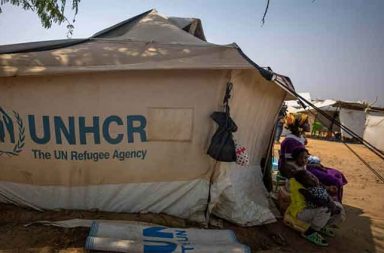 ကုလသမဂ္ဂ အကူအညီ ရန်ပုံငွေများ သိသိသာသာ လျှော့ချ သတင်းနှင့် မီဒီယာ ကွန်ရက်။ ၂၀၂၅ ခုနှစ်၊ ဒီဇင်ဘာလ ၉ ရက်။ ကုလသမဂ္ဂ (UN) သည် လူသားချင်းစာနာမှုဆိုင်ရာ အကူအညီလိုအပ်ချက်များ စံချိန်တင် မြင့်မားနေချိန်တွင်ပင် လာမည့် ၂၀၂၆ ခုနှစ်အတွက် ရန်ပုံငွေပမာဏကို ယခင်နှစ်က မျှော်မှန်းခဲ့သည့် ပမာဏ၏ ထက်ဝက်တိတိအထိ လျှော့ချလိုက်ရကြောင်း ထုတ်ပြန်ကြေညာခဲ့သည်။ ထိုသို့ လျှော့ချရခြင်းမှာ အဓိက အလှူရှင်နိုင်ငံများ၏ ထောက်ပံ့မှု သိသိသာသာ လျော့ကျသွားသောကြောင့် ဖြစ်သည်ဟု ဆိုသည်။ UN ၏ ထုတ်ပြန်ချက်အရ ၂၀၂၅ ခုနှစ် တစ်နှစ်လုံးတွင် အလှူငွေ ဒေါ်လာ ၁၂ ဘီလီယံသာ ရရှိခဲ့ပြီး ယင်းပမာဏမှာ ၁၀ နှစ်အတွင်း အနိမ့်ဆုံးဖြစ်ကာ စုစုပေါင်း လိုအပ်ချက်၏ လေးပုံတစ်ပုံကျော်ကျော်ကိုသာ ဖြည့်ဆည်းပေးနိုင်ခဲ့သည်။ အမေရိကန်သမ္မတ ဒေါ်နယ်လ် ထရမ့်နှင့် ဂျာမနီကဲ့သို့ အဓိက အနောက်နိုင်ငံ အလှူရှင်များက အကူအညီများကို ဖြတ်တောက်လိုက်ခြင်းကြောင့် UN ၏ ဘဏ္ဍာရေး အခြေအနေ တင်းကျပ်လျက်ရှိသည်။ UN အကူအညီဆိုင်ရာ အကြီးအကဲ Tom Fletcher က ယခု ရန်ပုံငွေ ဖြတ်တောက်မှုကြောင့် အကူအညီ အရေးတကြီး လိုအပ်နေသူ သန်း ၂၅၀ ထဲမှ အသက်အန္တရာယ် အနီးဆုံး ဖြစ်သည့် ၈၇ သန်း ကိုသာ ဦးစားပေး ကူညီရန်အတွက် ဒေါ်လာ ၂၃ ဘီလီယံ တောင်းခံရန် ဆုံးဖြတ်လိုက်ရကြောင်း ပြောကြားခဲ့သည်။ ကျန်ရှိသော သန်းချီသည့် လူများအား အကူအညီပေးနိုင်တော့မည် မဟုတ်ကြောင်း UN က ဝန်ခံလိုက်သည်။ ၂၀၂၆ ခုနှစ်အတွက် ဦးစားပေး အကူအညီ အများဆုံး လိုအပ်သော ဒေသများအဖြစ် ဂါဇာ၊ ဆူဒန်နှင့် ဆီးရီးယား တို့ကို သတ်မှတ်ထားပြီး၊ Norwegian Refugee Council (NRC) လို အဖွဲ့အစည်းများကလည်း ဒီမိုကရက်တစ် ကွန်ဂိုနှင့် မြန်မာနိုင်ငံ တို့လို နေရာများတွင် အကူအညီ မရသူ သန်းချီ ရှိလာမည်ကို စိုးရိမ်ကြောင်း ထုတ်ဖော် ပြောကြားခဲ့သည်။