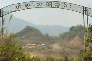 ရွာအတွင်း အမြောက်များဖြင့် ပစ်ခတ်သဖြင့် ရဟန်းတပါး ဒဏ်ရာရ သတင်းနှင့် မီဒီယာ ကွန်ရက်။ ၂၀၂၆ ခုနှစ်၊ ဖေဖော်ဝါရီလ ၇ ရက်။ ထားဝယ်ခရိုင်ရှိ ကျေးရွာတစ်ရွာ အတွင်းသို့ စစ်ကော်မရှင်တပ်က အမြောက်များဖြင့် ပစ်ခတ် တိုက်ခိုက်ခဲ့ရာ ဘုန်းကြီးကျောင်း အတွင်း ကျရောက်ပေါက်ကွဲပြီး ရဟန်းတစ်ပါး ထိခိုက် ဒဏ်ရာ ရခဲ့သည်ဟု ဒေသခံများ က ပြောသည်။ တနင်္သာရီတိုင်းဒေသကြီး၊ ထားဝယ်ခရိုင် အရှေ့တောဒေသရှိ ဟိန္ဒားကျေးရွာတောင်ထိပ်ရှိ စစ်ကော်မရှင် တပ်စခန်းနေရာဟောင်းတွင် တပ်စွဲထားသည့် KNLA နှင့် PDF ပူးပေါင်းတပ်ဖွဲ့များကို စစ်ကော်မရှင်စစ်ကြောင်းက ဖေဖော်ဝါရီလ ၄ ရက်နေ့ နံနက် ၅ နာရီခန့်က ဝင်ရောက် ပစ်ခတ်ခဲ့ရာမှ နှစ်ဖက်တိုက်ပွဲ ပြင်းထန်ခဲ့ခြင်းဖြစ်သည်။ ထိုသို့ တိုက်ပွဲဖြစ်ပွားပြီးနောက် နံနက် ၉ နာရီခန့်တွင် စစ်ကော်မရှင်၏ စကခ (၈) ဌာနချုပ်မှနေ၍ တိုက်ပွဲဖြစ်ရာ ဟိန္ဒားကျေးရွာဘက်သို့ ဟောင်ဝစ်ဇာ လက်နက်ကြီး ၅ လုံးထက်မနည်း ပစ်ခတ်ခဲ့သည်။ လက်နက်ကြီးကျည်တစ်လုံးမှာ ဟိန္ဒားရွာဘုန်းကြီးကျောင်းဝန်းအတွင်း ကျရောက်ပေါက်ကွဲခဲ့သဖြင့် ဆွမ်းစား ကျောင်းဆောင် ပျက်စီးခဲ့ရုံမျှမက ရဟန်းတော်တစ်ပါးလည်း ဦးခေါင်းတွင် ရှပ်ထိဒဏ်ရာ ရရှိခဲ့ခြင်းဖြစ်သည်။ အခင်းဖြစ်ပွားပုံနှင့် ပတ်သက်၍ လူနာကို ကူညီပို့ဆောင်ပေးခဲ့သူ အသက် ၄၀ ခန့်အရွယ် ရွာသားတစ်ဦးက “ဝုန်း ဆိုပြီးအသံကြားပြီးတာနဲ့ ဘုန်းကြီးကျောင်းထဲမှာ မီးခိုးလုံးကြီး အူထွက်လာတာကို မြင်ရတယ်။ ပြီးတော့ ဘုန်းကြီးတစ်ပါး ခေါင်းမှာထိသွားလို့ ထားဝယ်ဆေးရုံကို လိုက်ပို့ပေးခဲ့ရသေးတယ်” ဟု ပြောသည်။ စစ်ကော်မရှင်တပ်သည် လက်နက်ကြီးဖြင့် သာမက နံနက် ၁၀ နာရီခန့်တွင် ဂျက်တိုက်လေယာဉ် တစ်စင်းဖြင့် ဗုံးနှစ်လုံး ကြဲချတိုက်ခိုက်ခဲ့သလို စက်သေနတ်များဖြင့်ပါ လှည့်ပတ်ပစ်ခတ်ခဲ့ကြောင်း ဒေသခံများက ဆိုသည်။ အရှေ့တောဒေသတွင် စစ်ရေးအခြေအနေမှာ ဆက်လက်တင်းမာနေပြီး ပြီးခဲ့သည့် ဖေဖော်ဝါရီ ၂ ရက်နေ့က လည်း ကျောက်မဲတောင်စခန်းတွင် KNLA နှင့် PDF ပူးပေါင်းတပ်ဖွဲ့များက ဒရုန်း၊ လက်နက်ကြီးများဖြင့် သွားရောက် တိုက်ခိုက်ခဲ့သဖြင့် နှစ်ဖက်အပြန်အလှန် ပစ်ခတ်မှုများ ဖြစ်ပွားခဲ့သည်။ လက်ရှိတွင် အဆိုပါဒေသအတွင်းသို့ စစ်ကော်မရှင်တပ်က အင်အား ၁၀၀ ခန့်ဖြင့် စစ်ကြောင်းထိုးနေကြောင်း ပြည်သူ့ကာကွယ်ရေးတပ်ဖွဲ့ တာဝန်ရှိသူတစ်ဦးက အတည်ပြုပြောဆိုသည်။ ဇန်နဝါရီလအတွင်းကလည်း သင်္ကန်းတုံးကျေးရွာနှင့် ရေဝိုင်းကျေးရွာရှိ PDF စခန်းငယ်များကို စစ်ကော်မရှင် တပ်က အလစ်အငိုက်ဝင်ရောက်တိုက်ခိုက်ကာ မီးရှို့ဖျက်ဆီးမှုများ ပြုလုပ်ခဲ့ကြောင်း ရွာသားများက ပြောသည်။  