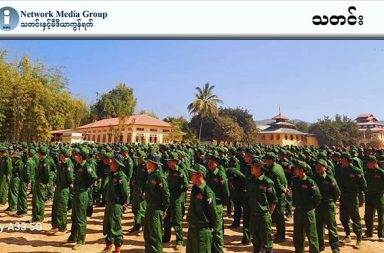 အဖွဲ့ဝင် ကတ်ပြားများကို စားရိတ်တောင်းရန် အဓမ္မ လုပ်ခိုင်းနေဟု ပအိုဝ်းပြည်သူ့စစ်ကို စွပ်စွဲ   သတင်းနှင့် မီဒီယာ ကွန်ရက်။ ၂၀၂၆ ခုနှစ်၊ ဖေဖော်ဝါရီလ ၁၉ ရက်။   ပအိုဝ်းပြည်သူ့စစ် (PNA) အဖွဲ့က ဒေသခံများကို ပြည်သူ့စစ်အဖွဲ့ဝင်ကတ်များ ပြုလုပ်ရန် ဖိအားပေး စေခိုင်းခြင်းမှာ စစ်ကော်မရှင် ထံ စစ်အသုံးစရိတ် တင်ပြတောင်းခံရန်အတွက်သာ ဖြစ်သည်ဟု နီးစပ်သူများက ပြောသည်။   ရှမ်းပြည် တောင်ပိုင်း၊ ညောင်ရွှေမြို့နယ်အတွင်းရှိ သပြေကုန်းကျေးရွာတွင် ရွာသားများကို ကတ်ပြားများ ပြုလုပ်စေခြင်း ဖြစ်သည်။   PNA ရာထူးကြီးပိုင်းများနှင့် နီးစပ်သူများ၏ အဆိုအရ အဆိုပါကတ်များ ပြုလုပ်ခြင်းမှာ တပ်ဖွဲ့ဝင်အင်အား စာရင်း ပြသနိုင်ရန်သာ ဖြစ်ပြီး ဒေသခံများအနေဖြင့် ပြည်သူ့စစ်ထဲသို့ အမှန်တကယ် ဝင်ရောက်စစ်မှုထမ်းရန် မလိုဟု ဆိုထားသော်လည်း မြေပြင်တွင်မူ ဒေသခံများက ယုံကြည်မှုမရှိဘဲ စိုးရိမ်ပူပန်နေကြသည်။   ပြည်သူ့စစ်ကတ် ရရှိထားသူတစ်ဦးနှင့် နီးစပ်သည့် အမျိုးသမီးတစ်ဦးက မြေပြင်အခြေအနေကို ယခုကဲ့သို့ ပြောပြသည်။ “သူကြီးကတော့ အဲဒါရှိရင် ဗမာစစ်တပ်က စစ်မှုထမ်း မခေါ်ဘူးလို့ ပြောတယ်။ အခု လုပ်ကြတာ တော့ အဲဒါ ကြောက်လို့ မဟုတ်ပါဘူး။ PNO က ဒါလုပ်ဆို တစ်ရွာလုံး လုပ်ရတာပဲ။ ပအိုဝ်းထုံးစံလို ဖြစ်နေပါ ပြီ။ မယုံရပါဘူး။ ဟိုတစ်ခါကလည်း လာခေါ်တာ ပါသွားတာပဲလေ။ သင်တန်းတက်တဲ့ လူတွေပေါ့။”   သပြေကုန်းကျေးရွာရှိ အသက် ၁၈ နှစ်မှ ၃၅ နှစ်အတွင်း အမျိုးသားများကို ဖေဖော်ဝါရီလ ၁၀ ရက်နေ့ ကျေးရွာ အစည်းအဝေး၌ ကတ်ပြုလုပ်ရန် မှာကြားထားပြီး လာမည့် မတ်လအတွင်း PNA တာဝန်ရှိသူများက လာရောက် စစ်ဆေးမည်ဟု ဆိုသည်။   အဆိုပါ ကတ်ရှိပါက ယာဉ်လိုင်စင်များ မလိုအပ်ဘဲ ရှမ်းပြည်နယ်အတွင်း လွတ်လပ်စွာ သွားလာနိုင်မည် ဟု လည်း PNA က ဝါဒဖြန့်ထားကြောင်း ဒေသခံများက ပြောသည်။   ငွေကြေးကောက်ခံမှုနှင့် ပတ်သက်၍ PNA ဒုစစ်ဦးစီးချုပ် နေဝင်းထွန်းနှင့် နီးစပ်သူတစ်ဦးက “ပိုက်ဆံကတော့ မပေးရပါဘူး။ မပေးရဘူးဆိုတာက မကောက်တာ မဟုတ်ဘူး။ အရင်တစ်ခါ ကောက်ပြီးပြီ။ အဲဒီတုန်းက တိုင် ကြလို့တောင် သူတို့အပေါ်မှာ ပြဿနာတက်ကြသေးတယ်။ အခုတော့ မကောက်ဘူး။ နောက်လကျရင်တော့ ရိက္ခာကြေး ကောက်မယ်လို့ မှာခဲ့တယ်” ဟု ပြောသည်။   လက်ရှိတွင် PNA သည် သပြေကုန်းကျေးရွာ၌ ၂၀၂၄ ခုနှစ်အတွင်း စစ်သင်တန်းများ ပေးခဲ့သလို၊ ၂၀၂၅ ခုနှစ် ဖေဖော်ဝါရီလတွင် လူအင်အား ၈,၀၀၀ ကျော်ဖြင့် အင်အားပြပွဲများ ပြုလုပ်ကာ စစ်ရေးလှုပ်ရှားမှုများ အရှိန်မြှင့်တင်ထားသည်။   ထို့ပြင် စစ်ကော်မရှင်က ခေါ်ယူထားသည့် စစ်မှုထမ်းများအတွက် လစာငွေများကိုလည်း ဒေသခံများထံမှ ကောက်ခံနေသဖြင့် သပြေကုန်းဒေသခံများမှာ ဆက်ကြေးကောက်ခံမှုနှင့် လူသစ်စုဆောင်းမှုဒဏ်ကို အစဉ်တစိုက် ခံစားနေရကြောင်း ဆိုသည်။   ဓါတ်ပုံ - ပုံဟောင်း