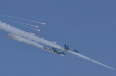 လေကြောင်းတိုက်ခိုက်မှုကို စကားလုံးဖြင့် တားမရဟု အာဆီယံအမတ်များ သတိပေး   သတင်းနှင့်မီဒီယာ ကွန်ရက်။ ၂၀၂၆ ခုနှစ်၊ ဖေဖော်ဝါရီလ ၂ ရက်။   စစ်ကော်မရှင်၏ လေကြောင်းတိုက်ခိုက်မှုများကို စကားလုံးသက်သက်ဖြင့် တားဆီး၍မရနိုင်တော့ကြောင်းနှင့် အာဆီယံအနေဖြင့် ‘ပြည်တွင်းရေးမစွက်ဖက်ရေး’ မူဝါဒကို ကျော်လွန်ကာ လက်တွေ့ကျသည့် ဖိအားများပေးရန် အာဆီယံ လူ့အခွင့်အရေးဆိုင်ရာ လွှတ်တော်အမတ်များအဖွဲ့ (APHR) က တိုက်တွန်းလိုက်သည်။ မြန်မာနိုင်ငံတွင် စစ်အာဏာသိမ်းမှု ၅ နှစ်ပြည့်မြောက်ချိန် ဖေဖော်ဝါရီလ ၁ ရက်နေ့၌ အာဆီယံ လူ့အခွင့်အရေး ဆိုင်ရာ လွှတ်တော်အမတ်များအဖွဲ့ (APHR) က တိုက်တွန်းလိုက်ခြင်း ဖြစ်သည်။ မြန်မာပြည်သူများ ၅ နှစ်တာ ခံစားနေရသည့် ဘေးဒုက္ခများသည် နယ်စပ်ကိုကျော်လွန်၍ ဒေသတွင်း မတည်ငြိမ်မှုများ အထိ ရိုက်ခတ်လာနေပြီဖြစ်ကြောင်း APHR က ထောက်ပြထားသည်။ ထိုင်းလွှတ်တော်အမတ် ရန်စီမံရုန်းက “စကားလုံးတွေနဲ့ပဲ ပြောနေလို့ လေကြောင်းတိုက်ခိုက်မှုတွေကို တားနိုင် မှာ မဟုတ်သလို၊ ဖိအားမပါတဲ့ တွေ့ဆုံဆွေးနွေးမှုတွေကလည်း အရပ်သားတွေကို မကာကွယ်နိုင်ဘူး” ဟု ပြောဆိုလိုက်ပြီး စစ်ကော်မရှင်အပေါ် ထိရောက်သည့် အရေးယူမှုများ ပြုလုပ်ရန် တောင်းဆိုခဲ့သည်။ အလားတူ ၂၀၂၆ ခုနှစ်၏ အာဆီယံဥက္ကဋ္ဌ ဖြစ်လာသည့် ဖိလစ်ပိုင်နိုင်ငံမှ လွှတ်တော်အမတ် လိုင်လာဒီလီမာက လည်း မြန်မာ့အရေးအတွက် ရေရှည်တည်တံ့သော ဖြေရှင်းနည်းများကို အာဆီယံက မဖြစ်မနေ ရှာဖွေရမည်ဟု ဆိုသည်။ စစ်ကော်မရှင်က အတင်းအဓမ္မ ကျင်းပခဲ့သည့် ရွေးကောက်ပွဲအပေါ်တွင်လည်း APHR က ပြင်းပြင်းထန်ထန် ကန့်ကွက်ထားပြီး ယင်းသည် စစ်ရာဇဝတ်ကောင်များကို အကာအကွယ်ပေးရန် ရည်ရွယ်သည့် ‘ဟန်ပြ’ ဖြစ်စဉ်သာဖြစ်ကြောင်း ဝေဖန်ခဲ့သည်။ ပြည်သူများသည် လက်တုံ့ပြန်ခံရမည်ကို ကြောက်ရွံ့၍သာ မဲပေးခဲ့ကြရခြင်းဖြစ်ပြီး၊ အတိုက်အခံပါတီများကို ဖယ်ထုတ်ထားသည့် အဆိုပါရွေးကောက်ပွဲ၌ ကြံ့ခိုင်ရေးပါတီက အနိုင်ရရှိခြင်းမှာ ကြိုတင်ဇာတ်တိုက်ထား သည့်အတိုင်းသာ ဖြစ်သည်ဟု APHR က ဆိုသည်။