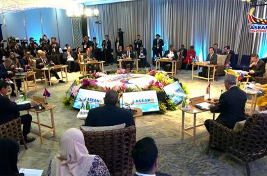 ရွေးကောက်ပွဲ နောက်ပိုင်း မြန်မာနိုင်ငံ အပေါ် ချည်းကပ်ရန် ထိုင်းနိုင်ငံက နည်းလမ်းသစ် အဆိုပြု သတင်းနှင့် မီဒီယာ ကွန်ရက်။ ၂၀၂၆ ခုနှစ်၊ ဖေဖော်ဝါရီလ ၂ ရက်။ မြန်မာနိုင်ငံတွင် ကျင်းပခဲ့သော ရွေးကောက်ပွဲ၌ စစ်တပ်ကျောထောက်နောက်ခံပြု USDP ပါတီ အနိုင်ရခဲ့ပြီးနောက် တက်လာမည့် အစိုးရသစ်ကို "Calibrated Engagement" ခေါ် အခြေအနေပေါ်မူတည်၍ ချိန်ဆထိတွေ့ဆက်ဆံသည့် နည်းလမ်းဖြင့် ဆောင်ရွက်ရန် ထိုင်းနိုင်ငံက အာဆီယံသို့ အဆိုပြုခဲ့သည်။ ယင်းသည် ချက်ချင်းအသိအမှတ်ပြုခြင်းမျိုး မဟုတ်ဘဲ မြန်မာဘက်မှ အကြမ်းဖက်မှု လျှော့ချခြင်းနှင့် လူသားချင်းစာနာမှု အကူအညီများ ခွင့်ပြုခြင်းစသည့် သတ်မှတ်ချက်များ (Benchmarks) အပေါ် မူတည်၍ တစ်ဆင့်ချင်း ဆောင်ရွက်သွားမည့် နည်းလမ်းဖြစ်သည်။ ကုလသမဂ္ဂနှင့် ဗြိတိန်အပါအဝင် နိုင်ငံတကာအသိုင်းအဝိုင်းက ယင်းရွေးကောက်ပွဲကို "ဟန်ပြ" အဖြစ် ရှုတ်ချထားသော်လည်း ဖိလစ်ပိုင်နိုင်ငံခြားရေးဝန်ကြီးကမူ အပြုသဘောဆောင်သော အပြောင်းအလဲများ ဖြစ်ပေါ်လာနိုင်မလားဆိုသည်ကို စောင့်ကြည့်လျက်ရှိသည်။ သို့ရာတွင် အာဆီယံအနေဖြင့် မြန်မာစစ်ခေါင်းဆောင်များကို အစည်းအဝေးတက်ရောက်ခွင့် ပိတ်ပင်ထားဆဲဖြစ်ပြီး မူဝါဒ ၅ ချက်အပေါ်တွင်သာ ဆက်လက်အခြေခံသွားမည်ဖြစ်သည်။