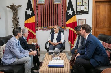 မြန်မာစစ်ခေါင်းဆောင်များအား စစ်ရာဇဝတ်မှုများအပေါ် တီမောတရားရုံး၌ တရားစွဲဆိုမှု စတင် သတင်းနှင့် မီဒီယာ ကွန်ရက်။ ၂၀၂၆ ခုနှစ်၊ ဖေဖော်ဝါရီလ ၃ ရက်။ မြန်မာနိုင်ငံ အာဏာသိမ်းစစ်ခေါင်းဆောင် ဗိုလ်ချုပ်မှူးကြီး မင်းအောင်လှိုင်နှင့် အပေါင်းအပါများအား စစ်ရာဇဝတ်မှုများဖြင့် အရေးယူရန် တီမောလက်စ်တေးနိုင်ငံ (Timor-Leste) တရားရုံး၌ ဥပဒေကြောင်းအရ စတင်ဆောင်ရွက်လျက်ရှိသည်။ ချင်းလူ့အခွင့်အရေးအဖွဲ့ (CHRO) က တင်သွင်းခဲ့သည့် ရာဇဝတ်မှုဆိုင်ရာ ဖိုင်တွဲကို စစ်ဆေးရန်အတွက် တီမောအစိုးရက အစိုးရရှေ့နေတစ်ဦးကို ခန့်အပ်လိုက်ပြီဖြစ်ကြောင်း CHRO နှင့် မြန်မာနိုင်ငံ တာဝန်ခံမှုရှိရေး စီမံကိန်း (MAP) တို့က ထုတ်ပြန်ခဲ့သည်။ ချင်းလူ့အခွင့်အရေးအဖွဲ့၏ အမှုဆောင်ဒါရိုက်တာ ဆလိုင်းဇအုပ်က တီမောပြည်သူများသည်လည်း လွတ်လပ်ရေးတိုက်ပွဲကာလအတွင်း အလားတူ ခါးသီးသောနှိပ်စက်မှုများ ခံစားခဲ့ရဖူးသဖြင့် မြန်မာပြည်သူများနှင့် ထပ်တူခံစားရကာ ယခုကဲ့သို့ တရားမျှတမှုအတွက် ဆောင်ရွက်ပေးခြင်းကို ကြိုဆိုကြောင်း ပြောကြားခဲ့သည်။ တရားရုံးသို့ တင်သွင်းထားသော သက်သေများတွင် ကိုယ်ဝန်ဆောင်အမျိုးသမီးအား ခင်ပွန်းဖြစ်သူရှေ့၌ အုပ်စုဖွဲ့မုဒိမ်းကျင့်ခြင်း၊ ကလေးငယ်များနှင့် သတင်းထောက်များကို သတ်ဖြတ်ခြင်း၊ ဘာသာရေးခေါင်းဆောင်များအား သတ်ဖြတ်ခြင်းနှင့် ဆေးရုံ၊ ဘုရားကျောင်းများကို လေကြောင်းမှ ဗုံးကြဲခြင်းဆိုင်ရာ အထောက်အထားများ ပါဝင်သည်။ တီမောနိုင်ငံသည် နိုင်ငံတကာတွင် ဖြစ်ပွားသည့် ကြီးလေးသောပြစ်မှုများကို မိမိနိုင်ငံတရားရုံး၌ စစ်ဆေးစီရင်ပိုင်ခွင့်ရှိသည့် ကမ္ဘာလုံးဆိုင်ရာ တရားစီရင်ပိုင်ခွင့် (Universal Jurisdiction) ကို ပြဌာန်းထားသည့် နိုင်ငံဖြစ်သည်။ လက်ရှိတွင် မြန်မာစစ်ခေါင်းဆောင်များသည် ICJ၊ ICC တို့အပြင် အာဂျင်တီးနား၊ တူရကီနှင့် ဂျာမနီနိုင်ငံတို့တွင်လည်း တရားစွဲဆိုခံထားရသည်။