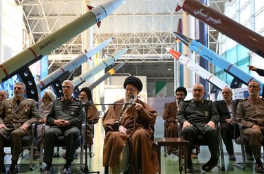 အမေရိကန်တိုက်လာလျှင် ဒေသတွင်း စစ်ပွဲ ဖြစ်မည်ဟု အီရန်ခြိမ်းခြောက် သတင်းနှင့် မီဒီယာ ကွန်ရက်။ ၂၀၂၆ ခုနှစ်၊ ဖေဖော်ဝါရီလ ၂ ရက်။ အမေရိကန်နှင့် အီရန်တို့ကြား ကြားခံနိုင်ငံများမှတစ်ဆင့် ဆွေးနွေးမှုများ ပြုလုပ်နေသော်လည်း အီရန်အဓိပတိခေါင်းဆောင် အယာတိုလာ အလီ ခါမေနီက အမေရိကန်၏ တိုက်ခိုက်မှုတိုင်းသည် ဒေသတွင်းစစ်ပွဲ (Regional War) အဖြစ်သို့ ကူးစက်သွားမည်ဖြစ်ကြောင်း ပြင်းထန်စွာ သတိပေးခဲ့သည်။ အမေရိကန်သမ္မတ ဒေါ်နယ်ထရမ့်ကမူ အီရန်နှင့် ဆွေးနွေးနေကြောင်းကို အတည်ပြုခဲ့ပြီး အီရန်အနေဖြင့် နျူကလီးယားစီမံကိန်း ရပ်တန့်ရန်နှင့် ဆန္ဒပြသူများကို သတ်ဖြတ်နေမှု ရပ်တန့်ရန် အချက်နှစ်ချက်ကို တောင်းဆိုထားသည်။ လက်ရှိတွင် ကမ္ဘာ့ရေနံတင်ပို့မှု၏ ၂၀ ရာခိုင်နှုန်း ဖြတ်သန်းရာ ဟော်မုဇ်ရေလက်ကြား၌ တင်းမာမှုများ မြင့်တက်နေသည်။ အီရန်က စစ်ရေးလေ့ကျင့်ရန် ပြင်ဆင်နေသကဲ့သို့ အမေရိကန်ကလည်း USS Abraham Lincoln လေယာဉ်တင်သင်္ဘောကို စေလွှတ်ထားသည်။ တစ်ချိန်တည်းမှာပင် အီရန်ပြည်တွင်း၌ ဆန္ဒပြသူများကို အကြမ်းဖက်နှိမ်နင်းမှုကြောင့် သေဆုံးသူ ၆,၃၀၀ ကျော်မှ ၃၀,၀၀၀ ခန့်အထိ ရှိနိုင်ကြောင်း လူ့အခွင့်အရေးအဖွဲ့များက ခန့်မှန်းထားသည်။ အီရန် ခေါင်းဆောင် အယာတိုလာ ခါမေနီကမူ ယင်းဆန္ဒပြမှုများကို အာဏာသိမ်းရန် ကြိုးပမ်းမှုအဖြစ် ရှုမြင်လျက်ရှိသည်။