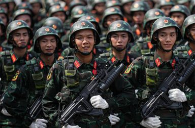 အမေရိကန်စစ်အတွက် ပြင်ဆင်နေတဲ့ ဗီယက်နမ်ရဲ့ လျှို့ဝှက် အစီရင်ခံစာ ထွက်ပေါ် သတင်းနှင့် မီဒီယာ ကွန်ရက်။ ၂၀၂၆ ခုနှစ်၊ ဖေဖော်ဝါရီလ ၃ ရက်။ ဗီယက်နမ်စစ်တပ်ဟာ အမေရိကန်နဲ့ စစ်ဖြစ်လာနိုင်ခြေအတွက် ပြင်ဆင်နေတယ်ဆိုတဲ့ ဗီယက်နမ် အစိုးရ အတွင်းပိုင်းက လျှို့ဝှက်အစီရင်ခံစာတစ်စောင် ထွက်ပေါ်လာပါတယ်။ ဗီယက်နမ်နိုင်ငံဟာ အမေရိကန်နဲ့ သံတမန်ရေးအရ အမြင့်ဆုံးအဆင့် (Comprehensive Strategic Partnership) အထိ တိုးမြှင့်ထားပေမဲ့၊ ဗီယက်နမ်စစ်တပ်ရဲ့ ၂၀၂၄ ခုနှစ်၊ ဩဂုတ်လထုတ် လျှို့ဝှက်စာတမ်းတစ်ခုမှာ အမေရိကန်ကို "ရန်လိုသော အင်အားစု" (Belligerent power) အဖြစ် သတ်မှတ်ထားကြောင်း လူ့အခွင့်အရေးအဖွဲ့ဖြစ်တဲ့ The 88 Project က ထုတ်ဖော်လိုက်ပါတယ်။ စာတမ်းရဲ့ အမည်ကိုတော့ "အမေရိကန်၏ ဒုတိယအကြိမ် ကျူးကျော်မှုစီမံကိန်း" (The 2nd U.S. Invasion Plan) လို့ ပေးထားပါတယ်။ ဒီစာတမ်းမှာ ဗီယက်နမ်စစ်ဘက် နည်းဗျူဟာပညာရှင်တွေက အမေရိကန်ဟာ တရုတ်ကို တားဆီးဖို့အတွက် အာရှနိုင်ငံတွေနဲ့ ပူးပေါင်းနေပေမဲ့၊ တစ်ဖက်မှာလည်း ဗီယက်နမ်ရဲ့ ဆိုရှယ်လစ်စနစ်ကို ပြောင်းလဲဖို့ "အရောင်တော်လှန်ရေး (Color Revolution)" တွေကတစ်ဆင့် ကြိုးပမ်းလာနိုင်တယ်လို့ ယုံကြည်နေကြပါတယ်။ အရောင်တော်လှန်ရေးဆိုတာကတော့ ၁၉၉၀ ခုနှစ်တွေက ဆိုဗီယက် ယူနီယံကို ပြိုကွဲစေခဲ့တဲ့ လူထု လှုပ်ရှားမှုတွေကို အခြေခံတဲ့ တော်လှန်ရေးတွေကို ဆိုလိုပါတယ်။ ယူကရိန်းမှာ လိမ္မော်ရောင် တော်လှန်ရေး (Orange Revolution)၊ ဂျော်ဂျီယာမှာ နှင်းဆီတော်လှန်ရေး (Rose Revolution)၊ ဖိလစ်ပိုင်မှာ အဝါရောင်တော်လှန်ရေး (Yellow Revolution) စသဖြင့် သုံးနှုန်းခဲ့တဲ့ တော်လှန်ရေး ပုံစံမျိုးကို အမေရိကန်နဲ့ အနောက်တိုင်းနိုင်ငံတွေက ပုံဖော်မယ်လို့ ဆိုလိုတာပါ။   အမေရိကန်ဟာ ဗီယက်နမ်အတွက် အကြီးမားဆုံး ပို့ကုန်စျေးကွက်ဖြစ်သလို၊ တရုတ်ရဲ့ ရန်ကိုကာကွယ်ဖို့ အရေးပါတဲ့ မဟာမိတ်ဖြစ်ပါတယ်။ စစ်တပ်နှင့် ကွန်မြူနစ်ပါတီဝင်ဟောင်းတွေ ကတော့ ၁၉၇၅ မှာ ပြီးဆုံးခဲ့တဲ့ ဗီယက်နမ်စစ်ပွဲရဲ့ အငြိုးကို မမေ့သေးဘဲ အမေရိကန်ဟာ ဗီယက်နမ်မှာ ဒီမိုကရေစီနဲ့ လူ့အခွင့်အရေးတွေကို အကြောင်းပြပြီး အစိုးရကို ဖြုတ်ချဖို့ ကြိုးစားလိမ့်မယ်လို့ သံသယရှိနေဆဲပါ။ လက်ရှိ ဗီယက်နမ်ခေါင်းဆောင် တိုလမ် (To Lam) ဟာ အမေရိကန် သမ္မတ ဒေါ်နယ် ထရမ့်နဲ့ ရင်းနှီးတဲ့ ဆက်ဆံရေး တည်ဆောက်ထားပါတယ်။ ထရမ့်မိသားစုဟာ ဗီယက်နမ်မှာ ဒေါ်လာ ၁.၅ ဘီလီယံတန် ဂေါက်ကွင်းနဲ့ အိမ်ခြံမြေစီမံကိန်းတွေ လုပ်နေပါတယ်။ ဒါပေမဲ့ အမေရိကန်က ဗင်နီဇွဲလားသမ္မတ မာဒူရိုကို ဖမ်းဆီးခဲ့တဲ့ ဖြစ်စဉ်မျိုးတွေက ဗီယက်နမ်စစ်တပ်ကို ပိုပြီး စိုးရိမ်ထိတ်လန့်စေပါတယ်။ အမေရိကန် ရဲ့ ရန်သူ အဖြစ် ထုတ်ဖော်ပြောဆိုထားတဲ့ ကျူးဘား နိုင်ငံဟာ ဗီယက်နမ်ရဲ့ မဟာမိတ် ဖြစ်ပါတယ်။ ဗီယက်နမ်ဟာ ၁၉၅၅ ကနေ ၁၉၇၅ အထိ အမေရိကန်နဲ့ နှစ်ပေါင်း ၂၀ ကြာ စစ်ပွဲပြင်းပြင်းထန်ထန် ဖြစ်ခဲ့ပါတယ်။ စစ်ပွဲပြီးနောက်ပိုင်း ၁၉၉၅ မှာမှ နှစ်နိုင်ငံ သံတမန်ရေး ပြန်လည်စတင်ခဲ့တာပါ။ ဗီယက်နမ်ဟာ တရုတ်နဲ့ ပိုင်နက်အငြင်းပွားမှုတွေ ရှိပေမဲ့ ကွန်မြူနစ်ပါတီ အချင်းချင်းဖြစ်လို့ အစိုးရဖြုတ်ချခံရမယ့် အန္တရာယ် (Existential Threat) အနေနဲ့ မမြင်ပါဘူး။ အမေရိကန်ကတော့ စီးပွားရေးအရ အားကိုးရပေမဲ့ "ဒီမိုကရေစီ" ဆိုတဲ့ အယူအဆက ကွန်မြူနစ်ပါတီ အာဏာတည်မြဲရေးအတွက် ခြိမ်းခြောက်မှုလို့ သူတို့က ယူဆနေပါတယ်။ အခု ထွက်ပေါ်လာတဲ့ အစီရင်ခံစာမှာ ဗီယက်နမ်အတွက် အမေရိကန်ရဲ့ အန္တရာယ်က ကာကွယ်ဖို့ အကြံပြုချက်တွေ ပါဝင်ပါတယ်။ အဓိက အကြံပြုချက် ၃ ခုကို ပေးထားပါတယ်။ ၁။ ကျူးကျော်မှုအတွက် အကြောင်းပြချက်တွေကို ကာကွယ်ရန် (Pretext for Invasion) ဗီယက်နမ်စစ်ဘက် နည်းဗျူဟာပညာရှင်တွေက အမေရိကန်ဟာ စစ်တိုက်ဖို့အတွက် "အကြောင်းပြချက်" (Pretext) တစ်ခုခု ဖန်တီးလာလိမ့်မယ်လို့ ယုံကြည်နေပါတယ်။ ဥပမာ - လူမျိုးစုပဋိပက္ခ သို့မဟုတ် လူ့အခွင့်အရေး ချိုးဖောက်မှုတွေကို အကြောင်းပြပြီး ဝင်ရောက်စွက်ဖက်လာမှာကို စိုးရိမ်တာပါ။ ဒါကြောင့် အမေရိကန်နဲ့ သူ့ရဲ့မဟာမိတ်တွေက ဗီယက်နမ်ကို ကျူးကျော်ဖို့ အကြောင်းပြချက် မရအောင် ကြိုတင်ကာကွယ်ရေး (Prevention) တွေကို အလေးထားလုပ်ဆောင်ဖို့ ညွှန်ကြားထားပါတယ်။ ၂။ "ပုံစံသစ်စစ်ပွဲ" များအတွက် ပြင်ဆင်ခြင်း (Unconventional Warfare) စစ်တပ်ဟာ ရှေးရိုးစဉ်လာ သေနတ်ကိုင်တိုက်တဲ့ စစ်ပွဲထက် ပိုမိုနက်နဲတဲ့ ပုံစံသစ်စစ်ပွဲ (Unconventional Warfare) တွေအတွက် ပြင်ဆင်နေပါတယ် - (၂-က) အရောင်တော်လှန်ရေးကို တားဆီးခြင်း ပြည်တွင်းမှာ အုံကြွမှုတွေ မဖြစ်အောင်၊ အနောက်တိုင်း တန်ဖိုးထားမှုတွေ (လွတ်လပ်စွာ ပြောဆိုခွင့်၊ ဒီမိုကရေစီ) စိမ့်ဝင်မလာအောင် ပြည်တွင်းလုံခြုံရေးနဲ့ ဝါဒဖြန့်ချိရေးပိုင်းကို တင်းကျပ်ဖို့ ပြင်ဆင်နေပါတယ်။ (၂-ခ) သတင်းအချက်အလက် စစ်ပွဲ အင်တာနက်နဲ့ လူမှုကွန်ရက်တွေကတစ်ဆင့် အစိုးရကို ဆန့်ကျင်တဲ့ အတွေးအခေါ်တွေ မပြန့်ပွားအောင် စောင့်ကြည့် ထိန်းချုပ်ဖို့ အလေးပေးထားပါတယ်။ ၃။ မဟာဗျူဟာမြောက် နိုးနိုးကြားကြားရှိမှု (Strategic Vigilance) ဗီယက်နမ်ဟာ အမေရိကန်နဲ့ "ဘက်စုံမဟာဗျူဟာမြောက် မိတ်ဖက်" အဖြစ် ပေါင်းနေပေမဲ့ စစ်တပ်ကတော့ "ရန်သူ့သဘောသဘာဝ" (Belligerent Nature) ဟာ ဘယ်တော့မှ ပြောင်းလဲမှာမဟုတ်ဘူးလို့ မှတ်ယူထားပါတယ်။ အမေရိကန်ဟာ တရုတ်ကို ဝိုင်းပတ်ပိတ်ဆို့ဖို့ ဗီယက်နမ်ကို အသုံးချချင်နေတာဖြစ်လို့ အမေရိကန်ဦးဆောင်တဲ့ "တရုတ်ဆန့်ကျင်ရေး အုပ်စု" ထဲကို လုံးဝမဝင်ပါဘဲ သီးခြားလွတ်လပ်စွာ ရပ်တည်နိုင်ဖို့ ပြင်ဆင်နေပါတယ်။ အမေရိကန်ရဲ့ သံတမန်ရေး ချဉ်းကပ်မှုတွေဟာ ဗီယက်နမ်ရဲ့ ဆိုရှယ်လစ်အစိုးရကို တဖြည်းဖြည်းချင်း ပြောင်းလဲပစ်ဖို့ ရည်ရွယ်တယ်လို့ မြင်တဲ့အတွက် "နိုင်ငံရေးအရ နိုးကြားမှု" ရှိဖို့ အရာရှိတွေကို လေ့ကျင့်ပေးနေပါတယ်။