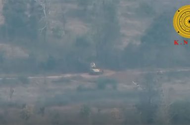 မော်ချီးတွင် အရပ်သား ပစ်မှတ်များ တိုက်ခိုက်ခံနေရ   သတင်းနှင့် မီဒီယာ ကွန်ရက်။  ၂၀၂၆ ခုနှစ်၊ မတ်လ ၁၇ ရက်။   စစ်ကော်မရှင်က ‘ရန်နိုင်မင်း’ စစ်ဆင်ရေးဖြင့် ကရင်နီပြည် မော်ချီးသို့ ဦးတည်စစ်ကြောင်းထိုးနေပြီး အရပ်သားနေရာများကို ပစ်မှတ်ထား တိုက်ခိုက်မှုများပြားလာနေသည်။   ကရင်နီပြည်အတွင်း စစ်ကော်မရှင်တပ်သည် ‘ရန်နိုင်မင်း’ ဟု အမည်ပေးထားသည့် စစ်ဆင်ရေးဖြင့် မော်ချီး ဒေသသို့ ဦးတည်ကာ စစ်ကြောင်းထိုးလျက်ရှိပြီး၊ ထိုဖြစ်စဉ်တွင် တိုက်ပွဲနှင့်မသက်ဆိုင်သည့် အရပ်သား နေထိုင် ရာ နေရာများကို ပစ်မှတ်ထားတိုက်ခိုက်မှုများ ဆက်တိုက်ကျူးလွန်နေသည်။   မော်ချီးသည် ကရင်နီ ပြည်အတွင်း ခဲမဖြူနှင့် အဖြိုက်နက် သယံဇာတ ထွက်ရာ ဒေသ ဖြစ်ပြီး လက်ရှိတွင် တော်လှန်ရေး တပ်ဖွဲ့များ ထိန်းချုပ်မှု အောက်တွင် ရှိသည်။   စစ်ကော်မရှင်တပ်သည် စစ်ကြောင်းမထိုးမီ နယ်မြေရှင်းလင်းရေးအဖြစ် ဖားဆောင်းနှင့် ဖရူဆိုဒေသတွင်းရှိ လူထုနေထိုင်ရာ ကျေးရွာများ၊ နေရာများကို လေကြောင်းနှင့် လက်နက်ကြီးများအသုံးပြုကာ ကြိုတင်တိုက်ခိုက် လေ့ရှိကြောင်း ကရင်နီပြည် ကြားကာလအုပ်ချုပ်ရေးကောင်စီ (IEC) အတွင်းရေးမှူး-၂ ဦးဗညားက ပြောသည်။   ဦးဗညားက “စစ်ရေးအရကတော့ လောလောဆယ် ဖရူဆို-ထားလဲ နားမှာပဲ တိုက်ပွဲတွေတော့ ဖြစ်နေတယ်လို့ ပြောလို့ရတယ်ပေါ့။ ဒါပေမဲ့ ဖားဆောင်းဘက်မှာတော့ တိုက်ပွဲတွေကတော့ ငြိမ်နေသေးတယ်ပေါ့နော်။ ငြိမ်နေ သော်ငြားလည်း သူတို့ကတော့ ရှင်းလင်းရေးအတွက် စစ်ကြောင်းတွေ မထိုးခင်မှာ တချို့နယ်မြေတွေကို ကြို တင်ပြီးတော့မှ ဗုံးကြဲတာ အကျင့်ရှိတယ်ပေါ့နော်။ လက်နက်ကြီးနဲ့ မှီရင်တော့ လက်နက်ကြီးနဲ့ လှမ်းပစ် တယ်” ဟု လက်ရှိမြေပြင်အခြေအနေကို ရှင်းပြသည်။   လက်ရှိတွင် ဒီးမော့ဆို - ဖရူဆို - ဘောလခဲ လမ်းမကြီးတစ်လျှောက်၌ စစ်ကော်မရှင်တပ်နှင့် ကရင်နီ တော်လှန် ရေးတပ်များအကြား ထိတွေ့တိုက်ပွဲများ ခပ်စိပ်စိပ်ဖြစ်ပွားနေသည်။   စစ်ကော်မရှင်သည် အတုအယောင် ရွေးကောက်ပွဲကာလ အပြီးတွင် ရပ်နားထားသော စစ်ဆင်ရေးများကို ပြန်လည်အရှိန်မြှင့်လာခြင်းဖြစ်သည်ဟု ဆိုသည်။   ဦးဗညားက “စစ်ရေးက အရင်ရွေးကောက်ပွဲကာလမှာတော့ နည်းနည်းနားထားတာပေါ့နော်။ ရွေးကောက်ပွဲ ပြီးတာနဲ့ သူတို့ချက်ချင်း စစ်ကြောင်းပြန်ထိုးတယ်။ အခုသွားနေတဲ့ စစ်ဆင်ရေးပုံစံကြည့်ရမယ်ဆို ရန်နိုင်မင်း စစ်ဆင်ရေးပါ။ ၆ လ ၁ နှစ်တောင် ပြည့်တော့မယ်လေနော်။ အရင်တုန်းက ဖယ်ခုံကနေ မိုးဗြဲ၊ မိုးဗြဲကနေ လွိုင်ကော်၊ လွိုင်ကော်ကနေ ဒီးမော့ဆို၊ ဒီးမော့ဆိုကနေ ဖရူဆို၊ ဖရူဆိုကနေ ဘောလခဲကို ဆင်းမယ့်လမ်းပေါ့၊ ပြီးတော့မှ ဘောလခဲကနေ ဖားဆောင်း၊ ဖားဆောင်းကနေ မော်ချီးကို တက်မယ်ဆိုပြီးတော့မှ ကနဦးကျနော်တို့ သိထားတဲ့ စစ်ရေးအရ ရန်နိုင်မင်းစစ်ကြောင်းရဲ့ သဘောသဘာဝ ဖြစ်တယ်” ဟု ပြောသည်။   မတ်လအတွင်း စစ်ကော်မရှင်၏ ရမ်းသန်းပစ်ခတ်မှုများကြောင့် ပြည်သူများမှာ စိုးရိမ်ထိတ်လန့်နေရပြီး ထပ်ဆင့် စစ်ဘေးရှောင်နေရသည့် အခြေအနေဖြစ်နေသည်။   ဦးဗညားက ဆက်လက်၍ “ဖရူဆို၊ မော်ချီး၊ ဖားဆောင်းဘက်မှာကတော့ စစ်တပ်က ဗုံးကြဲနေတာ ဆက်တိုက် ပေါ့နော်။ ထိခိုက်မှုကလည်း တချို့ရှိတယ်။ ဖားဆောင်းတို့ ဖရူဆိုတို့ကို ပစ်တဲ့ဟာက စစ်ရေးအရ တိုက်ရိုက် သက်ဆိုင်မှု ရှိတာပေါ့။ ဒါပေမဲ့ တိုက်ပွဲဖြစ်တဲ့နေရာ မဟုတ်ဘူးပေါ့နော်။ လူထုတွေရှိတဲ့နေရာကို ဗုံးကြဲနေ တယ် ပစ်ခတ်နေတယ်ဆိုတာ တွေ့ရပါတယ်” ဟု ပြောသည်။   စစ်ရေးထိခိုက်မှုများအနေဖြင့် မတ်လ ၅ ရက်နေ့က ဖရူဆို-ထားလဲ လမ်းမကြီးပေါ်တွင် စစ်ကော်မရှင်၏ ဘက်ဟိုးယာဉ်ပါ စစ်ယာဉ်တန်း ကြားဖြတ်တိုက်ခိုက်ခံရပြီး စစ်တပ်ဘက်မှ ၃ ဦးသေဆုံးကာ ဘက်ဟိုးယာဉ် လည်း ပျက်စီးခဲ့ကြောင်း KNDF က ထုတ်ပြန်ထားသည်။   သို့သော် စစ်ကော်မရှင်ဘက်က လက်တုံ့ပြန်သည့်အနေဖြင့် အရပ်သားများကို တိုက်ခိုက်ခဲ့ရာ မတ်လ ၁၅ ရက်တွင် ဖရူဆို၌ Y-12 လေယာဉ်ဖြင့် ဗုံးကြဲသဖြင့် စစ်ရှောင်အမျိုးသမီးတစ်ဦး ဒဏ်ရာရခဲ့သည့်အပြင် မတ်လ ၈ ရက်နေ့ကလည်း လက်နက်ကြီးကြောင့် စပါးကျီနှင့် စားနပ်ရိက္ခာများ ပျက်စီးခဲ့ရသည်။   ထို့အပြင် မတ်လ ၁၄ ရက်နေ့တွင် ဖားဆောင်းနှင့် မော်ချီးအကြား ၉ မိုင်ဒေသကို လေကြောင်းမှ ဗုံးကြဲသဖြင့် ဒေသခံတစ်ဦး ဒဏ်ရာရခဲ့ပြီး၊ မတ်လ ၁၀ ရက်ကလည်း မော်ချီးဒေသ၌ လေကြောင်းတိုက်ခိုက်မှုကြောင့် အရပ်သားများ ထိခိုက်ဒဏ်ရာရရှိခဲ့ကြောင်း မြေပြင်သတင်းများက ပြောသည်။   #မော်ချီး #စစ်ကော်မရှင် #အရပ်သား # ရန်နိုင်မင်းစစ်ဆင်ရေး #လေကြောင်းတိုက်ခိုက်မှု