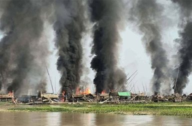 စစ်ကိုင်းတိုင်း ကောလင်းအစပ်က ရွှေဖောင်များကို လေကြောင်းမှ တိုက်ခိုက်   သတင်းနှင့် မီဒီယာ ကွန်ရက်။ ၂၀၂၆ ခုနှစ်၊ မတ်လ ၁၇ ရက်။   စစ်ကိုင်းတိုင်း၊ ကျွန်းလှနှင့် ကောလင်းမြို့နယ် အစပ်ရှိ ရွှေဖောင်များကို စစ်ကော်မရှင်က လေကြောင်းမှ တိုက်ခိုက်ခဲ့သဖြင့် အရပ်သား ၆ ဦး သေဆုံးပြီး ရွှေဖောင် ၁၅ ခု ပျက်စီးခဲ့ရကြောင်း ဒေသခံများက ပြောသည်။   ပြီးခဲ့သည့် မတ်လ ၁၅ ရက်နေ့၊ ညနေ ၃ နာရီခန့်တွင် ဟုမ္မလင်းလေတပ်စခန်းဘက်မှ တက်လာသည့် ဂျက်ဖိုက် တာ တိုက်လေယာဉ် ၂ စီးဖြင့် တော်လှန်ရေး တပ်ဖွဲ့များ ထိန်းချုပ်ထားရာ ကျွန်းလှမြို့နယ်နှင့် ကောလင်းမြို့နယ်အစပ်ရှိ သဖန်းဆိပ်ဆည်အတွင်း ရွှေမျှောလုပ်ငန်း လုပ်ကိုင် နေသည့် ရွှေဖောင်များကို ပစ်မှတ်ထား တိုက်ခိုက်ခဲ့ခြင်း ဖြစ် သည်။   အဆိုပါ လေကြောင်းတိုက်ခိုက်မှုကြောင့် ရွှေဖောင်များပေါ်တွင် အလုပ်လုပ်ကိုင်နေသည့် အရပ်သားလုပ်သား များ အနက် လက်ရှိအချိန်ထိ သေဆုံးသူ ၆ ဦးကို အတည်ပြုထားနိုင်ပြီး ထိခိုက်ဒဏ်ရာရသူများလည်း ရှိနေ ကြောင်း ဒေသခံများက ပြောသည်။   ဖြစ်စဉ်နှင့်ပတ်သက်၍ ဒေသခံအမျိုးသားတစ်ဦးက “ဟုတ်ကဲ့ဗျ။ ရွှေဖောင်တွေတော့ ခဏခဏ ပစ်ခံနေရတာ ပေါ့။ တစ်နေ့ကပစ်တာတော့ ရွှေဖောင် ၁၅ ခု ပျက်စီးသွားတယ်။ သေဆုံး ၆ ဦးလို့ ကြားသိထားရတယ်ဗျ။ အတိအကျတော့ မသိရသေးဘူး” ဟု ပြောသည်။   စစ်ကော်မရှင်တပ်သည် ယခုရက်ပိုင်းအတွင်း မြစ်ချောင်းများနှင့် ဆည်များအတွင်းရှိ ရွှေဖောင်လုပ်ငန်းခွင်များ ကို လေကြောင်းမှ မကြာခဏ တိုက်ခိုက်လျက်ရှိသည်။   ပြီးခဲ့သည့် မတ်လ ၁၀ ရက်နေ့ကလည်း ဗန်းမော်မြို့နယ်၊ စင်းခန်းကျေးရွာရှိ ဧရာဝတီမြစ်ကမ်းတစ်လျှောက် ရွှေဖောင်လုပ်ကွက်များ တိုက်ခိုက်ခံရသဖြင့် ရွှေဖောင်လုပ်သား ၃၀ ကျော် သေဆုံးခဲ့ရသည့် ဖြစ်စဉ်ဖြစ်ပွားခဲ့ သေးသည်။   သဖန်းဆိပ်ဆည်ကိုမူ စစ်ကော်မရှင်က ယခုနှစ် ဇန်နဝါရီလ ၁၄ ရက်နှင့် ဖေဖော်ဝါရီလ ၂၅ ရက်နေ့တို့တွင်လည်း လေကြောင်းမှ ဗုံးကြဲတိုက်ခိုက်မှုများ ပြုလုပ်ခဲ့ဖူးသည်ဟု Infinity Group က ထုတ်ပြန်ထားသည်။   အဆိုပါ သဖန်းဆိပ်ဆည်နှင့် ရေအားလျှပ်စစ်ရုံးအပါအဝင် အနီးဝန်းကျင် ကျေးရွာများကို တော်လှန်ရေး အင်အားစုများက ၂၀၂၅ ခုနှစ် နိုဝင်ဘာလကတည်းက ထိန်းချုပ်ထားခြင်းဖြစ်သည်။   လက်ရှိတွင် ဟုမ္မလင်းလေတပ်နှင့် နီးစပ်သည့် စစ်ကိုင်းတိုင်းအထက်ပိုင်းရှိ ကန့်ဘလူ၊ ကျွန်းလှ၊ ကောလင်း၊ ဝန်းသို၊ ပင်လည်ဘူး၊ ဖောင်းပြင်နှင့် မော်လိုက်မြို့နယ်များအတွင်း နေထိုင်ကြသည့် ပြည်သူများအနေဖြင့် လေကြောင်းတိုက်ခိုက်မှု အန္တရာယ်ကို အထူးသတိပြု နေထိုင်ကြရန် တော်လှန်ရေးအင်အားစုများက သတိပေးချက် ထုတ်ပြန်ထားသည်။   #စစ်ကိုင်တိုင်း #ရွှေဖောင်လုပ်ကွက် #စစ်ကော်မရှင် #ဟုမ္မလင်း #မော်လိုက် #ကျွန်းလှ #ကောလင်း #လေကြောင်းတိုက်ခိုက်