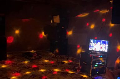 ဒီးမော့ဆို မြို့နယ်ရှိ KTV အားလုံး ပိတ်သိမ်းရန် အမိန့်ထုတ်   သတင်းနှင့် မီဒီယာ ကွန်ရက်။ ၂၀၂၆ ခုနှစ်၊ မတ်လ ၂၆ ရက်။   ကရင်နီပြည်၊ ဒီးမော့ဆိုမြို့နယ် အနောက်ခြမ်းရှိ စစ်ဘေးရှောင်စခန်းများနှင့် လူနေအိမ်ခြေများအကြား တရား မဝင်ဖွင့်လှစ်ထားသည့် KTV (ကာရာအိုကေဆိုင်) များအားလုံးကို နန်းမယ်ခုံမြို့နယ် ပူးပေါင်းအုပ်ချုပ် ရေးအဖွဲ့က အပြီးပိုင်ပိတ်သိမ်းလိုက်သည်။   ကရင်နီပြည်တွင် 'တစ်လေးလုံး' စစ်ဆင်ရေးအပြီး ၂၀၂၅ ခုနှစ် ဇူလိုင်လပိုင်းမှ စတင်ကာ ချယ်ရီကုန်းရှိ လူနေ အိမ်များနှင့် စစ်ဘေးရှောင်စခန်းများကြား၌ KTV ဆိုင် ၄ ဆိုင်ခန့် စတင်ပေါ်ပေါက်လာခဲ့ရာမှ လက်ရှိတွင် ဆိုင် ပေါင်း ၁၀ ဆိုင်ထက်မနည်းထိ ရှိလာပြီဟု စစ်ရှောင်များက ပြောသည်။   လူမှုပတ်ဝန်းကျင်အပေါ် သက်ရောက်မှုရှိလာသည့် လုပ်ငန်းများအား ထိန်းကျောင်းနိုင်ရန် နန်းမယ်ခုံ၊ လွိုင်နန်းဖ နှင့် ဒီးဘောင်းခူ မြို့နယ်အုပ်ချုပ်ရေးအဖွဲ့များ၊ ကရင်နီပြည်တပ်ပေါင်းစုံနှင့် ကရင်နီပြည်ရဲတပ်ဖွဲ့ (KSP) တို့ ပူးပေါင်း၍ အရေးပေါ် အစည်းအဝေးတစ်ရပ် ပြုလုပ်ကာ ဆိုင်အားလုံးကို မတ်လ ၁၆ ရက်နေ့ နောက်ဆုံးထား ပိတ်သိမ်းရန် ညွှန်ကြားခဲ့ခြင်း ဖြစ်သည်။   နန်းမယ်ခုံမြို့နယ် ပူးပေါင်းအုပ်ချုပ်ရေးကော်မတီဝင်တစ်ဦးက “အာဏာသိမ်းမှ ဖွင့်တဲ့ KTV တွေပါ။ ယေဘုယျ အားဖြင့် ၂၀၂၂ - ၂၃ မှ ပိုများလာတယ် ခုထိဘဲပေါ့။ လက်ရှိက ၁၀ ဆိုင်၊ ၁၁ ဆိုင်ရှိမယ်။ မကြာသေးခင် တိုးချဲ့ ထားတာ ရှိတယ်။ အခုတော့ အားလုံး တပ်ပေါင်းစုနဲ့ ၃ မြို့နယ် အစည်းဝေး ဆုံးဖြတ်ချက်အရ အကုန်ပိတ်သိမ်း လိုက်ပါပြီ” ဟု ပြောသည်။     ယခုကဲ့သို့ ပိတ်သိမ်းရန် ဆုံးဖြတ်ရခြင်းမှာ ဒေသတွင်းရှိ ပြည်သူများ ဘေးကင်းလုံခြုံစွာ သွားလာနေထိုင်နိုင် ရေးနှင့် တရားဥပဒေစိုးမိုးရေး လုပ်ငန်းများကို ထိရောက်စွာ ဆောင်ရွက်နိုင်ရန်ဖြစ်ကြောင်း ကရင်နီပြည် တပ်ပေါင်းစုံ အဖွဲ့အစည်းက ဆိုသည်။   ဒေသခံများ၏ ပြောကြားချက်အရ ပြီးခဲ့သည့် ဖေဖော်ဝါရီလ ၂၈ ရက်နေ့က KTV ဆိုင်တစ်ခုတွင် အငြင်းပွားမှု ဖြစ်ကာ အချင်းချင်းကြား ပစ်ခတ်မှု တစ်ခု ဖြစ်ပွားခဲ့သည်။   ဒီးမော့ဆိုမြို့နယ် အနောက်ခြမ်းတွင် ခိုလှုံနေသည့် စစ်ဘေးရှောင် အမျိုးသားတစ်ဦးက “ဆူညံသံတွေ မကြားရ တော့ တစ်မျိုး စိတ်ချမ်းသာတာပေါ့နော်။ အခုလို KTV ကို ပိတ်သိမ်းလိုက်တာ တရားဥပဒေ အားကောင်းရေး အတွက် လမ်းစဖြစ်သလို စစ်ဘေးရှောင် ပြည်သူလူထုအတွက် ပြဿနာကို တစ်နည်းတစ်ဖုံ လျော့ချပေး သလို မျိုးလည်း ဖြစ်တယ်လို့ မြင်မိပါတယ်” ဟု ပြောသည်။   ၎င်းက ဆက်လက်၍ “KTV က လမ်းမကြီးဘေးမှာပဲရှိတော့ ကလေးတွေက ကျောင်းသွား ကျောင်းလာရင် အမြင်မတော်ဘူးပေါ့နော်။ ကလေးတွေရဲ့ အကျင့်စာရိတ္တလည်း ပျက်စီးလာမှာကို စိုးရိမ်မိတာပေါ့။ ပြီးတော့ အိမ်ထောင်ရေး ဖောက်ပြန်မှုတွေ အရမ်းများလာတာလည်း KTV ကြောင့်လို့ ပြောလို့ရတာပေါ့။ ဒီးမော့ဆို အနောက်ဘက်ခြမ်းဆို မိသားစု အိမ်ထောင်ရေးပြဿနာတွေ အများရီး ပေါ်လာခဲ့တယ်။ အရင်တစ်ပတ်တုန်း ကဆို KTV က ကောင်မလေးတွေ လုကြရင်းနဲ့ သေနတ်တွေ ဖောက်ကြတယ်ဆိုတော့ ပြည်သူတွေအတွက် လုံခြုံစိတ်ချမှု မရှိဘူးပေါ့နော်” ဟု ပြောသည်။   ကရင်နီပြည် ကြားကာလအုပ်ချုပ်ရေး ကောင်စီ (IEC) အနေဖြင့် တော်လှန်ရေးကာလအတွင်း လူမှုဘဝ လုံခြုံစေ ရန် ၂၀၂၄ ခုနှစ် စက်တင်ဘာလတွင် ကရင်နီပြည် တော်လှန်ရေး တပ်ပေါင်းစုံနှင့် ပူးပေါင်း၍ မူးယစ်ဆေးဝါးနှင့် လိင်ဖျော်ဖြေရေး လုပ်ငန်းများကဲ့သို့ တော်လှန်ရေး လူမှုကျင့်ဝတ်နှင့် မညီသော လုပ်ငန်းများကို တားမြစ်သည့် ‘တရားဥပဒေစိုးမိုးရေးစီမံချက်’ တစ်ရပ်ကို ချမှတ်ထားခဲ့သည်။   ယခုအခါ အဆိုပါ စီမံချက်နှင့်အညီ ‘တရားဥပဒေ စိုးမိုးရေးဆိုင်ရာ အလုပ်အဖွဲ့ (Task Force) နှင့် အထူးတပ်ဖွဲ့ (Special Force)’ တို့ကို ဖွဲ့စည်းကာ လုပ်ပိုင်ခွင့်များ ပေးအပ်ထားပြီး ဖြစ်သဖြင့် နယ်မြေအတွင်း တရားဥပဒေ စိုးမိုးရေးနှင့် ပြည်သူ့လုံခြုံရေးကို ထိရောက်စွာ ဆက်လက် ကိုင်တွယ်ဆောင်ရွက်သွားမည်ဟု ထုတ်ပြန်ထား သည်။   #KTV # TaskForce #KSP #Karenni #ကာရာအိုကေဆိုင်