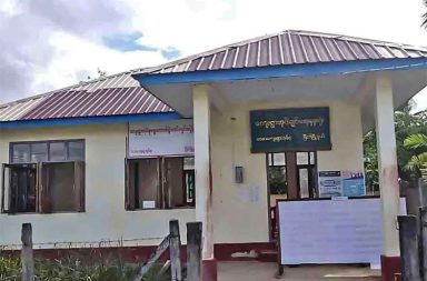 စစ်မှုထမ်းကြေး ကောက်ခံနေသည့် အုပ်ချုပ်ရေးမှူး ပစ်သတ်ခံရ   သတင်းနှင့် မီဒီယာ ကွန်ရက်။ ၂၀၂၆ ခုနှစ်၊ မတ်လ ၂၆ ရက်။   မြိတ်မြို့နယ်တွင် စစ်မှုထမ်းကြေး ကောက်ခံနေသည့် တောတန်းကျေးရွာ အုပ်ချုပ်ရေးမှူး ပစ်ခတ်သတ်ဖြတ် ခံလိုက်ရသည်ဟု ဒေသခံရွာသားများက ပြောသည်။   မြိတ်မြို့နယ်၊ မဇောကျေးရွာအုပ်စုရှိ တောတန်းကျေးရွာအုပ်ချုပ်ရေးမှူး ဦးအေးသန်းသည် ပြည်ထောင်စု လမ်းမကြီးပေါ်တွင် သေနတ်ဖြင့် ပစ်ခတ်ခံရပြီး နေရာ၌ပင် ပွဲချင်းပြီးသေဆုံးသွားကြောင်း ဒေသခံရွာသား များ၏ ပြောပြချက်အရ သိရသည်။   အဆိုပါ ဖြစ်စဉ်နှင့်ပတ်သက်၍ အသက် ၄၀ ခန့်အရွယ်ရှိ ရွာသားတစ်ဦးက “လကုန်ခါနီးဆိုတော့ ငွေကောက်ဖို့ အတွက် သွားတာပါ။ ငွေကောက်တာ လျော့ပေါ့တာမျိုးမရှိဘူး၊ အတော်ဆိုးတယ်လို့ ရွာသားတွေက ပြောကြ တယ်။ သူ့ကို ဘယ်လက်နက်ကိုင်အဖွဲ့က ပစ်သွားတယ်ဆိုတာတော့ မသိရသေးပါဘူး။ ခေါင်းမှာ ကျည်ထိတဲ့ ဒဏ်ရာနဲ့ သေသွားတယ်” ဟု ပြောသည်။   ဖြစ်စဉ်မှာ မတ်လ ၂၅ ရက်နေ့၊ နံနက် ၇ နာရီခန့်တွင် ခုံမော်ကျေးရွာအနီးရှိ ပြည်ထောင်စု လမ်းမကြီးပေါ်၌ ဖြစ်ပွားခဲ့ခြင်း ဖြစ်ပြီး ဦးအေးသန်းသည် ဦးခေါင်းတွင် သေနတ်ကျည်ဆန် ထိမှန်သည့်ဒဏ်ရာဖြင့် သေဆုံးခဲ့ခြင်း ဖြစ်သည်။   ၎င်းသည် မဇောကျေးရွာအုပ်စုဝင် ကျေးရွာများဖြစ်သည့် ခုံမော်၊ တောတန်းနှင့် သကန်တောင်ပု စသည့်ရွာများ တွင် လစဉ် စစ်မှုထမ်းကြေးများကို ဖိအားပေးကောက်ခံနေသူတစ်ဦးဖြစ်ကြောင်း ဒေသခံများက ဆိုသည်။   စစ်မှုထမ်းကြေးဆိုသည်မှာ စစ်မှု ထမ်းရန် အမည်စာရင်း ပါသူ ကိုယ်စား စစ်မှုထမ်းရန် သဘောတူသည့်သူ (သို့မဟုတ်) အစားထိုးသွားမည့်သူကို ပေးရသည့် ထောက်ပံ့ကြေး သို့မဟုတ် အချို့နေရာများတွင် စစ်မှုထမ်းသွားသည့် သူ၏ မိသားစုကို ကျန်ရစ်သူများက ထောက်ပံ့ကြေးပေးရန် ဆိုသည့် ခေါင်းစဉ်နှင့် ကောက်ခံပါသည်။ ထိုကောက်ခံငွေမှာ တရားဝင် သတ်မှတ်ထားသည့် ငွေမဟုတ်ပဲ တနေရာနှင့် တနေရာ ပမဏ ကွာခြားနိုင်ပါသည်။   သေဆုံးသူ ဦးအေးသန်း၏ ရုပ်အလောင်းကို မဇောအုပ်ချုပ်ရေးမှူးနှင့်အဖွဲ့က မြိတ်မြို့ရှိ စစ်ဆေးရုံသို့ သယ် ဆောင်သွားခဲ့ကြောင်း ရွာသားများက ပြောသည်။   ဦးအေးသန်းသည် ပြီးခဲ့သည့် ၂၀၂၅ ခုနှစ်၊ သြဂုတ်လအတွင်းကလည်း ခုံမော်ကျေးရွာမှ အသက် ၁၈ နှစ်အရွယ် လူငယ်လေးဦးအား စစ်မှုထမ်းစာရင်းတွင် ပါဝင်နေသည်ဟု အကြောင်းပြကာ လူငယ်တစ်ဦးလျှင် ငွေကျပ် ၁၄ သိန်းစီ တောင်းယူခဲ့သည့် သမိုင်းကြောင်းရှိသူဖြစ်ကြောင်း ကျေးရွာသားများက ဆိုသည်။   ၎င်းသည် ပြီးခဲ့သည့်နှစ် သြဂုတ်လ ၂၄ ရက်နေ့ကလည်း ပြည်သူ့ကာကွယ်ရေးအဖွဲ့ တစ်ဖွဲ့၏ ဝင်ရောက် ဖမ်းဆီးခြင်းကို ခံခဲ့ရဖူးသော်လည်း ထိုစဉ်က နေအိမ်တွင် မရှိသဖြင့် လွတ်မြောက်သွားခဲ့ခြင်း ဖြစ်သည်။   လက်ရှိတွင် မြိတ်မြို့နယ်နှင့် ပုလောမြို့နယ်အစပ်ရှိ ကျေးရွာများတွင် စစ်ကော်မရှင်တပ်၏ စစ်မှုထမ်းဥပဒေ အတွက် အုပ်ချုပ်ရေးမှူးများက ငွေကြေးကောက်ခံမှုများ ခပ်စိပ်စိပ် ပြုလုပ်လာနေသဖြင့် ဒေသခံပြည်သူများ အကြား စိုးရိမ်ထိတ်လန့်မှုများ မြင့်တက်လျက်ရှိသည်။   ထိုသို့ ငွေကြေးအတင်းအကြပ် ကောက်ခံမှုများကြောင့် ဒေသခံများနှင့် အုပ်ချုပ်ရေးပိုင်းအကြား တင်းမာမှုများ ရှိနေသကဲ့သို့၊ စစ်ကော်မရှင်၏ ယန္တရားကို အကောင်အထည် ဖော်ပေးနေသည့် အုပ်ချုပ်ရေးမှူးများ ပစ်မှတ်ထား တိုက်ခိုက်ခံရမှုများလည်း ဆက်တိုက်ဆိုသလို ဖြစ်ပွားလျက်ရှိကြောင်း နယ်မြေခံ သတင်းရင်းမြစ်များက ပြောပါသည်။   #စစ်မှုထမ်းဥပဒေ #စစ်မှုထမ်းကြေး #တောတန်းကျေးရွာ #အုပ်ချုပ်ရေးမှူး