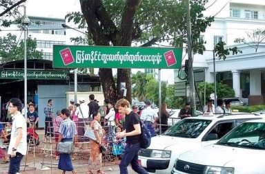 နိုင်ငံကူးလက်မှတ် ဥပဒေသစ်က နိုင်ကျဉ်းများ၏ လွတ်လပ်စွာ သွားလာခွင့်အား ခြိမ်းခြောက်နေ   သတင်းနှင့် မီဒီယာ ကွန်ရက်။ ၂၀၂၆ ခုနှစ်၊ မတ်လ ၂၆ ရက်။   နိုင်ငံကူးလက်မှတ် ဥပဒေသစ်ဖြင့် နိုင်ကျဉ်းဟောင်းများကို စစ်ကော်မရှင်က ပိတ်ဆို့ခြိမ်းခြောက်လိုက်သည်ဟု နိုင်ကျဉ်းအရေး လှုပ်ရှားသူများက ပြောသည်။   နိုင်ငံကူး လက်မှတ် ဥပဒေသစ်သည် နိုင်ငံရေး အကျဉ်းသားဟောင်းများ၏ ဘဝပြန်လည်ထူထောင်ရေးနှင့် လုံခြုံရေးဆိုင်ရာ စိန်ခေါ်မှုများကို တရားဝင် ဖန်တီးလိုက်ခြင်း ဖြစ်ကြောင်း နိုင်ကျဉ်းအရေးလှုပ်ရှားသူများက ဝေဖန်ထောက်ပြလိုက်သည်။   မတ်လ ၁၇ ရက်နေ့တွင် ထုတ်ပြန်ခဲ့သည့် အဆိုပါ ဥပဒေသစ်အရ နိုင်ငံတော်လုံခြုံရေးနှင့် အကျိုးစီးပွားကို နှောင့်ယှက်သူဟု ယူဆရသူများ၊ ဥပဒေပုဒ်မ ၄၀၁ (၁) အရ လွတ်ငြိမ်းခွင့် ရထားသူများနှင့် တရားရုံး၏ ခံဝန် ချုပ်ကာလ မပြည့်သေးသူများကို နိုင်ငံကူးလက်မှတ် (Passport) ထုတ်ပေးရန် ငြင်းပယ်နိုင်ကြောင်း ပြဋ္ဌာန်း ထားသည်။   အဆိုပါ အချက်သည် မြန်မာနိုင်ငံတစ်ဝန်းရှိ အကျဉ်းထောင်များမှ ပြန်လည်လွတ်မြောက်လာသည့် နိုင်ငံရေး အကျဉ်းသားများကို ပစ်မှတ်ထား ကန့်သတ်လိုက်ခြင်းဖြစ်ကြောင်း နိုင်ငံရေးအကျဉ်းသူများအဖွဲ့ (WOPP) က ဆိုသည်။   WOPP ၏ ဦးဆောင်တာဝန်ခံ မဇူးဇူးမေယွန်းက “ကျမတို့လွတ်လာတဲ့ နိုင်ငံရေး အကျဉ်းသားတွေ အနေနဲ့ လုံခြုံရေး အရမ်းအရေးကြီး လာတယ်ပေါ့နော်။ ပြည်ပထွက်ခွင့်တွေ ပိတ်ပင်တဲ့အတွက် သူများနိုင်ငံမှာ တရား မဝင် နေထိုင်ရတာတွေ များလာတယ်ပေါ့နော်။ အဲ့ဒီအတွက်လည်း နိုင်ငံရေး အကျဉ်းသား ပိုပြီးတော့ စိတ်ပိုင်း ဆိုင်ရာအပြင် လုံခြုံရေးပိုင်း ဆိုင်ရာတွေမှာပါ ခက်ခဲလာတာ ဖြစ်ပါတယ်” ဟု ပြောသည်။   ထို့အပြင် နိုင်ကျဉ်းဟောင်းများသည် PSMS (Person Scrutinization and Monitoring System) စနစ်ဖြင့် ဆက်လက်စောင့်ကြည့်ခံနေရပြီး ယခင်စွဲချက်ဟောင်းများကြောင့် လူမှုဘဝရပ်တည်ရေးနှင့် အသက်မွေးဝမ်း ကျောင်း လုပ်ငန်းများတွင်ပါ အခက်အခဲဖြစ်ပေါ်နေရသည်ဟု ဆိုသည်။   ၎င်းတို့သည် အဖမ်းခံရစဉ်ကပင် မှတ်ပုံတင် (ID) များ သိမ်းဆည်းခံရခြင်းနှင့် နိုင်ငံကူးလက်မှတ် လုပ်ခွင့် ငြင်း ပယ်ခံရခြင်း တို့ကို ကြုံတွေ့ခဲ့ရပြီး ယခုအခါတွင်မူ ဥပဒေဖြင့် ပေါ်ပေါ်ထင်ထင် ချိုးဖောက်လာခြင်း ဖြစ်ကြောင်း မဇူးဇူးမေယွန်းက ဆက်ပြောသည်။   “ဒါက တရားဝင် ထုတ်ပြန်လိုက်တာပေါ့နော်။ တရားဝင် ထုတ်မပြန်ခင် ကျမတို့ နိုင်ငံရေး အကျဉ်းသားတွေကို ပြည်ပထွက်ခွင့် ပိတ်ပင်တာမျိုးတွေ ဖမ်းဆီးတဲ့အချိန်မှာ ကျမတို့ရဲ့ ID တွေ အကုန်လုံးကို သူတို့က သိမ်းတယ်။ ပြီးရင် ပြန်မပေးဘူးပေါ့နော်။ ပြန်လုပ်ရတဲ့ အခါမျိုးမှာလည်း အရမ်းခက်ခဲတယ်ပေါ့နော်။ Passport တွေဆို လည်း လုပ်ခွင့်မပေးတာမျိုး ကျမတို့ ကိုယ်တိုင်လည်း ကြုံခဲ့ရတယ်ပေါ့နော်။ ဒီလိုမျိုးတွေ လုပ်နေတာကို အခုဆိုလို့ရှိရင် ပေါ်ပေါ်ထင်ထင်နဲ့ လူ့အခွင့်အရေး ချိုးဖောက်လာတာ ဖြစ်တယ်။”   အလားတူ ကရင်နီနိုင်ငံရေး အကျဉ်းသားများ အစည်းအရုံး (KPPA) ဒု - ဥက္ကဋ္ဌ ထားဖိုးကလည်း ဤဥပဒေသစ် ကြောင့် နိုင်ငံရေးတက်ကြွလှုပ်ရှားသူများ၏ လွတ်လပ်စွာ သွားလာခွင့် လုံးဝပိတ်ပင်ခံလိုက်ရကြောင်း ထောက်ပြသည်။   ၎င်းက “အမျိုးသားလုံးခြုံရေး နိုင်ငံအကျိုးစီးပွားကို ဖျက်ဆီးလိုသူလို့ ယူဆနိုင်တဲ့ သူကို နိုင်ငံကူးလက်မှတ် မထုတ် ပေးဘူး ပြောတာကိုး။ အခုအချိန်မှာ ကျနော်တို့ ပြည်နယ်မှာက ရွေးကောက်ပွဲ ကိစ္စလောက် ပြောတာ နဲ့တင် ဖမ်းဆီးခံရတဲ့ အခြေအနေမှာ ရှိတဲ့အချိန်မှာ နိုင်ငံရေးအကျဉ်းသားဟောင်းဆိုတဲ့ နာမည်နဲ့ တွဲပါလာသူ တစ်ယောက် အတွက်ဆိုရင် တော်တော်ကြီးကို ကြီးမားတဲ့ အခက်အခဲတစ်ခု ဖြစ်သွားတယ်” ဟု ပြောသည်။     ထို့အပြင် ကရင်နီပြည်အတွင်းရှိ ပြည်သူများအတွက် (၂/) မှတ်ပုံတင် ကိုင်ဆောင်သူဖြစ်ရုံမျှဖြင့် နိုင်ငံကူး လက်မှတ်ရရှိရန် ပိုမိုစစ်ဆေးခံနေရသည့် အခြေအနေများကြောင့် နိုင်ကျဉ်းဟောင်းများအတွက် ပိုမိုဆိုးရွားနေ ကြောင်း ထားဖိုးက ဆက်ပြောသည်။   “ပတ်စ်ပို့စ် နိုင်ငံကူးလက်မှတ်နဲ့ ပတ်သက်ပြီးတော့ အကြားမှာ သူတို့ပိတ်ပင်တားဆီးတာ အများကြီး ရှိခဲ့တယ်။ ဥပမာ ၂/ ဆို မထုတ်ပေး တာတွေ ပိုပြီး စစ်ဆေးတာတွေ ဖြစ်ခဲ့တာပဲ။ အခုက ကျနော်တို့ ကရင်နီပြည်ကနေ ထွက်လာတဲ့ နိုင်ငံရေး အကျဉ်းသားဟောင်းတွေ အတွက်ဆိုရင် ကရင်နီပြည်က ဖြစ်တယ်ဆိုတဲ့ အချက်နဲ့ကို တော်တော်ကြီးကို နိုင်ငံကူးလက်မှတ် ရရှိဖို့ အခက်အခဲ ဖြစ်နေပြီ။”   မြန်မာနိုင်ငံကူးလက်မှတ် ဆိုင်ရာ ဥပဒေသစ်သည် နိုင်ငံရေးအရ ဆန့်ကျင်သူများကို စနစ်တကျ ဖိနှိပ်ခြင်းဖြစ်ပြီး နိုင်ငံရေး အကျဉ်းသားဟောင်းများ၏ ဘဝပြန်လည်ထူထောင်ရေးကို တားဆီးထားခြင်း ဖြစ်သည်။   ထို့ကြောင့် ပြန်လည် လွတ်မြောက်လာသူများ အနေဖြင့် ပြည်တွင်းပြည်ပ ခရီးသွားလာမှုနှင့် ကိုယ်ရေး အချက် အလက် အသုံးပြုမှုများတွင် ကြုံတွေ့လာနိုင်သည့် လုံခြုံရေးအန္တရာယ်များကို အထူးသတိထားကြရန် နိုင်ငံရေး အကျဉ်းသူများအဖွဲ့ (WOPP) က မတ်လ ၂၆ ရက်နေ့တွင် ထုတ်ပြန်သတိပေးထားသည်။   ဓာတ်ပုံ - မြန်မာနိုင်ငံကူးလက်မှတ် ထုတ်ပေးရေးရုံး ရန်ကုန် ရန်ကင်း (Facebook)   #နိုင်ငံကူးလက်မှတ် #နိုင်ငံကူးလက်မှတ်ဥပဒေသစ် #WOPP #ထားဖိုး #KPPA #နိုင်ကျဉ်း