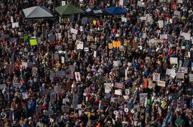 သမ္မတ ဒေါ်နယ်ထရန့်အား အမေရိကန် ပြည်သူ သန်းနှင့်ချီ ဆန္ဒပြ   သတင်းနှင့် မီဒီယာ ကွန်ရက်။  ၂၀၂၆ ခုနှစ်၊ မတ်လ ၃၀ ရက်။   အမေရိကန်ပြည်ထောင်စုအတွင်း၌ သမ္မတ ဒေါ်နယ်ထရန့်ကို မကျေနပ်ကြသည့် ပြည်သူသန်းပေါင်းများစွာသည် မတ်လ ၂၈ ရက်နေ့တွင် "No Kings" အမည်ဖြင့် တစ်နိုင်ငံလုံးအတိုင်းအတာဖြင့် လမ်းပေါ်ထွက် ဆန္ဒပြခဲ့ကြပါသည်။   သမ္မတ ဒေါ်နယ်ထရန့်၏ မူဝါဒများနှင့် အီရန်စစ်ပွဲကြောင့် မြင့်တက်လာသော လူနေမှုစရိတ်၊ လောင်စာဆီစျေးနှုန်းများကို မကျေနပ်ကြခြင်း ဖြစ်ပါသည်။   လော့စ်အိန်ဂျလိစ်နှင့် နယူးယောက်ကဲ့သို့သော မြို့ကြီးများတွင် လူအုပ်ကြီးက တခဲနက် ပါဝင်ခဲ့ကြပြီး ယင်းသည် တစ်နှစ်အတွင်း တတိယအကြိမ်မြောက် အကြီးဆုံးဆန္ဒပြပွဲ ဖြစ်လာခဲ့ပါသည်။   အဆိုပါ ဆန္ဒပြပွဲများတွင် ပါဝင်ကြသူများမှာ အီရန်နှင့်ဖြစ်ပွားနေသော စစ်ပွဲကို ဆန့်ကျင်ရန်နှင့် အဆမတန် မြင့်တက်လာသော စားဝတ်နေရေးစရိတ်များကို ကန့်ကွက်ရန်အတွက် လှုပ်ရှားခဲ့ကြခြင်း ဖြစ်ပါသည်။   မင်နီဆိုတာပြည်နယ်တွင် ပြုလုပ်သည့် ဆန္ဒပြပွဲတွင်မူ ထင်ရှားသော ပုဂ္ဂိုလ်များနှင့် အနုပညာရှင်များ ပါဝင်အားဖြည့်ခဲ့ကြပြီး နာမည်ကျော် အဆိုတော် Bruce Springsteen လည်း ပါဝင်ခဲ့ပါသည်။ ဆန္ဒပြသူများသည် အစိုးရ၏ နိုင်ငံခြားရေးနှင့် စီးပွားရေးမူဝါဒများအပေါ် ပြင်းထန်စွာ ဝေဖန်ကန့်ကွက်ခဲ့ကြပါသည်။