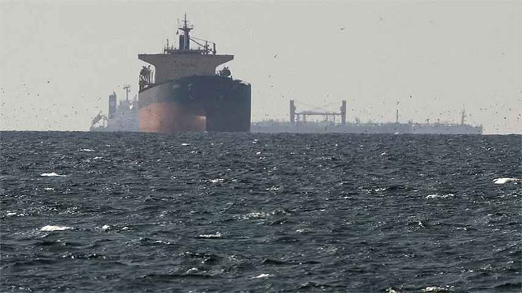 ထိုင်း ရေနံတင်သင်္ဘော ဟော်မုဇ် ရေလက်ကြားကို ကျော်ဖြတ်   သတင်းနှင့် မီဒီယာ ကွန်ရက်။  ၂၀၂၆ ခုနှစ်၊ မတ်လ ၂၅ ရက်။   ထိုင်းနိုင်ငံအခြေစိုက် Bangchak Corporation ပိုင် "BGP 3" ဆီတင်သင်္ဘောသည် ဟော်မုဇ်ရေလက်ကြားကို မတ်လ ၂၄ ရက်နေ့တွင် ဘေးကင်းစွာ ဖြတ်သန်းနိုင်ခဲ့သည်။   အဆိုပါ ရေလမ်းကြောင်းတွင် မတ်လ ၁၁ ရက်နေ့က ထိုင်းကုန်တင်သင်္ဘော Mayuree Naree တိုက်ခိုက်ခံရပြီး သင်္ဘောသား ၃ ဦး ပျောက်ဆုံးခဲ့သည့် ဖြစ်စဉ်ရှိခဲ့သော်လည်း ယခုအခါ သံတမန်ရေးရာ ညှိနှိုင်းမှုများဖြင့် ဘေးကင်းစွာ ဖြတ်သန်းနိုင်ခဲ့ခြင်းဖြစ်သည်။   မနေ့က ဖြတ်သန်းခဲ့သော BGP ၃ သင်္ဘောမှာ မတ်လ ၁၁ ရက်ကတည်းက ကျောက်ချ ရပ်နားထားခဲ့သော သင်္ဘောဖြစ်သည်။   ထိုင်းနိုင်ငံခြားရေးဝန်ကြီးဌာနသည် အီရန်နှင့် အိုမန်အစိုးရတို့နှင့် နီးကပ်စွာ ညှိနှိုင်းဆောင်ရွက်ခဲ့သဖြင့် ယခုကဲ့သို့ အဆင်ပြေချောမွေ့ခဲ့ခြင်းဖြစ်ပြီး အီရန်အစိုးရကလည်း ထိုင်းနိုင်ငံနှင့် ချစ်ကြည်ရင်းနှီးမှုကို တန်ဖိုးထားကြောင်း ထုတ်ဖော်ပြောကြားခဲ့သည်။   လက်ရှိတွင် အဆိုပါ ဆီတင်သင်္ဘောသည် အိန္ဒိယသမုဒ္ဒရာအတွင်း ရောက်ရှိနေပြီဖြစ်ပြီး လာမည့် ဧပြီလဆန်းတွင် ထိုင်းနိုင်ငံသို့ ရေနံစိမ်းများ ဘေးကင်းစွာ ပို့ဆောင်နိုင်မည်ဟု ခန့်မှန်းရသည်။   ထို့ပြင် SCG Chemicals ကုမ္ပဏီပိုင် သင်္ဘောတစ်စင်းလည်း ဟော်မုဇ်ရေလက်ကြားကို ထပ်မံဖြတ်သန်းရန် အစီအစဉ်ရှိသည်ဟု ဆိုသည်။   #ထိုင်းရေနံတင်သင်္ဘော #ဟော်မုဇ်ရေလက်ကြား    