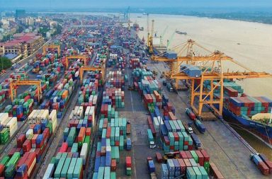 ကုန်သွယ်ခွန်သစ်အပေါ် အမေရိကန်ကို တရုတ် သတိပေး   သတင်းနှင့် မီဒီယာ ကွန်ရက်။  ၂၀၂၆ ခုနှစ်၊ မတ်လ ၁၇ ရက်။ ပဲရစ်မြို့၌ ပြုလုပ်ခဲ့သော အဆင့်မြင့်ကုန်သွယ်ရေးဆွေးနွေးပွဲအပြီးတွင် အမေရိကန်၏ သွင်းကုန်ခွန်အသစ်များသည် နှစ်နိုင်ငံကုန်သွယ်ရေးကို ထိခိုက်စေနိုင်ကြောင်း တရုတ်နိုင်ငံက သတိပေးလိုက်သည်။     အမေရိကန် အဆင့်မြင့် တရားရုံးကို သမ္မတ ထရန့် အစိုးရ၏ ကုန်သွယ်ခွန်များသည် တရားဝင်မှု မရှိကြောင်း ဆုံးဖြတ်ပြီး ပယ်ချပြီးနောက် သမ္မတ ထရန့်အစိုးရက နိုင်ငံခြားကုန်ထုတ်လုပ်မှုများအား စုံစမ်းစစ်ဆေးနေမှုများအပေါ် တရုတ်ဘက်က စိုးရိမ်ကြောင်း ပြောဆိုခဲ့ခြင်း ဖြစ်သည်။   သို့သော်လည်း ဆွေးနွေးပွဲအတွင်း နှစ်ဦးနှစ်ဖက်စလုံးက အခွန်နှုန်းထားများ တည်ငြိမ်စေရန် ကြိုးပမ်းသွားမည်ဟု သဘောတူညီခဲ့ကြပါသည်။   လာမည့် နှစ်ပတ်အတွင်း ပြုလုပ်ရန် စီစဉ်ထားသော သမ္မတထရန့်၏ တရုတ်နိုင်ငံခရီးစဉ်သည် နောက်ဆုတ်သွားနိုင်ခြေရှိကြောင်း အမေရိကန်ဘက်က ဆိုပါသည်။   အမေရိကန်ဘဏ္ဍာရေးဝန်ကြီး စကော့ ဘဲဆင့် (Scott Bessent) ကမူ ခရီးစဉ်ရွှေ့ဆိုင်းခြင်းမှာ ဖိအားပေးရန်မဟုတ်ဘဲ အီရန်စစ်ပွဲဖြစ်ပွားနေချိန်တွင် သမ္မတအနေဖြင့် ပြည်တွင်း၌သာ ရှိနေသင့်သောကြောင့်ဖြစ်ကြောင်း ရှင်းလင်းခဲ့ပါသည်။   အမေရိကန်သည် ဟော်မုဇ်ရေလက်ကြား ပြန်လည်ဖွင့်လှစ်နိုင်ရေးအတွက် တရုတ်၏ အကူအညီကို လိုအပ်လျက်ရှိနေသည်။   ကုန်သွယ်ရေး စစ်ပွဲများကြောင့် ထိခိုက်ခဲ့သော နှစ်နိုင်ငံဆက်ဆံရေး ကောင်းမွန်အောင် ကြိုးပမ်းနေချိန်သော်လည်း အီရန်စစ်ပွဲကြောင့် နှစ်နိုင်ငံဆက်ဆံရေး ပြန်လည်ကောင်းမွန်လာမည့် ကြိုးပမ်းချက်များမှာ အဟန့်အတားဖြစ်နေရသည်။ #တရုတ်အမေရိကန်ကုန်သွယ်ရေး #ကုန်သွယ်ခွန် #ChinaAmericanTradeWar #Trump #China #American