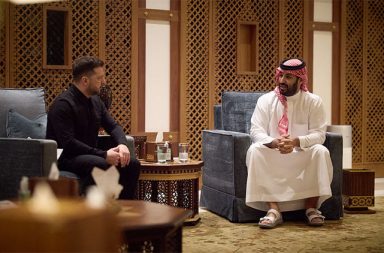 ယူကရိန်း သမ္မတက အရှေ့အလယ်ပိုင်း နိုင်ငံများနှင့် ကာကွယ်ရေး သဘောတူညီချက်များ လက်မှတ်ထိုး   သတင်းနှင့် မီဒီယာ ကွန်ရက်။  ၂၀၂၆ ခုနှစ်၊ မတ်လ ၃၀ ရက်။   ယူကရိန်းသမ္မတ ဗီလိုဒီမာ ဇယ်လန်းစကီးသည် ဂျော်ဒန်ဘုရင် King Abdullah နှင့် တွေ့ဆုံကာ အီရန်လုပ်ဒရုန်းများ၏ တိုက်ခိုက်မှုကို ကာကွယ်နိုင်မည့် လေကြောင်းကာကွယ်ရေး နည်းပညာများ ဖလှယ်ရန် ဆွေးနွေးခဲ့ပါသည်။   ယူကရိန်းသည် ရုရှားနှင့်စစ်ပွဲအတွင်း အီရန်ဒရုန်းများကို နှိမ်နင်းခဲ့သည့် (၄) နှစ်တာ အတွေ့အကြုံရှိသဖြင့် ယင်းကျွမ်းကျင်မှုကို အာရပ်နိုင်ငံများအား ကမ်းလှမ်းခဲ့ခြင်း ဖြစ်ပါသည်။   အပြန်အလှန်အားဖြင့် ယူကရိန်းအတွက် လိုအပ်နေသော စစ်ရေးအကူအညီနှင့် ဘတ်ဂျက်ထောက်ပံ့မှုများ ပြန်လည်ရရှိရန် မျှော်လင့်နေခြင်း ဖြစ်ပါသည်။   အထူးသဖြင့် အမေရိကန်ကိုယ်တိုင် အီရန်စစ်ပွဲတွင် ပါဝင်နေရသဖြင့် ယူကရိန်းအတွက် Patriot ကဲ့သို့သော ဒုံးကျည်အကူအညီများ ပေးအပ်ရန် အခက်အခဲရှိလာနေသည်။   ထိုအခြေအနေတွင် ယူကရိန်းသည် ဂျော်ဒန်၊ ယူအေအီး၊ ကာတာနှင့် ဆော်ဒီအာရေးဗီးယားနိုင်ငံတို့နှင့် ကာကွယ်ရေးဆိုင်ရာ ပူးပေါင်းဆောင်ရွက်မှုများကို တိုးမြှင့်လုပ်ဆောင်လျက် ရှိသည်။   #ယူကရိန်း #အရှေ့အလယ်ပိုင်းနိုင်ငံများ #ကာကွယ်ရေးသဘောတူညီချက်လက်မှတ်ထိုး  