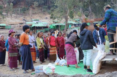 စက်သုံးဆီဈေး ကွာဟမှုကြောင့် စစ်ရှောင်များ စားရေ ရိက္ခာ ရှားပါးမှု ကြုံ   သတင်းနှင့် မီဒီယာ ကွန်ရက်။  ၂၀၂၆ ခုနှစ်၊ ဧပြီလ ၂၅ ရက်။   တော်လှန်ရေးတပ်ဖွဲ့များ ထိန်းချုပ်ရာ ကရင်နီပြည်အတွင်း ဒေသအလိုက် စက်သုံးဆီဈေးနှုန်း ကွာဟချက် ကြီးမားနေခြင်းကြောင့် စစ်ဘေးရှောင်များမှာ စားနပ်ရိက္ခာပြတ်လပ်မှု၊ ရေရှားပါးမှုဒဏ်များကို ရင်ဆိုင်နေကြရ သည်။   လက်ရှိတွင် ကရင်နီပြည်အတွင်း လောင်စာဆီ တစ်လီတာ ပေါက်ဈေးမှာ ထိုင်းနယ်စပ်နှင့် နီးစပ်သည့် မယ်စဲ့မြို့ တွင် ကျပ် ၁၀,၀၀၀ ခန့်ရှိသော်လည်း၊ စစ်ဘေးရှောင်အများစု ခိုလှုံရာ ဒီးမော့ဆိုမြို့နယ် အနောက်ဘက်ခြမ်းတွင် ကျပ် ၁၃,၅၀၀ ရှိနေသည်။   လမ်းပန်းဆက်သွယ်ရေး ပိုမိုခက်ခဲသော ဖရူဆိုမြို့နယ် အနောက်ဘက်ခြမ်းတွင်မူ ဆီတစ်လီတာလျှင် ကျပ် ၁၆,၀၀၀ မှ ၁၈,၀၀၀ အထိ ဒေသအလိုက် ဈေးနှုန်းမြင့်တက်နေကြောင်း စစ်ရှောင်များက ပြောသည်။   စက်သုံးဆီဈေး မြင့်တက်လာမှုနှင့်အတူ ကုန်ဈေးနှုန်းများပါ လိုက်လံတက်လာခြင်းကြောင့် စစ်ဘေးရှောင်များ အတွက် ထောက်ပံ့မှုများ ယခင်ကထက် နည်းပါးသွားကြောင်း စစ်ဘေးရှောင်ကူညီကယ်ဆယ်ရေးအဖွဲ့ Karenni Hope တာဝန်ခံ ကိုလွမ်းက ပြောသည်။   “အရင်က ဆန်တစ်အိတ် တစ်သိန်းဝန်းကျင်ပဲ ရှိရာကနေ အခု တစ်သိန်းခွဲလောက်အထိ ဝယ်နေရတယ်။ ဆီတွေဆိုရင်လည်း အရင်ကထက် တစ်ဆခွဲလောက် တက်သွားတယ်။ သွားဖို့လာဖို့ကစ ခက်ခဲသွားတော့ စစ်ဘေးရှောင်တွေဘက်မှာ အများကြီး ပိုပြီးခက်ခဲသွားတာပေါ့” ဟု ၎င်းက ပြောသည်။   အထူးသဖြင့် ဖရူဆိုမြို့နယ် အတွင်းရှိ ဒိုးပရယ်ကျေးရွာအုပ်စုကဲ့သို့ စစ်ဘေးရှောင် ထောင်နှင့်ချီ ခိုလှုံရာနေရာ များတွင် ရိက္ခာပြတ်လပ်မှုမှာ ပိုမိုဆိုးဝါးလာနေသည်။   စစ်ဘေးရှောင်စခန်း တာဝန်ရှိသူတစ်ဦးက အရေးပေါ်ဆန် ထုတ်ယူရမှု အခြေအနေနှင့် ပတ်သက်ပြီး ယခုကဲ့သို့ ရှင်းပြသည်။   စစ်ဘေးရှောင်စခန်း တာဝန်ရှိသူက “အရေးပေါ်ဆန် အိတ် ၁၀၀ လောက် ထားလိုက်ပါတော့ ဒီအိမ်ထောင်စု ၁၀၀ ဆီ တစ်ခါတလေ တစ်လတောင်မရှိဘူး ကုန်သွားပြီ။ အရင်တုန်းကဆို အရေးပေါ်ဆန်တောင်မှ တော်တော်နဲ့ မထုတ်ဘူး။ ထုတ်တဲ့လူကတော့ နည်းတယ်။ အခုက များသည်ထက် များလာတယ်။ သူများက ကျနော်တို့ကို စားနပ်ရိက္ခာ ပေးမယ်ဆိုရင် ကိုယ့်ဘာသာသွားသယ်လို့ရှိရင်လည်း ကားခမတတ်နိုင်ဘူး။ ဆီဈေးက အဆမတန် တက်နေတော့ မတတ်နိုင်ဘူးလေ။” ဟု ပြောသည်။   ရိက္ခာအခက်အခဲ အပြင် နွေရာသီကာလ ရေကန်များ ခန်းခြောက်သွားသဖြင့် ရေရှားပါးမှုနှင့်လည်း ထပ်ဆင့် ရင်ဆိုင်နေရသည်။   အိမ်ထောင်စု ၃၀ ခန့်အတွက် နှစ်ရက်စာသာ အသုံးပြုနိုင်သည့် ရေသယ်ကားတစ်စီးလျှင် ယခင်နှစ်က ကျပ် ၃ သိန်းသာ ပေးရသော်လည်း၊ ယခုနှစ်တွင် ဆီဈေးကြောင့် ကျပ် ၄ သိန်းခွဲအထိ မြင့်တက်နေကြောင်း ဆိုသည်။   စစ်ရှောင်ကာလ ကြာမြင့်လာသည်နှင့်အမျှ အလုပ်အကိုင်မရှိခြင်း၊ ကုန်ဈေးနှုန်းကြီးမြင့်ခြင်းတို့ကြောင့် စစ်ဘေး ရှောင်များမှာ လုံခြုံရေးအရ စိုးရိမ်ရသည့်ကြားမှပင် နေရပ်ပြန်၍ တောင်ယာလုပ်ကိုင်ရန် စဉ်းစားလာနေကြ သည်။     လက်ရှိတွင် ဖရူဆိုမြို့နယ်အတွင်း ရိက္ခာ၊ ရေနှင့် ကျန်းမာရေးဆိုင်ရာ အခက်အခဲများ ပိုတိုး၍ ရင်ဆိုင်လာနေရ သဖြင့် လူသားချင်းစာနာမှု အကူအညီများ မြေပြင်သို့ တိုက်ရိုက်ရောက်ရှိနိုင်မည့် လမ်းကြောင်းများ အရေးပေါ် ဖော်ဆောင်ပေးရန် ဒေသခံအဖွဲ့အစည်းများက တောင်းဆိုထားကြသည်။   #လမ်းပန်းဆက်သွယ်ရေး #စက်သုံးဆီ #ကရင်နီ