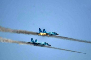 ဝင်းဝ စခန်းအနီးရှိ ကျေးရွာကို ဗုံးကြဲ တိုက်ခိုက်   သတင်းနှင့် မီဒီယာ ကွန်ရက်။ ၂၀၂၆ ခုနှစ်၊ ဧပြီလ ၄ ရက်။   ထားဝယ်ခရိုင်၊ သရက်ချောင်းမြို့နယ်၊ အတွင်းရှိ ဝင်းဝ စခန်းကို ပြန်လည် ထိန်းချုပ်ပြီးနောက် အနီးရှိ ကျေးရွာများကို  ဝဲရစ်ကျေးရွာအနီးကို စစ်ကော်မရှင်တပ်က တိုက်လေယာဉ်နှစ်စင်းဖြင့် ဗုံးကြဲတိုက်ခိုက်ခဲ့သည်ဟု ဒေသခံရွာသားများက ပြောသည်။   ပြီးခဲ့သည့် ဧပြီလ ၂ ရက်နေ့ မွန်းလွဲ ၁၂ နာရီကျော်အချိန်တွင် K8W ဂျက်ဖိုက်တာနှစ်စင်းဖြင့် ဝဲရစ် ကျေးရွာကို ပေါင် ၂၅၀ ဗုံး လေးလုံးကို ရှေ့ဆင့်နောက်ဆင့် ကြဲချတိုက်ခိုက်ခဲ့သည့်အပြင် စက်သေနတ်များဖြင့်ပါ ပစ်ခတ်မှုများ ရှိခဲ့ခြင်း ဖြစ်သည်။   အဆိုပါ ဖြစ်စဉ်နှင့်ပတ်သက်၍ အသက် ၄၀ ခန့်အရွယ် ဝဲရစ်ရွာသားတစ်ဦးက “ဝဲရစ်ကျေးရွာအနားကို ဂျက်ဖိုက်တာနှစ်စီးနဲ့ လာကြဲချသွားတာပါ၊ ရွာသားတွေ ထိခိုက်မှုကတော့ မရှိခဲ့ပါဘူး” ဟု ပြောသည်။   ဝဲရစ်ကျေးရွာသည် မြိတ်-ထားဝယ် ကားလမ်းပေါ်ရှိ ဝင်းဝကျေးရွာ၏ တောင်ဘက် နှစ်မိုင်ခန့်အကွာတွင် တည်ရှိသည်။   လက်ရှိတွင် အဆိုပါ ဝင်းဝကျေးရွာသို့ စစ်ကော်မရှင်တပ်များ ပြန်လည်ရောက်ရှိနေကြောင်း တော်လှန်ရေး အင်အားစုများနှင့် ဒေသတွင်း သတင်းအရင်းအမြစ်များက ပြောသည်။     ပြီးခဲ့သည့် မတ်လ ၁၁ ရက်နေ့တွင် KNLA နှင့် PDF ပူးပေါင်းတပ်များက သိမ်းယူခဲ့သည့် ဝင်းဝစခန်းသို့ ရက် ပေါင်း ၂၀ ခန့်အကြာ မတ်လ ၃၁ ရက်နေ့တွင် စစ်ကော်မရှင်တပ်က ပြန်လည်ထိုးဖောက် ရောက်ရှိလာခြင်း ဖြစ်သည်။   စစ်ရေးသတင်းအရင်းအမြစ်များ၏ အဆိုအရ မတ်လနောက်ဆုံးပတ်တွင် သရက်ချောင်းမြို့ဘက်မှ အင်အား ၆၀ ခန့်ရှိ စစ်ကူစစ်ကြောင်းတစ်ကြောင်း ထပ်မံရောက်ရှိလာပြီး ဂုံညှင်းဆိပ်ကျေးရွာဘက်မှတစ်ဆင့် ဝင်းဝစခန်းသို့ ပြန်လည်ဝင်ရောက်လာခြင်း ဖြစ်သည်ဟု သိရသည်။   သို့သော် အဆိုပါစစ်ရေးအခြေအနေနှင့် ပတ်သက်၍ ကရင်အမျိုးသားအစည်းအရုံး KNU နှင့် PDF တာဝန်ရှိသူ အချို့ထံ ဆက်သွယ်မေးမြန်းထားသော်လည်း တစ်စုံတစ်ရာ ပြန်လည်ဖြေကြားခြင်း မရှိသေးပေ။   စစ်ကော်မရှင်ဘက်က ဝင်းဝစခန်းကို ပြန်လည်ထိန်းချုပ်နိုင်ပြီဖြစ်ပြီး မြိတ်-ထားဝယ် ကားလမ်းကိုလည်း ပြန်လည်ဖွင့်လှစ်လိုက်ပြီဟု ထုတ်ပြန်ထားသော်လည်း မြေပြင်တွင် လမ်းပိုင်းအခြေအနေမှာ ပုံမှန်မဟုတ်ဘဲ ပြန်လည်ပိတ်ဆို့မှုများ ရှိနေကြောင်း ဒေသခံများက ပြောသည်။   ဝင်းဝစခန်းကို တော်လှန်ရေးတပ်များ သိမ်းပိုက်ခဲ့သည့် နောက်ပိုင်းမှစ၍ လက်ရှိအချိန်ထိ သရက်ချောင်းမြို့နယ် အောက်ပိုင်းရှိ ကျေးရွာ ၁၂ ရွာခနှ့်မှာ စစ်ကော်မရှင်၏ လေကြောင်းနှင့် ရေကြောင်းမှ လက်နက်ကြီးပစ်ခတ်မှုဒဏ်ကို နေ့စဉ်ရင်ဆိုင်နေရ သည်ဟု ဒေသခံများက ပြောသည်။   စစ်ကော်မရှင်တပ်၏ စစ်ကြောင်းထိုးမှုနှင့် တိုက်ခိုက်မှုများကြောင့် ဒေသခံရွာသား ၂၀ ခန့် သေဆုံးခဲ့ရပြီး လူနေအိမ်၊ ဘာသာရေးအဆောက်အအုံနှင့် စာသင်ကျောင်းများစွာလည်း မီးလောင်ပျက်စီးခဲ့ရသည်။   #ဝင်းဝ #လေကြောင်းတိုက်ခိုက်မှု #စစ်ကော်မရှင် #ထားဝယ် #သရက်ချောင်းမြို့နယ်  