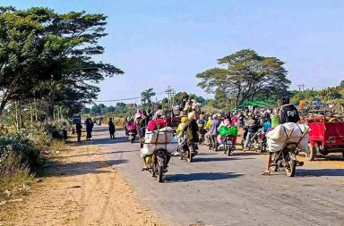 ကသာမြို့ထဲသို့ ပြန်မဝင်ကြသေးရန် တော်လှန်ရေး တပ်ဖွဲ့များ သတိပေး   သတင်းနှင့် မီဒီယာကွန်ရက်။ ၂၀၂၆ ခုနှစ်၊ ဧပြီလ ၆ ရက်။   စစ်ကိုင်းတိုင်းဒေသကြီး၊ ကသာမြို့ကို ပြန်လည်ထိန်းချုပ်နိုင်ပြီဟု စစ်ကော်မရှင်က ဝါဒဖြန့်နေသော်လည်း တိုက်ပွဲများ အချိန်မရွေးပြန်ဖြစ်လာနိုင်၍ မြို့ထဲပြန်မဝင်သေးရန် တော်လှန်ရေးအင်အားစုများ သတိပေးထားသည်။   စစ်ကော်မရှင်ဘက်က ကသာမြို့ကို ပြန်လည်ထိန်းချုပ်နိုင်ပြီဟု ဝါဒဖြန့်ကာ ဒေသခံပြည်သူများကို မြို့အတွင်း ပြန်လည်ဝင်ရောက်ရန် ဖိအားပေးနေသော်လည်း မြေပြင်တွင် လေကြောင်းတိုက်ခိုက်မှုများ ဆက်ရှိနေဆဲဖြစ်ပြီး တိုက်ပွဲများ အချိန်မရွေး ပြန်လည်ပေါက်ကွဲလာနိုင်သည့် အခြေအနေမျိုးတွင် ရှိနေသည်။   ကသာမြို့တွင် ပြီးခဲ့သည့် မတ်လ ၂၀ ရက်နေ့မှ စတင်ကာ စစ်ကော်မရှင်တပ်များနှင့် KIA၊ PDF ပူးပေါင်းတပ်ဖွဲ့တို့ ကြား တိုက်ပွဲများ အပြင်းအထန် ဖြစ်ပွားခဲ့ခြင်းဖြစ်သည်။   စစ်ကော်မရှင်ဘက်က ဂျက်ဖိုက်တာများ၊ Y-12 လေယာဉ်များ အသုံးပြုကာ တစ်ပတ်ကျော်ကြာ အဆက်မပြတ် ဗုံးကြဲတိုက်ခိုက်ခဲ့ရာ မတ်လ ၂၀ ရက်နေ့က ရပ်ကွက် (၃) ရှိ လေးထပ်ဘုန်းကြီးကျောင်း ဗုံးကြဲခံရမှုကြောင့် သံဃာတော်များနှင့် စစ်ဘေးရှောင်ပြည်သူ ၈၀ ကျော် သေဆုံးခဲ့ရသည့် ဖြစ်စဉ်များ ရှိခဲ့သည်။   ထိုကဲ့သို့ လေကြောင်းမှ အပြင်းအထန် တိုက်ခိုက်ပြီးနောက် မတ်လ ၃၀ ရက်နေ့တွင် မြို့ကို ပြန်လည် ထိန်းချုပ် နိုင်ပြီဟု စစ်ကော်မရှင်တပ်က ကြေညာခဲ့သော်လည်း မြို့၏ သုံးပုံတစ်ပုံကျော်မှာ မီးလောင်ပျက်စီးနေပြီး စစ်ရေး တင်းမာမှုများမှာ လျော့ပါးသွားခြင်း မရှိသေးပေ။   ကသာတော်လှန်ရေးတပ်ဖွဲ့ဝင် တစ်ဦးက “စစ်ကောင်စီဘက်ကတော့ သူတို့က ထိန်းချုပ်လိုက်ပြီ၊ ပြန်လာလို့ ရပြီ ဆိုပြီး ဝါဒဖြန့်နေပေမဲ့ အန္တရာယ် အရမ်းများပါတယ်။ ပြည်သူတွေကို မြို့ထဲမဝင်ကြပါနဲ့ဦးလို့ ကျနော် ပြောချင်ပါတယ်။ ဒါဟာ တိုက်ပွဲက ပြီးသွားတာ မဟုတ်ပါဘူး၊ ဒီတိုက်ပွဲက ပြန်ဖြစ်မှာပါ။ ကျနော်တို့ တော် လှန်ရေးဘက်ကလည်း အရှုံးပေးလို့မရဘူး၊ မနိုင်နိုင်အောင် တိုက်ရမှာပါ။ ဒါဟာ စစ်ရေးအရ ခဏတာ အနည်း ငယ် နောက်ဆုတ်ပေးတဲ့ သဘောပါပဲ၊ အပြီးအပိုင် ထွက်ခွာသွားတာ မဟုတ်ပါဘူး" ဟု မြေပြင်အခြေအနေကို ပြောသည်။   လက်ရှိတွင် တိုက်ပွဲများ ခေတ္တငြိမ်သက်နေသော်လည်း စစ်ကော်မရှင်ဘက်က လေကြောင်းနှင့် လက်နက်ကြီး ပစ်ခတ်မှုများကို နေ့စဉ်လုပ်ဆောင်နေသဖြင့် အရပ်သားထိခိုက်မှုများ ဆက်ရှိနေဆဲဖြစ်သည်။   ကသာမြို့ရှိ ရပ်ကွက် ၁၁ ခုအနက် မြို့ပေါ်ရပ်ကွက်များထဲက ဆေးရုံ၊ နေအိမ်နှင့် ဘုန်းကြီးကျောင်းများမှာလည်း ဗုံးကြဲမှုကြောင့် ပျက်စီးမှု အများအပြား ရှိနေသည်။   တော်လှန်ရေးတပ်ဖွဲ့ဝင်တစ်ဦးကပင် ဆက်လက်၍ “စစ်ကောင်စီဘက်က သူတို့ ပြန်လာလို့ရပြီလို့ ဝါဒဖြန့်သော် လည်း ဒါတွေကို မယုံနဲ့ပေါ့နော်။ တကယ့်မြေပြင်မှာ ဖြစ်နေတဲ့ အတိုင်းအတာတွေက အန္တရာယ် အရမ်းများ ပါတယ်။ ပြန်ဖို့ မလွယ်ပါဘူး။ တချို့လူတွေက ဝါဒမိုင်းတွေ မိနေတယ်၊ အသိပညာတွေ သိလာအောင် ပြောဖို့ ခက်ပါတယ်။ ကျည်ဆံတွေ၊ ဗုံးတွေ ကိုယ့်နား ရောက်လာမှ သိမယ့်လူတွေအတွက်တော့ ပြောရခက်ပါတယ်ဗျ” ဟု သတိပေးပြောဆိုသည်။   တော်လှန်ရေး အင်အားစုများဘက်ကလည်း အလုံးစုံ ဆုတ်ခွာသွားခြင်းမျိုး မဟုတ်ဘဲ တိုက်ပွဲများ ဆက်လက် ဆင်နွှဲရန် ပြင်ဆင်နေကြသဖြင့် ကသာမြို့၏ အခြေအနေမှာ အချိန်မရွေး ပြန်လည်ပေါက်ကွဲလာနိုင်သည့် စစ်ရေး အရ အလွန်စိုးရိမ်ရသော အနေအထားတွင် ရှိနေခြင်း ဖြစ်သည်။   ဓါတ်ပုံ - ပုံဟောင်း (ကသာစစ်ဘေးရှောင် ပြည်သူများ)   #ကသာတိုက်ပွဲ #ကသာစစ်ရှောင် #လေကြောင်းတိုက်ခိုက်မှု  