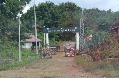 မြစ်ဆုံ စီမံကိန်း ပြန်လည် စတင်ခြင်းမှာ လူတစ်စု အကျိုးစီးပွားသာဖြစ်ဟု KSHRDN ဆို   သတင်းနှင့် မီဒီယာ ကွန်ရက်။ ၂၀၂၆ ခုနှစ်၊ ဧပြီလ ၆ ရက်။   မြစ်ဆုံစီမံကိန်း ပြန်စရန် စစ်ကော်မရှင် ကြိုးပမ်းမှုမှာ လူတစ်စု၏ အကျိုးစီးပွားအတွက် ဒေသခံများကို ခြိမ်းခြောက် ဖိအားပေးနေခြင်း ဖြစ်သည်ဟု ကချင်ပြည်နယ် လူ့အခွင့်အရေး ကာကွယ်စောင့်ရှောက်သူများ ကွန်ရက် (KSHRDN) က ပြောဆိုလိုက်သည်။   နိုင်ငံရေးမတည်ငြိမ်မှုနှင့် စစ်ရေးပဋိပက္ခများ ပြင်းထန်နေချိန်တွင် ဆယ်စုနှစ်တစ်ခုကျော်ကြာ ဆိုင်းငံ့ထားသည့် မြစ်ဆုံရေကာတာစီမံကိန်းကို စစ်ကော်မရှင်က ပြန်လည်စတင်ရန် လုပ်ဆောင်လာခြင်းမှာ ပြည်သူလူထု အကျိုးစီးပွားထက် လူတစ်စုအကျိုးကိုသာ ရှေ့ရှုသည့် လုပ်ရပ်ဖြစ်သဖြင့် (KSHRDN) က ဧပြီလ ၁ ရက်နေ့တွင် ထုတ်ပြန်ပြောဆိုလိုက်ခြင်း ဖြစ်သည်။   ကချင်လူ့အခွင့်အရေး စောင့်ကြည့်ရေးအဖွဲ့ KHRW က တာဝန်ရှိသူ တစ်ဦးက “ဒီလိုမျိုးလက်ရှိ နိုင်ငံရေးပဋိပက္ခ ကို လုံးဝဆွေးနွေးမှုတွေ မလုပ်ဆောင်နိုင်သေးခင်၊ အဖြေရှာမှုတွေ မလုပ်နိုင်သေးခင်မှာ ဘယ်စီးပွားရေး၊ ဘယ် အကြီးစား ဖွံ့ဖြိုးရေး စီမံကိန်းမှ လုပ်ဆောင်ဖို့ မသင့်ဘူးလို့ ကျမအနေနဲ့ မြင်ပါတယ်။ ဒီအပေါ်မှာ ဇွတ်လုပ် သွားမယ်ဆိုရင် ဒီဖွံ့ဖြိုးရေးက လူတစ်စုစာ အတွက်ပဲ အကျိုးပြုတဲ့ ဖွံ့ဖြိုးရေးလုပ်ငန်း ဖြစ်ပါလိမ့်မယ်” ဟု ပြောသည်။   စစ်ကော်မရှင်သည် ၂၀၁၁ ခုနှစ်ကတည်းက လူထုကန့်ကွက်မှုကြောင့် ယာယီဆိုင်းငံ့ထားခဲ့ရသည့် အဆိုပါ စီမံကိန်းကို လက်ရှိအခြေအနေတွင် အခွင့်ကောင်းယူကာ ပြန်လည်အသက်သွင်းရန် ကြိုးပမ်းနေခြင်းဖြစ်သည်။   စီမံကိန်းနယ်မြေအတွင်းရှိ ဒေသခံများကို စည်းရုံးသိမ်းသွင်းခြင်း၊ ခြိမ်းခြောက်ခြင်းနှင့် ကန့်ကွက်မှုမလုပ်ရန် ဖိအားပေးခြင်းများ လုပ်ဆောင်နေသည့်အပေါ် ဒေသခံများက စိုးရိမ်နေကြသည်။   စီမံကိန်းကြောင့် ဂေဟစနစ်နှင့် ယဉ်ကျေးမှုအမွေအနှစ်များ ပျက်စီးဆုံးရှုံးမည့်အရေးအပြင် ငလျင်ကြောပေါ်တွင် တည်ရှိနေသည့် ရေကာတာကြီး၏ ဘေးအန္တရာယ်မှာလည်း ကြီးမားလှသည်။   KHRW တာဝန်ရှိသူက “ကမ္ဘာပေါ်မှာ ဘယ်လောက်ကြီးမား ခိုင်ခံ့ပါတယ်ဆိုတဲ့ ရေကာတာ စီမံကိန်းတွေပဲ ဖြစ်ဖြစ် သဘာဝဘေးအန္တရာယ် ဆိုးဝါးတဲ့အခြေအနေ၊ ငလျင်ကြောမှာ ရှိနေတယ်ဆိုရင်တော့ အင်မတန်မှ ကြောက်ဖွယ်ကောင်းပါတယ်။ ဒီတိုက်ပွဲတွေ ဖြစ်နေတဲ့အချိန်မှာ ဒီလိုမျိုး ရေကာတာစီမံကိန်းတွေကို ဘယ်သူ အာမခံပေးသလဲ။ ဖြစ်သွားလို့ရှိရင် ကျမတို့မှာ ပရိုတက်ရှင် မက်ကင်းနစ်ဇင်တွေ ဘာမှချမှတ်ထားတာ မရှိဘူး။ ကျမတို့ ပြည်သူတွေရဲ့ အသက်လုံခြုံရေးနဲ့ ပတ်သက်ပြီးတော့လည်း ဘာမှ မလုပ်ထားပါဘူး” ဟု ဆက် ပြော သည်။   မြေပြင်တွင် စစ်ကော်မရှင်၏ စည်းရုံးဖိအားပေးမှုများကြောင့်လည်း ဒေသခံများသည် စိုးရိမ်ထိတ်လန့်မှုများ ခံစားနေကြရသည်။   (KSHRDN) ပြောခွင့်ရ ဂျေကော့က “ပြည်သူတွေကို ကြည့်ရင် စိတ်ပိုင်းဆိုင်ရာရော ရုပ်ပိုင်းဆိုင်ရာရော Negative ဘက်က ပိုပြီး ခံစားလာရတဲ့ အခြေအနေရှိပါတယ်။ စစ်ကောင်စီက အမြဲတမ်းလာတွေ့တာမျိုး၊ ဘာမှ ကန့်ကွက်ဆန္ဒမပြဖို့ လာပြောတာမျိုးတွေ ရှိနေတဲ့အတွက် ဒေသခံတွေသာမက ဒီနေရာမှာရှိတဲ့သူ အားလုံးကတော့ စိုးရိမ်ထိတ်လန့်မှုတွေ ပိုခံစားလာရမယ့် အခြေအနေရှိတယ်။ တချို့ဆိုရင် အမြဲတမ်း ကြောက်ရွံ့ပြီး နေရတဲ့ အခြေအနေတွေ ရှိပါတယ်” ဟု ဆက်ပြောသည်။   KSHRDN အနေဖြင့် တရုတ်အစိုးရနှင့် စစ်ကော်မရှင်တို့ အနေဖြင့် ပြည်သူလူထု၏ အသံကို နားထောင်ပေး ရန်နှင့် အန္တရာယ်ကြီးမားသည့် မြစ်ဆုံစီမံကိန်းကို ရပ်တန့်ပေးရန် တောင်းဆိုထားသည်။     သိန်းနှင့်ချီသည့် စစ်ဘေးရှောင်များ ရှိနေသည့် ကချင်ပြည်တွင် ယခုကဲ့သို့ စီမံကိန်းပြန်လည် စတင်ရန် ကြိုးပမ်း မှုသည် အဖွဲ့အစည်းများကြား ယုံကြည်မှုကို ပိုမိုပျက်ပြားစေသည့်အပြင် မလိုလားအပ်သည့် ပဋိပက္ခများကိုပါ မီးစထိုးပေးရာ ရောက်ကြောင်း လူ့အခွင့်အရေးအဖွဲ့များက သတိပေးထားသည်။   #မြစ်ဆုံစီမံကိန်း #KHRW #KSHRDN #မြစ်ဆုံရေကာတာ  