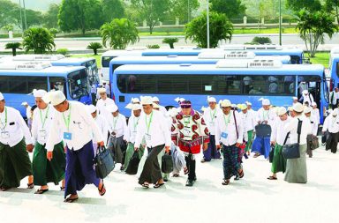 ဝန်ကြီးစာရင်းတွင် အငြိမ်းစား ဗိုလ်ချုပ်ဟောင်း အများအပြားပါနေ   သတင်းနှင့် မီဒီယာ ကွန်ရက်။ ၂၀၂၆ ခုနှစ်၊ ဧပြီလ ၈ ရက်။   အငြိမ်းစား ဗိုလ်ချုပ်ဟောင်းများ အများအပြား ပါဝင်သည့် ပြည်ထောင်စုဝန်ကြီး ၃၀ ဦး အမည်စာရင်းကို သမ္မတအဖြစ် ရွေးချယ်ခံထားရသူ ဗိုလ်ချုပ်မှူးကြီး မင်းအောင်လှိုင်က ဧပြီလ ၇ ရက်နေ့တွင် ပြည်ထောင်စု လွှတ်တော်သို့ တင်ပြခဲ့သည်။   ယခုကဲ့သို့ အမည်စာရင်း တင်သွင်းမှုသည် စစ်တပ်၏ အတုအယောင် ရွေးကောက်ပွဲမှ တစ်ဆင့် ပေါ်ပေါက်လာ သည့် အတုအယောင် အစိုးရသစ်ကို စစ်ဘက် အသိုင်းအဝိုင်းမှ လူဟောင်းများဖြင့်သာ ပြန်လည်ဝန်းရံလိုက်ခြင်း လည်း ဖြစ်သည်။   ယခု တင်သွင်းလိုက်သည့် ဝန်ကြီးစာရင်းကို ကြည့်ပါက ကာကွယ်ရေး၊ ပြည်ထဲရေးနှင့် နယ်စပ်ရေးရာကဲ့သို့သော အရေးကြီးဝန်ကြီးဌာနများ သာမက စီးပွားရေးနှင့် လူမှုရေးဆိုင်ရာ ဝန်ကြီးဌာနများတွင်ပါ စစ်တက္ကသိုလ် အသီးသီးမှ ဆင်းသက်လာသည့် အငြိမ်းစားဗိုလ်ချုပ်ကြီးနှင့် ဗိုလ်မှူးချုပ်ဟောင်းများကိုသာ အဓိကထား အသုံးပြုထားသည်ကို တွေ့ရသည်။   နိုင်ငံရေးလေ့လာသူတစ်ဦးက ယခုအစိုးရသစ် ဖွဲ့စည်းပုံအပေါ် ယခုကဲ့သို့ မှတ်ချက်ပြုသည်။ “ဒါဟာ အရပ်သား တစ်ပိုင်း အစိုးရလို့ နာမည်တပ်ထားပေမဲ့ တကယ်တမ်းတော့ စစ်တပ်ကလူတွေ စုပေါင်းပြီး အုပ်ချုပ်မယ့် ပုံစံမျိုးပါပဲ။ အသွင်ပြောင်း ဗိုလ်ချုပ်ဟောင်းတွေနဲ့ပဲ ဝန်းရံထားတော့ မူဝါဒပိုင်းမှာ ထူးခြားတဲ့ ပြောင်းလဲမှု မျိုးထက် စစ်တပ်ရဲ့ ထိန်းချုပ်မှုကိုပဲ ဆက်သွားမယ့် သဘောရှိပါတယ်။”     ဝန်ကြီးစာရင်းတွင် လက်ရှိဝန်ကြီးအဟောင်း ၂၀ ကျော်ကို ပြန်လည်အမည်တင်သွင်းထားပြီး ၎င်းတို့အနက် ဒုဗိုလ်ချုပ်ကြီးညွန့်ဝင်းဆွေ (ပြည်ထဲရေး)၊ ဗိုလ်ချုပ်ကြီးထွန်းအောင် (ကာကွယ်ရေး) နှင့် ဒုဗိုလ်ချုပ်ကြီးဖုန်းမြတ် (နယ်စပ်ရေးရာ) တို့ကဲ့သို့သော လက်ရှိစစ်ဖက်တာဝန်ယူထားသူများလည်း ပါဝင်နေသည်။   ထို့ပြင် ပြည်ထောင်စုကြံ့ခိုင်ရေးနှင့် ဖွံ့ဖြိုးရေးပါတီ (USDP) မှ ထိပ်ပိုင်းခေါင်းဆောင်များဖြစ်သည့် ဦးမျိုးဇော်သိမ်း၊ ဦးခင်မောင်စိုးနှင့် ဦးမောင်မြင့် တို့ကိုလည်း ဝန်ကြီးအဖြစ် ခန့်အပ်ရန် အမည်စာရင်း တင်သွင်း ထားသည်။   နေပြည်တော်မှ အုပ်ချုပ်ရေးပိုင်းနှင့် နီးစပ်သူတစ်ဦးက “အစိုးရအဖွဲ့ထဲမှာ ပါလာတဲ့သူတွေက အရင်စစ်တပ်ထဲ မှာလည်း အတူတူ ဖြတ်သန်းခဲ့ကြတဲ့သူတွေ များတယ်။ ဒါကြောင့် သမ္မတနဲ့ ဝန်ကြီးတွေကြားမှာ အမိန့်နာခံမှု အပိုင်းကတော့ အားကောင်းနေဦးမှာပဲ။ ပြည်သူတွေ တကယ်လိုလားတဲ့ အရပ်သားပညာရှင်တွေ ပါဝင်မှုက တော့ အရမ်းကို နည်းနေတာ တွေ့ရတယ်” ဟု ပြောသည်။   အမည်စာရင်း တင်သွင်းခံရသူများထဲတွင် အသက်အကြီးဆုံးအဖြစ် အသက် ၈၁ နှစ်အရွယ် ဒေါက်တာ သက်သက်ဇင် (အမျိုးသမီးရေးရာ) ပါဝင်ပြီး၊ ဒေါက်တာကံဇော် (ဘဏ္ဍာရေး)၊ ဒေါက်တာသီတာဦး (ဥပဒေရေးရာ) နှင့် ဒေါက်တာသက်ခိုင်ဝင်း (ကျန်းမာရေး) တို့ကဲ့သို့သော လက်ရှိဝန်ကြီးများကိုလည်း ၎င်းတို့၏ နေရာဟောင်းများတွင်သာ ဆက်လက်ထားရှိရန် အဆိုပြုထားသည်။   ယခုတင်ပြထားသည့် ဝန်ကြီးလောင်းများနှင့် ပတ်သက်၍ ကန့်ကွက်လိုသည့် ကိုယ်စားလှယ်များရှိပါက လုပ်ထုံးလုပ်နည်းအရ အမည်စာရင်းပေးသွင်းနိုင်ပြီး၊ လာမည့် ဧပြီလ ၉ ရက်နေ့တွင် ကျင်းပမည့် ပြည်ထောင်စုလွှတ်တော် အစည်းအဝေးတွင် ဆွေးနွေးအတည်ပြုသွားမည်ဟု ဆိုသည်။   စစ်ဗိုလ်ချုပ်ဟောင်းများဖြင့်သာ ပြန်လည်ဖွဲ့စည်းထားသည့် အစိုးရသစ်သည် ဒေသတွင်း တည်ငြိမ်မှုကို ဆောင်ကြဉ်းပေးနိုင်မည်ထက် စစ်အာဏာရှင်ယန္တရားကိုသာ ဆက်လက် အသက်သွင်းသွားမည့်အပေါ် ပြည်တွင်းပြည်ပမှ ပြင်းပြင်းထန်ထန် ဝေဖန်လျက်ရှိပြီး၊ အဆိုပါ အစိုးရ၏ တရားဝင်မှုအပေါ်တွင်လည်း လူထုက ယုံကြည်မှု ကင်းမဲ့နေကြသည်။     ဓါတ်ပုံ - MOI   #စစ်ကော်မရှင် #အငြိမ်းစားဗိုလ်ချုပ်ဟောင်း