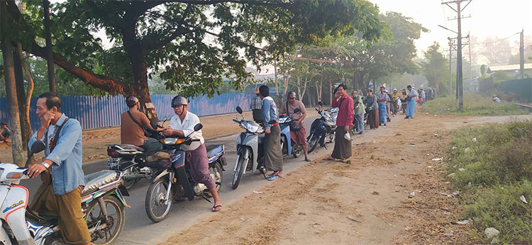 စီမံခန့်ခွဲမှု အလွဲကြောင့် ယာဉ်ပိုင်ရှင်များ သတ်မှတ် ဆီ ပမာဏ မဝယ်ယူနိုင်   သတင်းနှင့် မီဒီယာ ကွန်ရက်။ ၂၀၂၆ ခုနှစ်၊ ဧပြီလ ၉ ရက်။   ဧရာဝတီတိုင်းဒေသကြီး၊ ပုသိမ်မြို့တွင် QR စနစ်ဖြင့် စက်သုံးဆီရောင်းချမှု တစ်ပတ်နီးပါးကြာမြင့်လာပြီ ဖြစ်သော်လည်း စီမံခန့်ခွဲမှုအလွဲများကြောင့် အဆင်မပြေသေးဘဲ အခက်ကြုံနေရဆဲသည်ဟု မြို့ခံများက ပြောသည်။   ပုသိမ်မြို့တွင် စက်သုံးဆီအရောင်းဆိုင်များ၌ QR Code စနစ်ဖြင့် စတင်ရောင်းချခဲ့သည့် ၆ ရက်တာကာလ အတွင်း စီမံခန့်ခွဲမှု အလွဲအချော်များနှင့် နည်းပညာပိုင်းဆိုင်ရာ အားနည်းချက်များကြောင့် ဒေသခံယာဉ်မောင်း များနှင့် အခြေခံလူတန်းစားများ အလုပ်ပျက်အကိုင်ပျက်ဖြစ်ကာ အခက်ကြုံနေကြရသည်။   ပုသိမ်မြို့တွင် ဧပြီလ ၄ ရက်နေ့မှစတင်ကာ ယာဉ်အမျိုးအစားအလိုက် တစ်ပတ်စာ လီတာခွဲတမ်းသတ်မှတ်၍ QR Code စနစ်ဖြင့် ရောင်းချပေးနေခြင်း ဖြစ်သော်လည်း လက်တွေ့မြေပြင်တွင် ဆီတိုင်ကီဆန့်ပမာဏနှင့် သတ်မှတ်ခွဲတမ်း ကိုက်ညီမှုမရှိခြင်းကြောင့် ပြည်သူများ နစ်နာမှုများရှိနေသည်။   အသက် ၄၀ ကျော်အရွယ် အိုးဝေယာဉ်မောင်းတစ်ဦးက “တစ်ပတ်ကို ၂၅ လီတာ သတ်မှတ်တယ် ဝယ်လို့ရ မယ်ပေါ့။ ဒါပေမဲ့ ကျနော်တို့ တိုင်ကီက ၆ လီတာ၊ ၆ လီတာခွဲလောက်ပဲ ဆန့်တာ။ ၃ ခါထုတ်မှ အများဆုံး ၁၉ လီတာပဲ ရတယ်။ ကျန်တဲ့ ၆ လီတာက ဆိုင်မှာ မထုတ်ရဘဲနဲ့ ဆုံးသွားပြီ။ အဲဒီတော့ သုံးဖို့က မလုံလောက်တော့ ဘူး” ဟု ပြောသည်။   အလားတူ ဆိုင်ကယ်များအတွက်လည်း တစ်ပတ်လျှင် ၈ လီတာဖြင့် ၂ ကြိမ် ခွဲယူရန် ခွင့်ပြုထားသော်လည်း အများစုစီးနင်းသည့် ဆိုင်ကယ်တိုင်ကီငယ်များမှာ ခွဲတမ်းပါပမာဏကို တစ်ကြိမ်တည်းနှင့် အပြည့်မဆန့်ခြင်း ကြောင့် ခွဲတမ်းအချို့ ဆုံးရှုံးနေရသည်ဟု ဆိုကြသည်။   ဆိုင်ကယ်တက္ကစီသမားတစ်ဦးက “PCX တို့ ဗိုက်ပူတို့ကတော့ ၄ လီတာဆန့်တယ်၊ အဲဒါက လူနည်းစုပဲရှိတာ။ အများစုက တိုင်ကီသေးတွေဆိုတော့ တစ်ပတ်ကို ၂ လီတာလောက်စီ ဆုံးရှုံးနေရတယ်။ အဲဒီဆီတွေက မှောင်ခို ဈေးကွက်ထဲ ရောက်ကုန်ပြီး တိုင်စီသမားတွေက ဈေးကြီးပေး ပြန်ဝယ်နေရတာပေါ့” ဟု ပြောသည်။   လက်ရှိတွင် QR စနစ်ကြောင့် ဆီရရှိရန် နေပူအောက်တွင် ၃ နာရီမှ ၄ နာရီအထိ အချိန်ပေး တန်းစီနေရပြီး စုံ/မ ရက်ခွဲခြားမှုများကြောင့်လည်း စားဝတ်နေရေးအတွက် ပြေးလွှားနေရသည့် ယာဉ်မောင်းများမှာ အချိန်ကုန် လူပန်းဖြစ်နေကြရသည်။   ကုန်ကားယာဉ်မောင်းတစ်ဦးကလည်း “တစ်ပတ်မှ လီတာ ၁၅၀ ပဲရတာ၊ အဲဒါကို တစ်နာရီလောက် တန်းစီပြီး ထုတ်ရတာတောင် ၅၀ လီတာပဲ ရမယ်တဲ့။ နောက်တစ်ကြိမ်ကျမှ ဆီနည်းလို့ မပေးနိုင်ဘူးဆိုရင် ကျနော်တို့ပဲ ဆုံးရှုံးဦးမယ်။ စိတ်ညစ်ဖို့ အတော်ကောင်းတယ်၊ ဘယ်လိုမှ အဆင်မပြေပါဘူး” ဟု ပြောသည်။   ထို့ပြင် လိုင်စင်ရှိသော်လည်း QR Scan ဖတ်၍မရသည့် ယာဉ်အသစ်ပိုင်ရှင်များမှာ ပြင်ပမှောင်ခိုဈေးကွက်တွင် စက်သုံးဆီတစ်လီတာလျှင် ကျပ် ၁၂,၀၀၀ မှ ၁၅,၀၀၀ ခန့်အထိ ပေးဆောင်ဝယ်ယူနေရကြောင်း ဆိုသည်။   စက်သုံးဆီဆိုင် တာဝန်ရှိသူအချို့ကမူ ဆိုင်ကယ်နှင့် အိုးဝေများကို သတ်မှတ်ရက်အတိုင်းသာ ထုတ်ပေးမည်ဖြစ် ပြီး တိုင်ကီနှင့်မဆန့်ပါက ပုံးများဖြင့် ထုတ်ပေးမည်မဟုတ်ဘဲ လက်ကျန်ခွဲတမ်းကို ကုန်ဆုံးသည်ဟုသာ သတ်မှတ်မည်ဖြစ်ကြောင်း ပြောဆိုထားသည်။     ဧရာဝတီတိုင်းအတွင်းရှိ စိုက်ပျိုးရေးလုပ်ကိုင်သည့် လယ်သမားများနှင့် ကမ်းရိုတန်း ငါးဖမ်းလုပ်ငန်းရှင်များမှာ လည်း ဆီဆိုင်ကြီးများတွင် ဆီဝယ်ယူ၍ မရနိုင်တော့ဘဲ ဖြစ်နေသည်။   ထို့ကြောင့် ပြင်ပမှောင်ခိုဈေးကွက်တွင် အဆမတန် မြင့်တက်နေသည့် ဈေးနှုန်းများဖြင့် ဝယ်ယူနေရသဖြင့် လုပ်ငန်းများ ဆက်လက်လုပ်ကိုင်ရန် အခက်အခဲများနှင့် ကြုံတွေ့နေရသည်။   ယခုကဲ့သို့ ဧပြီလအတွင်း အပူရှိန်မြင့်တက်မှုနှင့်အတူ စက်သုံးဆီ အကျပ်အတည်းပါ ပေါင်းစပ်လာခြင်းကြောင့် ဒေသတွင်း ကုန်စည်စီးဆင်းမှုအပေါ်ပါ ထိခိုက်မှုများ ရှိလာနိုင်ကြောင်း စိုးရိမ်မှုများ မြင့်တက်နေကြသည်။   #စက်သုံးဆီပြတ်လပ်မှု #ပုသိမ်မြို့ #ဧရာဝတီတိုင်း  