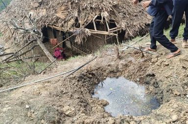  အိန္ဒိယ ဒရုန်းကြောင့် ကလေးငယ် တစ်ဦး အပါအဝင် နာဂ ဒေသခံ ၂ ဦး ဒဏ်ရာရ   သတင်းနှင့် မီဒီယာ ကွန်ရက်။ ၂၀၂၆ ခုနှစ်၊ ဧပြီလ ၉ ရက်။    အိန္ဒိယစစ်တပ်က နာဂကိုယ်ပိုင်အုပ်ချုပ်ခွင့်ရဒေသ အတွင်းသို့ နယ်စပ်ဖြတ်ကျော်ကာ ဒရုန်းဖြင့် ဗုံးကြဲတိုက်ခိုက် ခဲ့ခြင်းကြောင့် ကလေးငယ်တစ်ဦး အပါအဝင် ဒေသခံနှစ်ဦး ထိခိုက်ဒဏ်ရာရရှိခဲ့သည်။   စစ်ကိုင်းတိုင်း၊ လဟယ်မြို့နယ်ရှိ ခမ္မိုင်လောရီ (ခေါ်) ကာမွေလောရီကျေးရွာရှိ လူနေအိမ်များကို ပစ်မှတ်ထားကာ အိန္ဒိယဗဟိုအစိုးရ၏ အာသံရိုင်ဖယ် (Assam Rifles) တပ်ဖွဲ့က ပြီးခဲ့သည့် ဧပြီလ ၆ ရက်နေ့၊ နံနက် ၂ နာရီခန့်တွင် ဒရုန်းဖြင့် ဗုံးသီး ၂ လုံး ကြဲချတိုက်ခိုက်ခဲ့ခြင်းဖြစ်သည်။   အဆိုပါ တိုက်ခိုက်မှုကြောင့် နေအိမ်အတွင်း အိပ်ပျော်နေသည့် အဘိုးဖြစ်သူနှင့် မြေးဖြစ်သူတို့မှာ ထိခိုက်ဒဏ်ရာ များ ရရှိခဲ့ပြီး နေအိမ်အချို့ ပျက်စီးခဲ့ရသည်။   ဒေသခံတစ်ဦးက “နယ်စပ်ဒေသမှာ နေထိုင်သူတွေအတွက်ကတော့ ဘယ်သူ့ကိုမှ အားကိုးစရာ မရှိတော့ပါဘူး။ အခုလို ဗုံးလာကြဲတာတွေကို ဘယ်အဖွဲ့အစည်းကမှ အကာအကွယ် မပေးနိုင်သလို ဖြစ်နေတယ်” ဟု ပြော သည်။   အဆိုပါ ကျေးရွာသည် နယ်စပ်မျဉ်းမှ မြန်မာနိုင်ငံအတွင်းသို့ ၉ ကီလိုမီတာမှ ၁၅ ကီလိုမီတာအထိ အကွာအဝေး တွင် တည်ရှိနေသော်လည်း အိန္ဒိယစစ်တပ်က နယ်စပ်ဖြတ်ကျော် တိုက်ခိုက်လာခြင်းဖြစ်သည်။     ထိုလုပ်ရပ်အပေါ် ဒေသခံပြည်သူများက ကန့်ကွက်ခဲ့ကြပြီး အရပ်သားများအား ပစ်မှတ်ထားနေမှုကို ချက်ချင်း ရပ်တန့်ရန်နှင့် တရားမျှတမှုရရှိရန် တောင်းဆိုခဲ့ကြသည်။   အိန္ဒိယစစ်တပ်၏ ယခုကဲ့သို့ ကျေးရွာများအပေါ် တိုက်ခိုက်မှုများကို ကန့်ကွက်ကြောင်းနှင့် ဒေသတည်ငြိမ် အေးချမ်းရေးကိုသာ လိုလားကြောင်း ဒေသခံများက စုပေါင်းဆန္ဒဖော်ထုတ်ခဲ့ကြသည်ဟု Naga News တွင် ဧပြီလ ၇ ရက်နေ့က သတင်းဖော်ပြထားသည်။   ယခုတိုက်ခိုက်မှုသည် ပြီးခဲ့သည့် မတ်လ ၂၆ ရက်နေ့က ပန်ဆောင်မြို့နယ်စပ်တွင် အိန္ဒိယဘက်က နယ်စပ်ခြံစည်း ရိုး ကာရံ နေမှုကို ဒေသခံများက ကန့်ကွက်ရာမှ နာဂလက်နက်ကိုင်တပ် (NSCN-K YA) နှင့် အိန္ဒိယစစ်တပ်တို့ အကြား တိုက်ပွဲဖြစ်ပွားခဲ့ခြင်း၏ နောက်ဆက်တွဲ ကျူးကျော်မှုဖြစ်နိုင်သည်ဟု ဒေသခံများက ယူဆနေကြသည်။   အိန္ဒိယစစ်တပ်သည် ၂၀၂၅ ခုနှစ် အောက်တိုဘာလကလည်း လဟယ်မြို့နယ်အတွင်း ဗုံးကြဲခဲ့သဖြင့် အရပ်သား ၂ ဦး သေဆုံးခဲ့ရပြီး၊ ယခု ၂၀၂၆ ခုနှစ်အတွင်း၌လည်း ဒရုန်းဖြင့် ဗုံးကြဲတိုက်ခိုက်မှုပေါင်း ၄ ကြိမ်အထိ ရှိလာခဲ့ပြီ ဖြစ်သည်ဟု ဒေသခံများက ပြောသည်။   ဒီမိုကရေစီနိုင်ငံကြီးဖြစ်သော အိန္ဒိယအနေဖြင့် နိုင်ငံတကာစံနှုန်းနှင့် ကျင့်ဝတ်များကို ကျော်လွန်ကာ မြန်မာနိုင်ငံ ၏ အားနည်းချက်အပေါ် အခွင့်ကောင်းယူ၍ နယ်စပ်ဖြတ်ကျော် တိုက်ခိုက်နေခြင်းဖြစ်သည်ဟုလည်း ဆိုကြ သည်။   လက်ရှိတွင် အိန္ဒိယစစ်တပ်၏ နယ်စပ်ဖြတ်ကျော် တိုက်ခိုက်မှုများကြောင့် ဒေသခံများမှာ စိုးရိမ်ထိတ်လန့်နေ ကြရသည့်အပြင်၊ နယ်စပ်ဂိတ်များ ပိတ်ထားခြင်းကြောင့်လည်း စားဝတ်နေရေး အခက်အခဲများနှင့်ပါ ရင်ဆိုင်နေ ကြရသည်။   နန်းယွန်းဒေသခံ နာဂ အမျိုးသားတစ်ဦးကလည်း “အခုက နယ်စပ်တစ်လျှောက် လုံးဝပိတ်ထားတော့ ဟိုဘက်ဒီ ဘက် ကူးလူးတာတွေ ရပ်သွားပြီ။ အရင်က လိုအပ်တဲ့ စက်သုံးဆီနဲ့ စားသောက်ကုန်တွေကို အိန္ဒိယဘက်ကနေ သွင်းနေရတာ၊ အခု ဝယ်လို့မရတော့ဘူးဆိုတော့ ကုန်ဈေးနှုန်းတွေကလည်း နဂိုထက် အများကြီး တက်လာတာ ပေါ့” ဟု လက်ရှိအခြေအနေကို ရှင်းပြသည်။   အထူးသဖြင့် အိန္ဒိယဘက်မှ အဓိကတင်သွင်းနေရသည့် စက်သုံးဆီနှင့် အခြေခံစားသောက်ကုန်များ ပြတ်လပ် ခြင်း၊ ကုန်ဈေးနှုန်း အဆမတန် မြင့်တက်ခြင်းတို့ကြောင့် ဒေသခံများမှာ လမ်းပန်းဆက်သွယ်ရေးခက်ခဲသည့် မြစ်ကြီးနားမြို့အထိ သွားရောက်ကာ ကုန်စည်များကို သယ်ယူနေကြရသည်။   အိန္ဒိယအစိုးရက နယ်စပ်တစ်လျှောက် မိုင်ပေါင်း ၁,၀၀၀ ကျော်ကို ခြံစည်းရိုးကာရံရန် စီစဉ်နေခြင်းနှင့် လွတ်လပ် စွာသွားလာခွင့် (FMR) ကို ရပ်ဆိုင်းလိုက်ခြင်းတို့သည် နယ်စပ်နှစ်ဖက်ရှိ နာဂမိသားစုများအကြား လူမှုစီးပွားနှင့် ယဉ်ကျေးမှုဆိုင်ရာ ဆက်နွှယ်မှုများကိုပါ ဖြတ်တောက်လိုက်သကဲ့သို့ ဖြစ်နေသည်။   ယခုကဲ့သို့ နယ်စပ်ဒေသတွင် စစ်ရေးတင်းမာမှုများ ဆက်ရှိနေပါက နာဂဒေသခံများ၏ နေ့စဉ်ဘဝမှာ ပိုမို ကျပ်တည်းလာနိုင်သည်ဟု ဒေသတွင်း သတင်းရင်းမြစ်များက သုံးသပ်ထားကြသည်။   #အိန္ဒိယ #AssamRifles #အာသံရိုင်ဖယ် #အိန္ဒိယမြန်မာနယ်စပ် #နာဂကိုယ်ပိုင်အုပ်ချုပ်ခွင့်ရဒေသ  