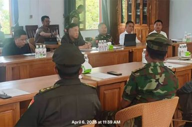 ဒု-ဗိုလ်ချုပ်ကြီး ဂွန်မော် ရှမ်းပြည် ခရီးစဉ်အတွင်း မဟာမိတ် လက်တွဲ ဆောင်ရွက်ရေး ဆွေးနွေး   သတင်းနှင့် မီဒီယာ ကွန်ရက်။ ၂၀၂၆ ခုနှစ်၊ ဧပြီလ ၁၁ ရက်။   ကချင်လွတ်လပ်ရေး ကောင်စီ (KIC) ဒုတိယ ဥက္ကဋ္ဌ၊ ဒုတိယဗိုလ်ချုပ်ကြီး ဂွန်မော်သည် ဧပြီလပထမပတ်တွင် ရှမ်းပြည် မြောက်ပိုင်းသို့ သွားရောက်ကာ မြောက်ပိုင်းညီနောင်မဟာမိတ် တပ်ဖွဲ့များနှင့် SSPP တို့မှ ထိပ်ပိုင်း ခေါင်းဆောင်များကို သီးခြားစီ တွေ့ဆုံ၍  မဟာမိတ်အချင်းချင်းကြား အတူတကွ လက်တွဲ လုပ်ဆောင်ရေးကို ဦးစားပေးရန် ဆွေးနွေးခဲ့သည်။   အဆိုပါ ခရီးစဉ်အတွင်း ဒုတိယဗိုလ်ချုပ်ကြီး ဂွန်မော်သည် ကိုးကန့်တပ် (MNDAA)၊ တအာင်းတပ် (TNLA) နှင့် ရှမ်းတပ် (SSPP/SSA) တို့ကို သီးခြားစီ သွားရောက်တွေ့ဆုံခဲ့ခြင်းဖြစ်ပြီး၊ မဟာမိတ်တပ်များအကြား မကြာခင် က ဖြစ်ပွားခဲ့သည့် ပဋိပက္ခများကို ဖြေရှင်းရန်နှင့် တော်လှန်ရေးအင်အားစုများအကြား ပြန်လည်စည်းလုံးရန် တိုက်တွန်းခဲ့သည်။   ဧပြီလ ၄ ရက်နေ့မှ ၆ ရက်နေ့ထိ တွေ့ဆုံမှုများနှင့် ပတ်သက်၍ KIO/KIA ပြောရေးဆိုခွင့်ရှိသူ ဗိုလ်မှူးကြီး နော်ဘူက ယခုကဲ့သို့ အတည်ပြု ပြောဆိုသည်။   “ကျနော်တို့ KIO/KIA ရဲ့ တောင်ပိုင်းဖက်မှာရှိနေတဲ့ စစ်တပ်တွေ၊ အရပ်ဖက်ဌာနတွေက အဖွဲ့သားတွေကို လာပြီးကြည့်ရှုတာ၊ အားပေးစကားပြောတာပါ။ လာတဲ့အချိန်မှာ MNDAA၊ TNLA နဲ့ SSPP/SSA အဖွဲ့ တွေနဲ့လည်း တစ်ဖွဲ့ချင်းစီ တွေ့ခဲ့ပါတယ်။ ဒါဟာ မဟာမိတ်တွေဆိုတော့ လာရင်းနဲ့တွေ့တဲ့ သဘောမျိုးပါပဲ။”     ပြီးခဲ့သည့် မတ်လအတွင်းက MNDAA နှင့် TNLA တပ်ဖွဲ့များကြား နယ်မြေအငြင်းပွားမှုကြောင့် ပဋိပက္ခအချို့ ဖြစ်ပွားခဲ့ရာ ဒုတိယဗိုလ်ချုပ်ကြီး ဂွန်မော်၏ ခရီးစဉ်သည် အဆိုပါ တင်းမာမှုများကို လျှော့ချရန်နှင့် အချင်းချင်း လေးစားမှုရှိရန် အဓိက တိုက်တွန်းခဲ့ခြင်း ဖြစ်သည်။   ဗိုလ်မှူးကြီး နော်ဘူက ဆက်လက်၍ “MNDAA နဲ့ TNLA တွေ ပဋိပက္ခဖြစ်တာတွေကို အချင်းချင်းနားလည်ဖို့၊ လေးစားမှုနဲ့ ပြန်ပြီးပူးပေါင်းနေထိုင်ဖို့ လိုလားတဲ့အကြောင်းတွေကို ပြောထားပါတယ်။ TNLA နဲ့ဆိုရင်လည်း ပလောင်နဲ့ ကချင်ဟာ ယခင်ကတည်းက အတူတူယှဉ်တွဲနေထိုင်လာတဲ့ တိုင်းရင်းသားတွေဖြစ်သလို၊ တော်လှန် ရေး လောကမှာလည်း အတူလက်တွဲလာတာမို့ ဆက်ပြီးတော့လည်း အချင်းချင်း အားကိုးအားထားပြုပြီး နေဖို့ ပြောထားပါတယ်” ဟု ပြောသည်။   ဒုတိယဗိုလ်ချုပ်ကြီး ဂွန်မော်သည် KIA က ၂၀၂၄ ခုနှစ်၊ ဇန်နဝါရီလတွင် စစ်အစိုးရတပ်ထံမှ တိုက်ခိုက် သိမ်းပိုက် ထားခဲ့သည့် နမ့်ဖတ်ကာကျေးရွာသို့လည်း ပထမဆုံးအကြိမ် သွားရောက်ခဲ့ပြီး ဒေသခံ ကချင်နှင့် တအာင်း လူထုကို တွေ့ဆုံကာ နိုင်ငံရေးဆိုင်ရာ အသိပေးပြောကြားမှုများ ပြုလုပ်ခဲ့သည်။   သို့သော်လည်း အဆိုပါ ခရီးစဉ်အတွင်း စစ်ရေးဆိုင်ရာ ပေါ်လစီအသစ်များ ချမှတ်ခြင်းမျိုး မရှိခဲ့ကြောင်း ဗိုလ်မှူးကြီးနော်ဘူက ဆက်ပြောသည်။   “ထူးထူးထွေထွေ ပေါ်လစီနဲ့ဆိုင်တာတွေ၊ စီမံကိန်းနဲ့ ပတ်သက်တာတွေ၊ အထူးစစ်ဆင်ရေး လုပ်ဖို့ ကိစ္စတွေ ဘာမှမရှိပါဘူး။ မိတ်ဟောင်းဆွေဟောင်းတွေကို လာတွေ့တဲ့ သဘောပါပဲ။ ပြည်သူလူထုလည်း ပဋိပက္ခတွေ ကြောင့် စိတ်ဆင်းရဲ ကြောက်ရွံ့တာမျိုး မဖြစ်ဖို့ အတူတူလက်တွဲပြီး ကျော်ဖြတ်ဖို့ ခွန်အားပေး စကားတွေ ပြောထားပါတယ်။”     တစ်ဖက်တွင်လည်း KIO သည် အမျိုးသားညီညွတ်ရေး အစိုးရ (NUG) နှင့် အခြားတိုင်းရင်းသား လက်နက်ကိုင် အဖွဲ့ကြီးများ (KNU, KNPP, CNF) နှင့် ပူးပေါင်းကာ 'ဖက်ဒရယ်ဒီမိုကရေစီ ပြည်ထောင်စု ပေါ်ထွန်းရေး ဦးဆောင်ကောင်စီ' ကို မတ်လ ၃၀ ရက်နေ့တွင် ဖွဲ့စည်းကြောင်း ကြေညာထားသည်။   ထို့ကြောင့် ယခု ဒုတိယဗိုလ်ချုပ်ကြီး ဂွန်မော်၏ ရှမ်းမြောက်ခရီးစဉ်မှာ အဆိုပါ ဦးဆောင်ကောင်စီတွင် ရှမ်းမြောက်အခြေစိုက် တိုင်းရင်းသားတပ်ဖွဲ့များ ထပ်မံပါဝင်လာရေးအတွက် စည်းရုံးလှုံ့ဆော်သည့် သံတမန် ရေးရာ လှုပ်ရှားမှုတစ်ခု ဖြစ်နိုင်ကြောင်း ဒေသခံ သတင်းရင်းမြစ်များက ရှုမြင်နေကြသည်။   စစ်အာဏာရှင် ဖြုတ်ချရေးအတွက် KIA၊ TNLA၊ MNDAA နှင့် SSPP စသည့် အင်အားကြီး လေးဖွဲ့စလုံး စစ်ရေး၊ နိုင်ငံရေးအရ ပြန်လည်စည်းလုံးလာစေမည့် အပြုသဘောဆောင်သည့် အလှည့်အပြောင်းတစ်ခု ဖြစ်လာရန် ဒေသခံပြည်သူများက မျှော်လင့်စောင့်ကြည့်နေကြသည်။   #ဗိုလ်ချုပ်ဂွန်မော် #KIA #KIO #MNDAA #TNLA #SSPP