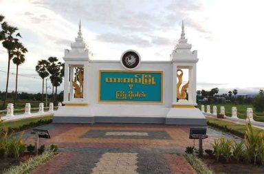 ထားဝယ် ဗဟိုသင်္ကြန်မဏ္ဍာပ် အနီး ဒရုန်း တိုက်ခိုက်မှုတွင် အမျိုးသမီးတစ်ဦး ဒဏ်ရာရ   သတင်းနှင့် မီဒီယာ ကွန်ရက်။ ၂၀၂၆ ခုနှစ်၊ ဧပြီလ ၁၇ ရက်။   ထားဝယ်မြို့ပေါ်ရှိ တနင်္သာရီတိုင်း အစိုးရ ဗဟိုသင်္ကြန်မဏ္ဍပ်အနီး ဒရုန်းဖြင့် ဗုံးချတိုက်ခိုက်ခံရမှုများအတွင်း သရက်ချောင်းမြို့နယ်မှ လာရောက်စစ်ဘေးရှောင်နေသည့် အသက် ၅၉ နှစ်အရွယ် အမျိုးသမီးတစ်ဦး ဗုံးစ ထိမှန်ကာ ပြင်းထန်ဒဏ်ရာရရှိခဲ့ကြောင်း မြို့ခံများထံမှ သိရသည်။   သင်္ကြန်အကြိုနေ့ဖြစ်သည့် ဧပြီလ ၁၃ ရက်၊ ညနေ ၃ နာရီခန့်က ဗဟိုမဏ္ဍပ်နှင့် မီတာ ၆၀၀ ခန့်သာ ကွာဝေးသော ရှမ္မလည်ဆွဲရပ်ကွက်၊ နတ်စင်လမ်းထိပ်တွင် ဒရုန်းဗုံးသီး ကျရောက်ပေါက်ကွဲခဲ့ခြင်း ဖြစ်သည်။   အဆိုပါ ပေါက်ကွဲမှုကြောင့် ရှမ္မလည်ဆွဲရပ်ကွက်အတွင်းရှိ နတ်စင်လမ်းထဲတွင် စစ်ဘေးလာရောက် တိမ်းရှောင် နေသူ ဒေါ်စန်းယုမှာ ဗုံးစထိမှန်ခဲ့ခြင်း ဖြစ်သည်။   ဒဏ်ရာရရှိမှု အခြေအနေနှင့် ပတ်သက်၍ ရှမ္မလည်ဆွဲရပ်ကွက်တွင် နေထိုင်သည့် အသက် ၃၅ နှစ်အရွယ် အမျိုးသမီးတစ်ဦးက “အမျိုးသမီးရဲ့ ခါးကနေ ဗိုက်ထဲကို ဖောက်ဝင်သွားတာမို့ ဒဏ်ရာတော့ အတော်လေး ပြင်းတယ်။ အခုလက်ရှိက ထားဝယ်ဆေးရုံကြီးမှာ ဆေးကုသနေရတယ်” ဟု ပြောသည်။   ဗုံးပေါက်ကွဲမှု ဖြစ်ပွားပြီးနောက် စစ်အစိုးရ တပ်ဖွဲ့ဝင်များ ရောက်ရှိလာကာ နတ်စင်လမ်းအတွင်း စစ်ဆေးမှုများ ပြုလုပ်ခဲ့ပြီး ပြန်လည်ထွက်ခွာသွားခဲ့ကြောင်း မြို့ခံများက ပြောသည်။     အဆိုပါ သင်္ကြန်အကြိုနေ့ ညနေ ၄ နာရီခန့်တွင် ထားဝယ်မြို့ ဗိုလ်ချုပ်ကြေးရုပ်အနီး၌ တိုင်းဝန်ကြီးချုပ် ဇော်နိုင်ဦး ကိုယ်တိုင်တက်ရောက်၍ ဗဟိုမဏ္ဍပ်ဖွင့်ပွဲ ပြုလုပ်နေစဉ်အတွင်း ဒရုန်းဖြင့် တိုက်ခိုက်မှုများ ထပ်မံ ဖြစ်ပွားခဲ့သေးသည်။   ထိုနေ့တစ်နေ့တည်းမှာပင် တိုင်းလွှတ်တော်၊ ဝန်ကြီးများအိမ်ရာ၊ တိုင်းရဲတပ်ဖွဲ့ရုံးနှင့် ထားဝယ်ခရိုင် အထွေထွေ အုပ်ချုပ်ရေးမှူးရုံး အစရှိသည့် စစ်အစိုးရ၏ အုပ်ချုပ်ရေးယန္တရား အခြေစိုက်ရာ နေရာများအနီးသို့ ဒရုန်းဖြင့် ဗုံးချတိုက်ခိုက်မှုများ ဆက်တိုက်ရှိခဲ့ကြောင်း မြို့ခံများက ဆိုသည်။   ထို့ပြင် ဧပြီလ ၁၄ ရက်၊ သင်္ကြန်အကျနေ့ ညပိုင်းတွင်လည်း ဗဟိုမဏ္ဍပ်အနီး ဒရုန်းဖြင့် ဗုံးချခံခဲ့ရသော်လည်း ထိခိုက်မှု အခြေအနေကိုမူ အသေးစိတ် မသိရပေ။   ယခုနှစ် ထားဝယ်သင်္ကြန်ကာလအတွင်း မြို့ပေါ်ရှိ မဏ္ဍပ်များ၌ စစ်အစိုးရက လုံခြုံရေး အထူး တင်းကျပ်ထား သည့် ကြားမှ ဒရုန်းဖြင့် ပစ်မှတ်ထား တိုက်ခိုက်ခံနေရခြင်း ဖြစ်သည်။   လက်ရှိတွင် ဒရုန်းဗုံးစ ထိမှန်ခဲ့သည့် စစ်ရှောင်အမျိုးသမီး ဒေါ်စန်းယုမှာ ထားဝယ်ပြည်သူ့ဆေးရုံကြီး၌ ဆေးကုသမှုခံယူနေရဆဲ ဖြစ်သည်။   #ထားဝယ်သင်္ကြန်  #ဒရုန်းတိုက်ခိုက်မှု