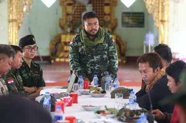 တော်လှန်ရေး အစုအဖွဲ့များအကြား သွေးကွဲမှုများ ရှောင်ကျဉ်ရန် KNDF ခေါင်းဆောင်ပြော   သတင်းနှင့် မီဒီယာ ကွန်ရက်။ ၂၀၂၆ ခုနှစ်၊ ဧပြီလ ၁၇ ရက်။   တော်လှန်ရေး အစုအဖွဲ့များအကြား အချင်းချင်း ပြန်လည် တိုက်ခိုက်နေမှုများကို အမြန်ဆုံး အဆုံးမသတ်နိုင်ပါက မျှော်မှန်းထားသည့် ဖက်ဒရယ်ဒီမိုကရေစီ ပြည်ထောင်စု တည်ဆောက်ရေးမှာ ဖြစ်လာနိုင်မည် မဟုတ်ကြောင်း ကရင်နီအမျိုးသားများ ကာကွယ်ရေးတပ် (KNDF) ဒုတိယ စစ်ဦးစီးချုပ် မာဝီက ပြောဆိုလိုက်သည်။   ယနေ့ (ဧပြီလ ၁၇ ရက်နေ့) တွင် ကျရောက်သည့် မြန်မာနှစ်သစ်ကူး နှစ်ဆန်းတစ်ရက်နေ့ နှုတ်ဆက် စကား အတွင်း ၎င်းက ထည့်သွင်းပြောကြားခဲ့ခြင်းဖြစ်ပြီး၊ အာဏာရှင်များ အလိုကျဖြစ်စေမည့် အချင်းချင်း သွေးကွဲမှု များကို ရှောင်ရှားရန် တိုက်တွန်းခဲ့သည်။   ဒု-စစ်ဦးစီးချုပ် မာဝီက “ကျဉ်းမြောင်းတဲ့ အမျိုးသားရေးမှာပဲ ကျနော်တို့တွေ ပိတ်မိမနေကြဘဲနဲ့ ကျယ်ပြော တဲ့ အမျိုးသားရေးနဲ့ ပြည်ထောင်စုရေးကို ကျနော်တို့ ရှေးရှုလုပ်ဆောင်ကြရပါလိမ့်မယ်။ အဲ့ဒီအတွက် ကိုလည်း အလေးအနက် တိုက်တွန်းနှိုးဆော်လိုပါတယ်။ အာဏာရှင်တွေ ကြိုက်တဲ့ ကျနော်တို့ အချင်းချင်းတွေ ပြန် တိုက် ခိုက်ကြ၊ သွေးကွဲကြတာမျိုးတွေကို တတ်နိုင်ဆုံး ကျနော်တို့ ရှောင်ရှားကြရမယ်။ ဦးနှောက်ကြီးရမယ်၊ နှလုံး သားကြီး ရမယ်။ ကျနော်တို့ ဒီလို အခက်အခဲတွေကို ကျနော်တို့ရဲ့ ကြီးမားတဲ့ မျှော်မှန်းချက်တွေ၊ ဉာဏ် ပညာ တွေနဲ့ ကျော်လွှားကြရအောင်လို့လည်း ကျနော် ဆုတောင်းလိုပါတယ်” ဟု ပြောသည်။   လက်ရှိတွင် စစ်အာဏာသိမ်းမှု ၅ နှစ်ကျော်ကာလသို့ ရောက်ရှိလာသော်လည်း နွေဦးတော်လှန်ရေးသည် ကြံ့ကြံ့ ခံ ရုန်းကန်နေဆဲဖြစ်ပြီး၊ ရည်ရွယ်ချက်များ ပြည့်မီအောင် အသက်၊ ချွေးများစွာဖြင့် ဆက်လက် ပေးဆပ်နေကြရ ဆဲ ဖြစ်ကြောင်း ၎င်းက ဆိုသည်။     အောင်ပွဲရရှိရန် စည်းလုံးညီညွတ်မှုသည် အဓိကဖြစ်ကြောင်းကိုလည်း “တစ်နိုင်ငံလုံး စည်းလုံးညီညွတ်စွာနဲ့ တိုက်မှ အောင်ပွဲရမယ် ဆိုတာကိုလည်း ကျွန်တော်တို့ အားလုံးက သိပြီး ဖြစ်ပါတယ်။ ဒါကြောင့် ဒီနှစ်သစ် ကစပြီးတော့ အာဏာရှင်စနစ် အပြီးတိုင် ပြိုလဲဖို့ ကျနော်တို့က ကဏ္ဍအသီးသီးမှာ တိုက်ပွဲဝင်နေကြတဲ့သူတွေ အားလုံး အားလုံး စည်းလုံးကြဖို့ကိုလည်း ဆုတောင်း မေတ္တာပို့သပါတယ်” ဟု ဒု-စစ်ဦးစီးချုပ် မာဝီက နှစ်သစ်မင်္ဂလာ နှုတ်ဆက်စကားအတွင်း ဆုတောင်းထားသည်။   ထို့ပြင် လေပေါ်တွင် တိုက်ဆောက်၍ မရသကဲ့သို့ မြေပြင်စိုးမိုးမှုနှင့် အာမခံချက်ရှိသော အခြေအနေများရှိမှသာ အရာရာကို တည်ဆောက်နိုင်မည်ဖြစ်သဖြင့်၊ ပြည်ထောင်စုသစ် တည်ဆောက်ရေးတွင် ပြည်နယ်တိုင်း ညီညွတ် မှုရှိရန်နှင့် တစ်နိုင်ငံလုံးရှိ တော်လှန်ရေးအင်အားစုများ စုစည်း၍ အနိုင်ယူကြရန် ဒု-စစ်ဦးစီးချုပ် မာဝီက တိုက်တွန်းနှိုးဆော်ထားသည်။   လက်ရှိတွင် ကရင်နီပြည်အတွင်း၌ စစ်အစိုးရတပ်များနှင့် တိုက်ပွဲများ ဆက်လက်ပြင်းထန်နေသကဲ့သို့ အခြား သော တိုင်းရင်းသားနယ်မြေအချို့တွင်လည်း တော်လှန်ရေးအဖွဲ့အချင်းချင်းကြား နယ်မြေစိုးမိုးမှုဆိုင်ရာ ပွတ် တိုက်မှုများ ရှိနေသည့်အတွက်၊ KNDF ဒုစစ်ဦးစီးချုပ်၏ ယခုမိန့်ခွန်းမှာ တော်လှန်ရေးအင်အားစုများအကြား အချင်းချင်း စုစည်းကြရန် နှိုးဆော်ချက်တစ်ခုအဖြစ် ထွက်ပေါ်လာခြင်း ဖြစ်သည်။   #KNDF #မာဝီ #KNDFဒုစစ်ဦးစီးချုပ်