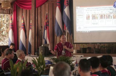 KNU ၏ ကော်သူးလေ ကောင်စီများ အရှိန်မြှင့်တင် ဆောင်ရွက်နေ     သတင်းနှင့် မီဒီယာ ကွန်ရက်။ ၂၀၂၆ ခုနှစ်၊  ဧပြီလ ၁၇ ရက်။     ကော်သူးလေ အတိုင်ပင်ခံ ကောင် စီနှင့် အုပ်ချုပ်ရေးကောင်စီတို့သည် နယ်မြေအတွင်း အုပ်ချုပ်ရေးယန္တရား ပိုမိုအားကောင်းလာစေရန်နှင့် နိုင်ငံ တကာနှင့် ချိတ်ဆက်သည့် လူထုဝန်ဆောင်မှုလုပ်ငန်းများကို အရှိန်မြှင့်တင် ဆောင်ရွက်နေသည်ဟု ပြောသည်။   အဆိုပါ ကောင်စီနှစ်ရပ်ကို ကရင်အမျိုးသားအစည်းအရုံး (KNU) က ဧပြီလ ၁၀ ရက်နေ့က စတင်ဖွဲ့စည်းခဲ့ခြင်း ဖြစ်ပြီး၊ ယခင်ကရှိခဲ့သော အုပ် ချုပ်ရေး လုပ်ငန်းများကို အခြေခံကာ နိုင်ငံတကာချိတ်ဆက်မှုများမှတစ်ဆင့် ပိုမိုထိရောက်သော အုပ်ချုပ်ရေး ပုံစံသစ်ကို ဖော်ဆောင်သွားမည်ဖြစ်သည်။   ယခုခြေလှမ်းနှင့် ပတ်သက်၍ KNU ပြောရေးဆိုခွင့်ရှိသူ ပဒိုစောကလယ်စေးက “နောက်ထပ် ဒီထက် ကျနော်တို့ မျှော်လင့်တာက ဒီထက်ကောင်းမွန်တဲ့ အုပ်ချုပ်ရေး လုပ်ငန်းတွေ အထူးသဖြင့်တော့ ဒီ ပြည်သူ့ ဝန်ဆောင်မှု လုပ်ငန်းတွေ ဖြစ်တဲ့ ဌာနတွေပေါ့နော် အဲဒါတွေက ပိုပြီး အလုပ်လုပ်လာနိုင်မယ် နိုင်ငံတကာနဲ့လည်း ပိုပြီး ချိတ် ဆက်ဆောင်ရွက်လာနိုင်တယ်ဆိုတဲ့ ပိုပြီး ကောင်းမွန်လာနိုင်တဲ့ အနေအထားတော့ ကျနော်တို့ မျှော်လင့်ထားတာ ဖြစ်ပါတယ်” ဟု ပြောသည်။   ကောင်စီသစ်များ အနေဖြင့် ပြည်တွင်းရှိ အခြားသော ဖက်ဒရယ်ယူနစ်များနှင့်လည်း ညှိနှိုင်းချိတ်ဆက်သွားမည် ဖြစ်ပြီး၊ စစ်အာဏာရှင်စနစ်ကို တိုက်ဖျက်ရင်း တော်လှန်ရေးအသွင်ကူးပြောင်းမှုကာလ (Transitional Period) ကို စနစ်တကျ ကျော်ဖြတ်နိုင်ရန် ပြင်ဆင်နေခြင်းဖြစ်သည်ဟု ဆိုသည်။   တော်လှန်ရေးနှင့် အုပ်ချုပ်ရေး ဟန်ချက်ညီရန် လိုအပ်မှုကိုလည်း ပဒိုစောကလယ်စေးက “တစ်ဖက်က တော် လှန်ရေး အခန်းကဏ္ဍနဲ့ ပတ်သက်ပြီးတော့ ကျနော်တို့ မေ့ထားလို့မရဘူး။ တော်လှန်ရေး ကာလဖြစ်နေတဲ့ အပေါ်မှာ တော်လှန်ရေး လုပ်ငန်းကိုတော့ တစ်စိုက်မတ်မတ် ကျနော်တို့ အတိုင်ပင်ခံကောင်စီနဲ့ တွဲဖက်ပြီး တော့ပေါ့နော်။ ဒီအုပ်ချုပ်ရေးကောင်စီနဲ့ ဟန်ချက်ညီ ကျနော်တို့ တော်လှန်ရေး လုပ်ငန်းကိုလည်း ကျနော်တို့ ဆက်လက်အကောင်အထည်ဖော် တိုးမြှင့်သွားနိုင်မှာ ဖြစ်တယ်လို့ ကျနော်တို့ အဲ့လိုပဲ ယုံကြည် နားလည်ထား ပါတယ်” ဟု ဖြည့်စွက် ပြောသည်။   ကော်သူးလေ အတိုင်ပင်ခံကောင်စီ (Kawthoolei Consultative Council - KCC) ၏ စုဖွဲ့မှုတွင် KNU ဗဟို ကိုယ်စားလှယ်များ၊ ခရိုင် ၇ ခုမှ ကိုယ်စားလှယ်များ၊ လူမျိုးစုအလိုက် ကိုယ်စားလှယ်များ၊ အမျိုးသမီးနှင့် လူငယ် အစုအဖွဲ့များအပြင် ၂၀၂၀ ရွေးကောက်ပွဲ အနိုင်ရကိုယ်စားလှယ်များပါ ပါဝင်ဖွဲ့စည်းထားသည်။   “အထူးသဖြင့် တော်လှန်ရေးကာလ ကော်သူးလေ အတိုင်ပင်ခံကောင်စီထဲမှာ ပါဝင်တဲ့ ကိုယ်စားလှယ်တွေ က တော့ ဗဟိုအဆင့်၊ KNU ရဲ့ ဗဟိုအဆင့် ကိုယ်စားလှယ်တွေပါသလို ခရိုင် ၇ ခုရဲ့ ကိုယ်စားလှယ်တွေလည်း ပါဝင်မှာ ဖြစ်ပါတယ်။ နောက်တော့ အဲဒီ ခရိုင်တွေထဲမှာ ရှိနေကြတဲ့ လူမျိုး ကိုယ်စားလှယ်တွေလည်း ပါဝင်မှာ ဖြစ်သလို အမျိုးသမီးနဲ့ လူငယ်အစုအဖွဲ့တွေ ပါဝင်ကြမှာ ဖြစ်ပါတယ်။ အဲဒီအထဲမှာ ၂၀၂၀ ရွေးကောက်ပွဲ အနိုင်ရခဲ့တဲ့ ကိုယ်စားလှယ်တွေလည်း ပါဝင်မှာ ဖြစ်ပါတယ်” ဟု စုဖွဲ့မှုပုံစံကို ပဒိုကလယ်စေးက ရှင်းပြသည်။   ကောင်စီအသစ်များ အနေဖြင့် ဒီမိုကရေစီနှင့် လူ့အခွင့်အရေးကို အာမခံထားသလို၊ တာဝန်ယူမှု တာဝန်ခံမှု အပြည့်ဖြင့် လုပ်ဆောင်သွားမည်ဟု ခံဝန်ကတိပြုထားကြသည်။   ထို့အပြင် ကော်သူးလေ၏ တည်ငြိမ်မှုကို နှောင့်ယှက်မည့် မည်သည့်အတားအဆီးကိုမဆို အစုအဖွဲ့အားလုံးက စုပေါင်းကာကွယ်သွားမည်ဟု ဆိုသည်။   လက်ရှိတွင် KNU နယ်မြေအသီးသီး၌ စစ်ရေးအရှိန် မြင့်တက်နေသော်လည်း ယခုကဲ့သို့ အုပ်ချုပ်ရေးမဏ္ဍိုင်ကို ခိုင်မာစွာ တည်ဆောက်လိုက်ခြင်းမှာ အနာဂတ် ဖက်ဒရယ်ပြည်ထောင်စု တည်ဆောက်ရေးအတွက် အသွင် ကူးပြောင်းမှုကာလ ပြင်ဆင်ချက်များထဲမှ တစ်ခုဖြစ်ကြောင်း KNU ဘက်က ထုတ်ပြန်ထားသည်။   #KNU #KawthooLeiCouncil #KCC #KGC