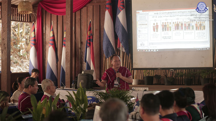 KNU ၏ ကော်သူးလေ ကောင်စီများ အရှိန်မြှင့်တင် ဆောင်ရွက်နေ     သတင်းနှင့် မီဒီယာ ကွန်ရက်။ ၂၀၂၆ ခုနှစ်၊  ဧပြီလ ၁၇ ရက်။     ကော်သူးလေ အတိုင်ပင်ခံ ကောင် စီနှင့် အုပ်ချုပ်ရေးကောင်စီတို့သည် နယ်မြေအတွင်း အုပ်ချုပ်ရေးယန္တရား ပိုမိုအားကောင်းလာစေရန်နှင့် နိုင်ငံ တကာနှင့် ချိတ်ဆက်သည့် လူထုဝန်ဆောင်မှုလုပ်ငန်းများကို အရှိန်မြှင့်တင် ဆောင်ရွက်နေသည်ဟု ပြောသည်။   အဆိုပါ ကောင်စီနှစ်ရပ်ကို ကရင်အမျိုးသားအစည်းအရုံး (KNU) က ဧပြီလ ၁၀ ရက်နေ့က စတင်ဖွဲ့စည်းခဲ့ခြင်း ဖြစ်ပြီး၊ ယခင်ကရှိခဲ့သော အုပ် ချုပ်ရေး လုပ်ငန်းများကို အခြေခံကာ နိုင်ငံတကာချိတ်ဆက်မှုများမှတစ်ဆင့် ပိုမိုထိရောက်သော အုပ်ချုပ်ရေး ပုံစံသစ်ကို ဖော်ဆောင်သွားမည်ဖြစ်သည်။   ယခုခြေလှမ်းနှင့် ပတ်သက်၍ KNU ပြောရေးဆိုခွင့်ရှိသူ ပဒိုစောကလယ်စေးက “နောက်ထပ် ဒီထက် ကျနော်တို့ မျှော်လင့်တာက ဒီထက်ကောင်းမွန်တဲ့ အုပ်ချုပ်ရေး လုပ်ငန်းတွေ အထူးသဖြင့်တော့ ဒီ ပြည်သူ့ ဝန်ဆောင်မှု လုပ်ငန်းတွေ ဖြစ်တဲ့ ဌာနတွေပေါ့နော် အဲဒါတွေက ပိုပြီး အလုပ်လုပ်လာနိုင်မယ် နိုင်ငံတကာနဲ့လည်း ပိုပြီး ချိတ် ဆက်ဆောင်ရွက်လာနိုင်တယ်ဆိုတဲ့ ပိုပြီး ကောင်းမွန်လာနိုင်တဲ့ အနေအထားတော့ ကျနော်တို့ မျှော်လင့်ထားတာ ဖြစ်ပါတယ်” ဟု ပြောသည်။   ကောင်စီသစ်များ အနေဖြင့် ပြည်တွင်းရှိ အခြားသော ဖက်ဒရယ်ယူနစ်များနှင့်လည်း ညှိနှိုင်းချိတ်ဆက်သွားမည် ဖြစ်ပြီး၊ စစ်အာဏာရှင်စနစ်ကို တိုက်ဖျက်ရင်း တော်လှန်ရေးအသွင်ကူးပြောင်းမှုကာလ (Transitional Period) ကို စနစ်တကျ ကျော်ဖြတ်နိုင်ရန် ပြင်ဆင်နေခြင်းဖြစ်သည်ဟု ဆိုသည်။   တော်လှန်ရေးနှင့် အုပ်ချုပ်ရေး ဟန်ချက်ညီရန် လိုအပ်မှုကိုလည်း ပဒိုစောကလယ်စေးက “တစ်ဖက်က တော် လှန်ရေး အခန်းကဏ္ဍနဲ့ ပတ်သက်ပြီးတော့ ကျနော်တို့ မေ့ထားလို့မရဘူး။ တော်လှန်ရေး ကာလဖြစ်နေတဲ့ အပေါ်မှာ တော်လှန်ရေး လုပ်ငန်းကိုတော့ တစ်စိုက်မတ်မတ် ကျနော်တို့ အတိုင်ပင်ခံကောင်စီနဲ့ တွဲဖက်ပြီး တော့ပေါ့နော်။ ဒီအုပ်ချုပ်ရေးကောင်စီနဲ့ ဟန်ချက်ညီ ကျနော်တို့ တော်လှန်ရေး လုပ်ငန်းကိုလည်း ကျနော်တို့ ဆက်လက်အကောင်အထည်ဖော် တိုးမြှင့်သွားနိုင်မှာ ဖြစ်တယ်လို့ ကျနော်တို့ အဲ့လိုပဲ ယုံကြည် နားလည်ထား ပါတယ်” ဟု ဖြည့်စွက် ပြောသည်။   ကော်သူးလေ အတိုင်ပင်ခံကောင်စီ (Kawthoolei Consultative Council - KCC) ၏ စုဖွဲ့မှုတွင် KNU ဗဟို ကိုယ်စားလှယ်များ၊ ခရိုင် ၇ ခုမှ ကိုယ်စားလှယ်များ၊ လူမျိုးစုအလိုက် ကိုယ်စားလှယ်များ၊ အမျိုးသမီးနှင့် လူငယ် အစုအဖွဲ့များအပြင် ၂၀၂၀ ရွေးကောက်ပွဲ အနိုင်ရကိုယ်စားလှယ်များပါ ပါဝင်ဖွဲ့စည်းထားသည်။   “အထူးသဖြင့် တော်လှန်ရေးကာလ ကော်သူးလေ အတိုင်ပင်ခံကောင်စီထဲမှာ ပါဝင်တဲ့ ကိုယ်စားလှယ်တွေ က တော့ ဗဟိုအဆင့်၊ KNU ရဲ့ ဗဟိုအဆင့် ကိုယ်စားလှယ်တွေပါသလို ခရိုင် ၇ ခုရဲ့ ကိုယ်စားလှယ်တွေလည်း ပါဝင်မှာ ဖြစ်ပါတယ်။ နောက်တော့ အဲဒီ ခရိုင်တွေထဲမှာ ရှိနေကြတဲ့ လူမျိုး ကိုယ်စားလှယ်တွေလည်း ပါဝင်မှာ ဖြစ်သလို အမျိုးသမီးနဲ့ လူငယ်အစုအဖွဲ့တွေ ပါဝင်ကြမှာ ဖြစ်ပါတယ်။ အဲဒီအထဲမှာ ၂၀၂၀ ရွေးကောက်ပွဲ အနိုင်ရခဲ့တဲ့ ကိုယ်စားလှယ်တွေလည်း ပါဝင်မှာ ဖြစ်ပါတယ်” ဟု စုဖွဲ့မှုပုံစံကို ပဒိုကလယ်စေးက ရှင်းပြသည်။   ကောင်စီအသစ်များ အနေဖြင့် ဒီမိုကရေစီနှင့် လူ့အခွင့်အရေးကို အာမခံထားသလို၊ တာဝန်ယူမှု တာဝန်ခံမှု အပြည့်ဖြင့် လုပ်ဆောင်သွားမည်ဟု ခံဝန်ကတိပြုထားကြသည်။   ထို့အပြင် ကော်သူးလေ၏ တည်ငြိမ်မှုကို နှောင့်ယှက်မည့် မည်သည့်အတားအဆီးကိုမဆို အစုအဖွဲ့အားလုံးက စုပေါင်းကာကွယ်သွားမည်ဟု ဆိုသည်။   လက်ရှိတွင် KNU နယ်မြေအသီးသီး၌ စစ်ရေးအရှိန် မြင့်တက်နေသော်လည်း ယခုကဲ့သို့ အုပ်ချုပ်ရေးမဏ္ဍိုင်ကို ခိုင်မာစွာ တည်ဆောက်လိုက်ခြင်းမှာ အနာဂတ် ဖက်ဒရယ်ပြည်ထောင်စု တည်ဆောက်ရေးအတွက် အသွင် ကူးပြောင်းမှုကာလ ပြင်ဆင်ချက်များထဲမှ တစ်ခုဖြစ်ကြောင်း KNU ဘက်က ထုတ်ပြန်ထားသည်။   #KNU #KawthooLeiCouncil #KCC #KGC