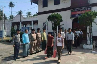 မြိတ်ထားဝယ်တွင် နိုင်ကျဉ်းများ လွတ်မြောက်မှု မရှိ   သတင်းနှင့် မီဒီယာ ကွန်ရက်။ ၂၀၂၆ ခုနှစ်၊ ဧပြီလ ၁၉ ရက်။   မြိတ်နှင့် ထားဝယ်အကျဉ်းထောင်များမှ အကျဉ်းသားအချို့ လွတ်ငြိမ်းဖြင့်လွတ်မြောက်သော်လည်း နိုင်ငံရေး အကျဉ်းသားများ ပါဝင်ခြင်းမရှိဘူးဟု အကျဉ်းဦးစီးနှင့်နီးစပ်သူများက ပြောသည်။   မြန်မာနှစ်ဆန်းတစ်ရက်နေ့ လွတ်ငြိမ်းချမ်းသာခွင့်အရ တနင်္သာရီတိုင်းအတွင်းရှိ မြိတ်၊ ထားဝယ်နှင့် ကော့သောင်း အကျဉ်းထောင်များမှ အကျဉ်းသား၊ အကျဉ်းသူအချို့ လွတ်မြောက်လာခဲ့သော်လည်း ၎င်းတို့အနက် နိုင်ငံရေးအ ကျဉ်းသားများ ပါဝင်ခြင်းမရှိဘဲ ခိုးဆိုးလုယက်မှုနှင့် လောင်းကစားမှုဖြင့် ကျခံနေရသူများသာ ဖြစ်ကြောင်း ပြောသည်။   ဧပြီလ ၁၇ ရက်၊ နံနက်ပိုင်းတွင် မြိတ်အကျဉ်းထောင်မှ အကျဉ်းသား ၁၃ ဦးနှင့် အကျဉ်းသူ ၂ ဦး၊ စုစုပေါင်း ၁၅ ဦး လွတ်မြောက်ခဲ့ကြောင်း အကျဉ်းဦးစီးဌာနမှ အရာရှိတစ်ဦးက အတည်ပြုသည်။   ထို့အပြင် မြိတ်မြို့နယ်အတွင်းရှိ ကျောက်ဖြူတောင် ရဲဘက်စခန်းမှ အကျဉ်းသား ၁၅ ဦးနှင့် နတ်စင်ကုန်း ရဲဘက် စခန်းမှ ၅ ဦး (ကျား ၃၊ မ ၂)၊ စုစုပေါင်း ၂၀ ဦးကိုလည်း လွှတ်ပေးခဲ့သဖြင့် မြိတ်ဒေသတစ်ခုတည်းတွင် ၃၅ ဦး လွတ်မြောက်ခဲ့ခြင်းဖြစ်သည်။   သို့သော်လည်း လွတ်မြောက်လာသူများထဲတွင် နှစ်ရှည်ထောင်ဒဏ်ကျခံနေရသည့် နိုင်ငံရေးအကျဉ်းသားများ ပါဝင်လာခြင်းမရှိသည့်အတွက် အကျဉ်းထောင်ရှေ့တွင် လာရောက်စောင့်ဆိုင်းနေသည့် မိသားစုဝင်များမှာ စိတ်ပျက်ခဲ့ကြရသည်။   အသက် ၄၅ နှစ်အရွယ် နိုင်ငံရေးအကျဉ်းသားများ၏ ဖခင်တစ်ဦးက “လွတ်လာတဲ့သူတွေထဲမှာ လောင်းကစားနဲ့ ခိုးဆိုး လုယက်မှုနဲ့ သူတွေပဲ လွတ်တာ၊ နိုင်ငံရေးအမှုနဲ့သူတွေမပါဘူး။ နှစ်ဆန်းတစ်ရက်နေ့ကို မျှော်လင့်ပြီး သားနဲ့ သမီးကို လွတ်လာမလားလို့ လာစောင့်နေတာ၊ တစ်ယောက်မှ မပါလာဘူးဗျာ” ဟု ပြောသည်။   အလားတူ ထားဝယ်အကျဉ်းထောင်တွင်လည်း အကျဉ်းသား ၉ ဦးနှင့် အကျဉ်းသူ ၂ ဦး၊ စုစုပေါင်း ၁၁ ဦး လွတ် မြောက်ခဲ့သော်လည်း ၎င်းတို့အနက် နိုင်ငံရေးအကျဉ်းသားများ ပါဝင်ခြင်းမရှိကြောင်း မြန်မာနိုင်ငံလုံးဆိုင်ရာ နိုင်ငံရေးအကျဉ်းသားများကွန်ရက် (PPNM) က ထုတ်ပြန်ထားသည်။   ကော့သောင်း အကျဉ်းထောင်တွင်မူ အကျဉ်းသား ၂၀ နှင့် အကျဉ်းသူ ၅ ဦး၊ စုစုပေါင်း ၂၅ ဦး လွတ်မြောက်ခဲ့ ကြောင်း စစ်အစိုးရ၏ ပြန်ကြားရေးဌာနက ဆိုသည်။   စစ်အစိုးရသည် ယခုနှစ် မြန်မာနှစ်ဆန်းတစ်ရက်နေ့တွင် တစ်နိုင်ငံလုံး အတိုင်းအတာဖြင့် အကျဉ်းသား၊ အကျဉ်းသူ ၄,၃၃၅ ဦးနှင့် နိုင်ငံခြားသား အကျဉ်းသား ၁၇၉ ဦးတို့ကို လွတ်ငြိမ်းချမ်းသာခွင့် ပြုခဲ့ခြင်းဖြစ်သည်။   အဆိုပါ လွတ်ငြိမ်းခွင့်တွင် သေဒဏ်ချမှတ်ခံထားရသူများကို ထောင်တစ်သက်သို့လည်းကောင်း၊ ထောင် တစ်သက်နှင့် နှစ် ၄၀ အထက် ကျခံနေရသူများကို ထောင်ဒဏ် နှစ် ၄၀ သို့လည်းကောင်း၊ ကျန်အကျဉ်းသားများ ကို ပြစ်ဒဏ်၏ ခြောက်ပုံတစ်ပုံ လျှော့ပေါ့ပေးရန် သတ်မှတ်ခဲ့သည်။   သို့သော်လည်း တော်လှန်ရေးနှင့် ဆက်စပ်၍ ဖမ်းဆီးခံထားရသည့် နိုင်ငံရေးအကျဉ်းသား အများစုမှာမူ ယခု လွတ်ငြိမ်းခွင့်တွင် ချန်လှပ်ခံထားရဆဲ ဖြစ်သည်။   #နိုင်ငံရေးအကျဉ်းသား #မြိတ်အကျဉ်းထောင် #ထားဝယ်အကျဉ်းထောင် #လွတ်ငြိမ်းချမ်းသာခွင့်