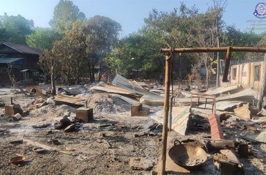 သင်္ကြန်အတွင်း KNU နယ်မြေများတွင် ဗုံးကြဲတိုက်ခိုက်ရာ အရပ်သား ၆ ဦးသေဆုံး   သတင်းနှင့် မီဒီယာ ကွန်ရက်။  ၂၀၂၆ ခုနှစ်၊ ဧပြီလ ၁၉ ရက်။   သင်္ကြန်ကာလအတွင်း KNU နယ်မြေများတွင် စစ်အစိုးရတပ် လေကြောင်းမှ တိုက်ခိုက်ခဲ့ရာ အရပ်သား ၆ ဦး သေဆုံးကာ နေအိမ်နှင့် ကျောင်းများစွာ ပျက်စီးခဲ့သည်ဟု KNU က ထုတ်ပြန်သည်။   မြန်မာ့ရိုးရာသင်္ကြန်ကာလ ၄ ရက်အတွင်း ကရင်အမျိုးသားအစည်းအရုံး (KNU) တပ်မဟာ (၅) နယ်မြေဖြစ် သည့် ဖာပွန် (မူတြော်) ခရိုင်အတွင်း စစ်အစိုးရတပ်၏ လေကြောင်း ဗုံးကြဲတိုက်ခိုက်မှုများကြောင့် အနည်းဆုံး အရပ်သား ၆ ဦး သေဆုံးပြီး ၁၃ ဦး ဒဏ်ရာရရှိခဲ့ကြောင်း KNU က အတည်ပြု ထုတ်ပြန်ထားသည်။   ဧပြီလ ၁၃ ရက်နေ့ (အကြိုနေ့) မှ ၁၆ ရက်နေ့ (အတက်နေ့) အထိ စစ်အစိုးရတပ်သည် တိုက်ပွဲဖြစ်ပွားခြင်း မရှိသော ကျေးရွာများကို ဂျက်ဖိုက်တာများနှင့် Y-12 လေယာဉ်များအသုံးပြု၍ နေ့စဉ်ဗုံးကြဲခဲ့ခြင်းဖြစ်သည်။   အထူးသဖြင့် ဧပြီလ ၁၅ ရက်နေ့တွင် ခဲပါထကျေးရွာအား ဗုံးကြဲခဲ့သဖြင့် အရပ်သား ၄ ဦး သေဆုံးကာ နေအိမ် ၂၁ လုံးနှင့် ဘာသာရေး အဆောက်အအုံများ မီးလောင်ပျက်စီးခဲ့ရသည်။   ယခုတိုက်ခိုက်မှုများသည် လူထုကိုသာ သီးသန့်ပစ်မှတ်ထားခြင်းဖြစ်ကြောင်း KNU တပ်မဟာ (၅) ပြောရေး ဆိုခွင့်ရှိသူ ဒုဗိုလ်မှူးကြီး စောကလယ်ဒိုက သတင်းမီဒီယာများကို ပြောဆိုထာသည်။       ထို့ပြင် ဧပြီလ ၁၂ ရက်နေ့က ဦးမယ်ထာဆေးရုံအား ပေါင် ၅၀၀ ဗုံးများဖြင့် တိုက်ခိုက်ခဲ့သကဲ့သို့၊ ဧပြီလ ၁၄ ရက်နေ့တွင်လည်း မူတြော်ဂျူနီယာကောလိပ် (Mutraw Junior College) ကို ရည်ရွယ်ချက်ရှိရှိ ဗုံးကြဲဖျက်ဆီးခဲ့ သည်။   မြေပြင်အခြေအနေနှင့် ပတ်သက်၍ ဒေသခံတစ်ဦးက “သင်္ကြန်တွင်းမှာလည်း ဆက်တိုက်ပဲ ဗုံးကြဲနေတာ။ သူတို့က စာသင်ကျောင်းတွေ၊ ဆေးရုံတွေကိုပဲ ရွေးပြီး ကြဲနေတာ။ ရွာလုံးကျွတ်နီးပါး ပြာကျကုန်ပြီ” ဟု ပြော သည်။   အလားတူ မြဝတီမြို့တောင်ပိုင်းရှိ မင်းလက်ပံကျေးရွာတွင်လည်း ဝေါလေဗျူဟာသို့ စစ်ကူပို့ရန် ကြိုးစားသည့် စစ်အစိုးရတပ် စစ်ကြောင်းနှင့် KNLA ပူးပေါင်းတပ်များအကြား တိုက်ပွဲများ ပြင်းထန်နေသည်။   စစ်အစိုးရတပ်ဘက်က အသေခံဒရုန်းများနှင့် မီးလောင်ဗုံးများ အသုံးပြုတိုက်ခိုက်နေသဖြင့် မင်းလက်ပံကျေးရွာ အတွင်းရှိ နေအိမ် ၁၄ လုံးထက်မနည်း မီးလောင်ပျက်စီးသွားကြောင်း မြေပြင်သတင်းရင်းမြစ်များက ဆိုသည်။   KNU ဗဟိုက ဧပြီလ ၁၈ ရက်နေ့တွင် ထုတ်ပြန်ချက်တစ်ရပ် ထုတ်ပြန်ခဲ့ပြီး စစ်အစိုးရတပ်၏ လုပ်ရပ်များသည် အပြည်ပြည်ဆိုင်ရာ လူသားချင်းစာနာထောက်ထားမှုဥပဒေကို ပြောင်ပြောင်တင်းတင်း ချိုးဖောက်သည့် စစ်ရာဇဝတ်မှုများဖြစ်ကြောင်း ရှုတ်ချထားသည်။   အဆိုပါ ထုတ်ပြန်ချက်တွင် “အာဆီယံအဖွဲ့ဝင်နိုင်ငံများနှင့် နိုင်ငံတကာအသိုင်းအဝိုင်းအား မိမိတို့၏ စိုးရိမ် ပူပန် မှုကို ထုတ်ဖော်ပြသခြင်းထက်ပိုသော လက်တွေ့ကျသည့် အရေးယူဆောင်ရွက်မှုများကို ချက်ချင်း အကောင် အထည်ဖော် ဆောင်ရွက်ကာ ယခုဆက်လက်ဖြစ်ပွားနေသော လေကြောင်းတိုက်ခိုက်မှုများကို ရပ်တန့်စေရန် ထိရောက်သည့် တားဆီးကာကွယ်မှုများကို လုပ်ဆောင်ရန် တိုက်တွန်းသည်။ ထိုသို့ ထင်ရှားသည့် ဥပဒေချိုး ဖောက်မှုများကို မတားဆီးဘဲ ဆက်လက်၍ နှုတ်ဆိတ်နေခြင်းသည် အကြမ်းဖက်မှုများ ပြောင်ပြောင်တင်းတင်း ပိုမိုကျူးလွန်လာစေရန် အတွက် အားပေးကူညီရာရောက်မည်ဖြစ်သည်” ဟု ဖော်ပြပါရှိသည်။   လက်ရှိတွင် နှစ်ဖက်စစ်ရေး အခြေအနေမှာ သင်္ကြန်အပြီးတွင် ပိုမိုတင်းမာလာနိုင်သည့် အနေအထားရှိနေပြီး စစ်အစိုးရတပ် အနေဖြင့် အရပ်သားပြည်သူများ၏ ကျန်းမာရေးနှင့် ပညာရေးဝန်ဆောင်မှုများကို ဖျက်ဆီးရန် ရည်ရွယ်ချက်ရှိရှိ လုပ်ဆောင်နေခြင်းအပေါ် နိုင်ငံတကာက မျက်ကွယ်မပြုရန် KNU က တောင်းဆိုထားသည်။   #KNU #KNLA #လေကြောင်းတိုက်ခိုက် #စစ်တပ် #စစ်အုပ်စု