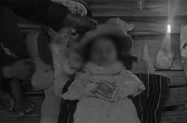 ဖားကန့်တွင် လက်နက်ကြီးကြောင့် ကလေးငယ်အပါအဝင် အရပ်သား ၂ ဦးသေဆုံး   သတင်းနှင့် မီဒီယာ ကွန်ရက်။ ၂၀၂၆ ခုနှစ်၊ ဧပြီလ ၁၉ ရက်။   ကချင်ပြည်၊ ဖားကန့်တွင် တိုက်ပွဲများဆက်လက်ပြင်းထန်နေပြီး စစ်အစိုးရတပ်၏ လက်နက်ကြီးဖြင့် ပစ်ခတ်မှု ကြောင့် ကလေးငယ်တစ်ဦး အပါအဝင် အရပ်သား နှစ်ဦးသေဆုံးသွားသည်။   ဖားကန့်ရတနာမြေအတွင်း စစ်အစိုးရတပ်နှင့် ကချင်လွတ်လပ်ရေး တပ်မတော် (KIA)၊ KPDF ပူးပေါင်းတပ်များ အကြား တိုက်ပွဲများ ပြန်လည်ပြင်းထန်နေပြီး၊ စစ်အစိုးရတပ်၏ လက်နက်ကြီး ရမ်းသမ်းပစ်ခတ်မှုများကြောင့် ၄ နှစ်အရွယ် ကလေးငယ်တစ်ဦး အပါအဝင် အရပ်သားနှစ်ဦး သေဆုံးခဲ့ကြောင်း ဒေသခံများက ပြောသည်။   ယနေ့ ဧပြီလ ၁၉ ရက်၊ နံနက်အစောပိုင်း ၄ နာရီခန့်မှစတင်၍ လုံးခင်းကျေးရွာဘက်သို့ စစ်အစိုးရတပ်က စစ်ကြောင်းထိုးလာရာမှ ဆောင်ချိန်ရပ်ကွက်အနီးတွင် တိုက်ပွဲပြင်းထန်ခဲ့ခြင်းဖြစ်သည်။   အဆိုပါ စစ်ကြောင်းထိုးမှုအတွင်း စစ်အစိုးရတပ်ဘက်က လက်နက်ကြီးများဖြင့် ပစ်ခတ်ခဲ့သဖြင့် လုံးခင်းရွာရှိ အသက် ၄ နှစ်အရွယ် ကလေးငယ်တစ်ဦး ကျည်ထိမှန်သေဆုံးခဲ့ရသည်။   မြေပြင်အခြေအနေနှင့် ပတ်သက်၍ ဒေသခံတစ်ဦးက “မနက် အစောပိုင်းပေါ့ ၄ နာရီလောက်ကစပြီး စစ် ကြောင်းက ထိုးနေတာ၊ စစ်ကြောင်းထိုးတဲ့အချိန် လက်နက်ကြီးနဲ့ ပစ်တာ ဆက်တိုက်ပဲ။ အဲ့မှာ လက်နက် ကြီးကျည် ကျလို့ ကလေး တစ်ယောက်ထိပြီး သေသွားတယ်လို့ ပြောတယ်ဗျ” ဟု ပြောသည်။     ထို့ပြင် ဧပြီလ ၁၈ ရက်နေ့ ညပိုင်းကလည်း ဖားကန့်ဗျူဟာကုန်းမှ လက်နက်ကြီး အချက် ၂၀ ခန့် ပစ်ခတ်ခဲ့ရာ ဆိုင်းတောင်ရွာရှိ မော်လကင် ကချင်ရိုးရာစာပေကျောင်းဝင်းအတွင်း ကျရောက်ပေါက်ကွဲခဲ့သဖြင့် အမျိုးသား တစ်ဦး ဝမ်းဗိုက်နှင့် ခါးအောက်ပိုင်းတွင် ပြင်းထန်ဒဏ်ရာရရှိကာ သေဆုံးခဲ့သည်။   ဖားကန့်ဒေသတွင် ဧပြီလ ၂ ရက်နေ့မှစတင်ကာ တိုက်ပွဲများ ပြန်လည်းဖြစ်ပွားခဲ့ခြင်း ဖြစ်ပြီး၊ တိုက်ပွဲကာလ အတွင်း KIA ပူးပေါင်းတပ်များက ရှေ့တန်းကင်းစခန်း ၆ ခုကို သိမ်းပိုက်နိုင်ခဲ့သော်လည်း စစ်ရေးအရ အရေး ပါသည့် မရှီကထောင်ရပ်ကွက်ရှိ ဆုတောင်းကုန်းစခန်းကိုမူ စစ်အစိုးရတပ်က လေကြောင်းနှင့် လက်နက်ကြီး ပစ်ကူများသုံး၍ ပြန်လည်ထိန်းချုပ်ထားသည်။   မြေပြင် စစ်ရေးသတင်းရင်းမြစ်တစ်ခုက “အခု တိုက်ပွဲဖြစ်နေတဲ့ လုံးခင်းဘက်က ဖားကန့်မြို့ရဲ့ မြောက်ဘက် ခြမ်းပါ။ အရင်ဖြစ်ခဲ့တဲ့ မရှီကထောင်က တောင်ဘက်ခြမ်းဆိုတော့ အခုက စစ်ကြောင်းတွေက နေရာအနှံ့ ဖြန့် ပြီး တိုးလာနေတာ။ ဗျူဟာကုန်းကနေလည်း လက်နက်ကြီးတွေနဲ့ လှမ်းပစ်နေတုန်းပဲ” ဟု ပြောသည်။   ဖားကန့်ဒေသနည်းတူ ဆက်စပ်နေသည့် တနိုင်းမြို့နယ်တွင်လည်း KIA၊ KPDF ပူးပေါင်းတပ်များနှင့် စစ်အစိုးရ တပ်၊ ပြည်သူ့စစ်ပူးပေါင်းစစ်ကြောင်းများ အကြား တိုက်ပွဲများဖြစ်ပွားနေသည်။   တနိုင်းမြို့နယ် တိုက်ပွဲများအတွင်း စစ်အစိုးရတပ်ဘက်မှ ၁၅ ဦးထက်မနည်း သေဆုံးကာ စခန်းနှစ်ခုကို KIA ဘက်က သိမ်းယူနိုင်ခဲ့ကြောင်း မြေပြင်သတင်းရင်းမြစ်များက ဆိုသည်။   လက်ရှိတွင် ဖားကန့်-လုံးခင်း လမ်းပိုင်းအား အသုံးမပြုကြရန် KIA ပူးပေါင်းတပ်များက သတိပေးထားပြီး၊ စစ်အစိုးရတပ်ဘက်ကလည်း အင်အားထပ်မံ ဖြည့်တင်းနေသဖြင့် တိုက်ပွဲများ ပိုမိုပြင်းထန်လာနိုင်သည့် အခြေ အနေတွင် ရှိနေသည်ဟု ဆိုသည်။   #ဖားကန့် #KachinState #KIA #KIO #Jadeland #ကချင်တိုက်ပွဲ #ဖားကန့်တိုက်ပွဲ