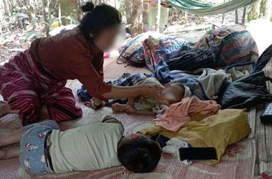 ကျောက်ကြီး ဒေသခံ ၆၀၀ ကျော် ဗုံးဒဏ်ကြောင့် ထွက်ပြေးနေရ   သတင်းနှင့် မီဒီယာ ကွန်ရက်။ ၂၀၂၆ ခုနှစ်၊ ဧပြီလ ၂၀ ရက်။   ပဲခူးတိုင်း၊ ညောင်လေးပင်ခရိုင် ကျောက်ကြီး (လယ်ဒို) မြို့နယ်အတွင်း စစ်အစိုးရတပ်က လေကြောင်းမှ ဗုံးကြဲတိုက်ခိုက်မှုများကြောင့် ကျေးရွာ ၄ ရွာမှာ ဒေသခံပြည်သူ ၆၀၀ ကျော် ဘေးလွတ်ရာသို့ ထွက်ပြေး တိမ်းရှောင်နေကြရသည်ဟု KNU က ပြောသည်။   ကေအဲန်ယူ - ကရင်အမျိုးသားအစည်းအရုံး၊ တပ်မဟာ (၃) ထိန်းချုပ်နယ်မြေဖြစ်သော ကျောက်ကြီး (လယ်ဒို) မြို့နယ်အတွင်း၌ အတာသင်္ကြန် ရုံးပိတ်ရက်ကာလအတွင်း စစ်အစိုးရတပ်က လေကြောင်းမှ ဗုံးကြဲတိုက်ခိုက်မှု များ ဆက်တိုက်ပြုလုပ်ခဲ့သည်ဟု ကေအဲန်ယူ-ဗဟိုက ထုတ်ပြန်သည်။   မြေပြင်သတင်းရင်းမြစ် တစ်ဦးက “တခြားမြို့တွေ ရွာတွေမှာ သင်္ကြန်ကာလ အေးအေးဆေးဆေး ဆိုပေမယ့် ဒီလယ်ဒိုဘက်မှာတော့ အခြေအနေက မကောင်းပါဘူး။ ဆက်တိုက်ကို ဗုံးကြဲခံနေရတာ။ အိမ်တွေလည်း KNU က ဓါတ်ပုံတွေ ထုတ်ပြန်ထားတဲ့အတိုင်းပဲ အကုန်မီးလောင်ကုန်ပြီ။ လူတွေလည်း နေစရာမရှိတော့ဘူး။ အား လုံးက အခုထိ တောထဲမှာပဲ” ဟု ပြောသည်။   ပြီးခဲ့သည့် ဧပြီလ ၁၇ ရက် (နှစ်ဆန်းတစ်ရက်နေ့) က ထုတ်ပြန်ချက်အရ ဝါကေဒဲ၊ လယ်ဆူခို၊ ကိုထာနှင့် ကဒူးမူဒဲ ကျေးရွာများအနီးသို့ စစ်အစိုးရတပ်က လေကြောင်းမှ တိုက်ခိုက်ခဲ့ခြင်းကြောင့် အိမ်ထောင်စု ၈၄ စုမှ လူဦးရေ ၆၀၂ ဦးမှာ အသက်ဘေးလွတ်ရာ တောတောင်များအတွင်းသို့ တိမ်းရှောင်နေကြရခြင်း ဖြစ်သည်။   ထို့ပြင် ဧပြီလ ၉ ရက်နေ့ကလည်း သစ်ဖယောင်းတန်း ကျေးရွာအတွင်းသို့ စစ်အစိုးရတပ်က စက်တပ် လေထီး များ အသုံးပြုကာ ၁၂၀ မမ ဗုံးသီးများဖြင့် ကြဲချခဲ့သဖြင့် အရပ်သားနေအိမ် ၄ လုံး ထိမှန်ပျက်စီးခဲ့ရသည်။   ကော်လေဒဲကျေးရွာတွင်လည်း ဂျက်ဖိုက်တာဖြင့် ဗုံးကြဲခံရမှုကြောင့် နေအိမ်နှင့် တိရစ္ဆာန်တင်းကုပ်များ ပျက်စီး ခဲ့ရကြောင်း ကေအဲန်ယူ၏ ဓာတ်ပုံမှတ်တမ်းများတွင် ဖော်ပြထားသည်၊။ နယ်မြေခံ သတင်းရင်းမြစ်တစ်ဦးကလည်း “စစ်တပ်က အခါကြီးရက်ကြီးတွေမှာ ပြည်သူတွေ အပန်းဖြေနားနေ တာကိုတောင် မကြည့်ဘဲ တမင်ကို ရည်ရွယ်ချက်ရှိရှိ လိုက်တိုက်နေတာပါ။ ရွာထဲမှာလည်း ဘယ်သူမှ မနေရဲ တော့ဘူး။ ဒရုန်းတွေ လေယာဉ်တွေ လာမလားဆိုတာပဲ ထိတ်လန့်နေရတယ်” ဟု ပြောသည်။   ပြီးခဲ့သည့် မတ်လအတွင်းကလည်း ညောင်လေးပင် (ခလယ်လွီထူ) ခရိုင်၌ လေကြောင်းနှင့် လက်နက်ကြီး တိုက် ခိုက်မှုများကြောင့် အရပ်သား ၄၄ ဦး သေဆုံးခဲ့ပြီး၊ အခြေခံပညာကျောင်းနှင့် ဘာသာရေး အဆောက်အအုံများ အပါအဝင် အဆောက်အအုံ ၃၉ လုံး ပျက်စီးဆုံးရှုံးခဲ့ရသည်။   လက်ရှိ ဧပြီလ ၂၀ ရက်နေ့ နောက်ဆုံးအခြေအနေအရ လယ်ဒိုမြို့နယ်အတွင်း လေကြောင်းတိုက်ခိုက်မှုများ ထပ်မံပြုလုပ်လာနိုင်သဖြင့် တောတောင်များအတွင်း ဆက်လက် ပုန်းရှောင်နေရဆဲ ဖြစ်သည်ဟု ဆိုသည်။   မြေပြင်ကူညီကယ်ဆယ်ရေး ဆောင်ရွက်နေသူတစ်ဦးက “အခုက အလှူရှင်တွေလည်း သွားလာရခက်ခဲနေသလို၊ လေယာဉ်က အချိန်မရွေး ထပ်လာနိုင်တယ်ဆိုတဲ့ သတင်းတွေကြောင့် စစ်ရှောင်စခန်းတွေကို ပစ္စည်းပို့ဖို့တောင် တော်တော်လေး စိုးရိမ်နေရတယ်။ ကလေးတွေနဲ့ သက်ကြီးရွယ်အိုတွေ အကုန်လုံး ရွာကို ပြန်လို့ မရသေးဘူး” ဟု နောက်ဆုံးအခြေအနေကို ပြောသည်။   ထို့အပြင် စစ်အစိုးရတပ်သည် ကျေးရွာများအနီးသို့ ကင်းထောက်ဒရုန်းများဖြင့် လှည့်ပတ်ကြည့်ရှုနေသဖြင့် နေအိမ်ပျက်စီးသွားသည့် မိသားစုများမှာ မိမိတို့ရွာအတွင်းသို့ ပြန်လည်ဝင်ရောက်နိုင်ခြင်းမရှိဘဲ ဖြစ်သလို ယာယီတဲထိုးကာ နေထိုင်နေကြရသည်။   လက်ရှိတွင် စစ်ဘေးရှောင်နေရသူများအတွက် အခြေခံစားနပ်ရိက္ခာနှင့် အရေးပေါ် ကျန်းမာရေး စောင့်ရှောက်မှု များ လိုအပ်လျက်ရှိကြောင်း အကူအညီပေးနေသူများက ပြောသည်။   #ကျောက်ကြီးမြို့နယ် #ညောင်လေးပင်ခရိုင် #လယ်ဒိုမြို့နယ် #လေကြောင်းအန္တရာယ် #KNU #KNLA #စစ်အုပ်စု #စစ်တပ်