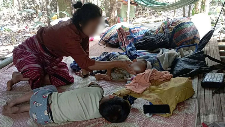 ကျောက်ကြီး ဒေသခံ ၆၀၀ ကျော် ဗုံးဒဏ်ကြောင့် ထွက်ပြေးနေရ   သတင်းနှင့် မီဒီယာ ကွန်ရက်။ ၂၀၂၆ ခုနှစ်၊ ဧပြီလ ၂၀ ရက်။   ပဲခူးတိုင်း၊ ညောင်လေးပင်ခရိုင် ကျောက်ကြီး (လယ်ဒို) မြို့နယ်အတွင်း စစ်အစိုးရတပ်က လေကြောင်းမှ ဗုံးကြဲတိုက်ခိုက်မှုများကြောင့် ကျေးရွာ ၄ ရွာမှာ ဒေသခံပြည်သူ ၆၀၀ ကျော် ဘေးလွတ်ရာသို့ ထွက်ပြေး တိမ်းရှောင်နေကြရသည်ဟု KNU က ပြောသည်။   ကေအဲန်ယူ - ကရင်အမျိုးသားအစည်းအရုံး၊ တပ်မဟာ (၃) ထိန်းချုပ်နယ်မြေဖြစ်သော ကျောက်ကြီး (လယ်ဒို) မြို့နယ်အတွင်း၌ အတာသင်္ကြန် ရုံးပိတ်ရက်ကာလအတွင်း စစ်အစိုးရတပ်က လေကြောင်းမှ ဗုံးကြဲတိုက်ခိုက်မှု များ ဆက်တိုက်ပြုလုပ်ခဲ့သည်ဟု ကေအဲန်ယူ-ဗဟိုက ထုတ်ပြန်သည်။   မြေပြင်သတင်းရင်းမြစ် တစ်ဦးက “တခြားမြို့တွေ ရွာတွေမှာ သင်္ကြန်ကာလ အေးအေးဆေးဆေး ဆိုပေမယ့် ဒီလယ်ဒိုဘက်မှာတော့ အခြေအနေက မကောင်းပါဘူး။ ဆက်တိုက်ကို ဗုံးကြဲခံနေရတာ။ အိမ်တွေလည်း KNU က ဓါတ်ပုံတွေ ထုတ်ပြန်ထားတဲ့အတိုင်းပဲ အကုန်မီးလောင်ကုန်ပြီ။ လူတွေလည်း နေစရာမရှိတော့ဘူး။ အား လုံးက အခုထိ တောထဲမှာပဲ” ဟု ပြောသည်။   ပြီးခဲ့သည့် ဧပြီလ ၁၇ ရက် (နှစ်ဆန်းတစ်ရက်နေ့) က ထုတ်ပြန်ချက်အရ ဝါကေဒဲ၊ လယ်ဆူခို၊ ကိုထာနှင့် ကဒူးမူဒဲ ကျေးရွာများအနီးသို့ စစ်အစိုးရတပ်က လေကြောင်းမှ တိုက်ခိုက်ခဲ့ခြင်းကြောင့် အိမ်ထောင်စု ၈၄ စုမှ လူဦးရေ ၆၀၂ ဦးမှာ အသက်ဘေးလွတ်ရာ တောတောင်များအတွင်းသို့ တိမ်းရှောင်နေကြရခြင်း ဖြစ်သည်။   ထို့ပြင် ဧပြီလ ၉ ရက်နေ့ကလည်း သစ်ဖယောင်းတန်း ကျေးရွာအတွင်းသို့ စစ်အစိုးရတပ်က စက်တပ် လေထီး များ အသုံးပြုကာ ၁၂၀ မမ ဗုံးသီးများဖြင့် ကြဲချခဲ့သဖြင့် အရပ်သားနေအိမ် ၄ လုံး ထိမှန်ပျက်စီးခဲ့ရသည်။   ကော်လေဒဲကျေးရွာတွင်လည်း ဂျက်ဖိုက်တာဖြင့် ဗုံးကြဲခံရမှုကြောင့် နေအိမ်နှင့် တိရစ္ဆာန်တင်းကုပ်များ ပျက်စီး ခဲ့ရကြောင်း ကေအဲန်ယူ၏ ဓာတ်ပုံမှတ်တမ်းများတွင် ဖော်ပြထားသည်၊။ နယ်မြေခံ သတင်းရင်းမြစ်တစ်ဦးကလည်း “စစ်တပ်က အခါကြီးရက်ကြီးတွေမှာ ပြည်သူတွေ အပန်းဖြေနားနေ တာကိုတောင် မကြည့်ဘဲ တမင်ကို ရည်ရွယ်ချက်ရှိရှိ လိုက်တိုက်နေတာပါ။ ရွာထဲမှာလည်း ဘယ်သူမှ မနေရဲ တော့ဘူး။ ဒရုန်းတွေ လေယာဉ်တွေ လာမလားဆိုတာပဲ ထိတ်လန့်နေရတယ်” ဟု ပြောသည်။   ပြီးခဲ့သည့် မတ်လအတွင်းကလည်း ညောင်လေးပင် (ခလယ်လွီထူ) ခရိုင်၌ လေကြောင်းနှင့် လက်နက်ကြီး တိုက် ခိုက်မှုများကြောင့် အရပ်သား ၄၄ ဦး သေဆုံးခဲ့ပြီး၊ အခြေခံပညာကျောင်းနှင့် ဘာသာရေး အဆောက်အအုံများ အပါအဝင် အဆောက်အအုံ ၃၉ လုံး ပျက်စီးဆုံးရှုံးခဲ့ရသည်။   လက်ရှိ ဧပြီလ ၂၀ ရက်နေ့ နောက်ဆုံးအခြေအနေအရ လယ်ဒိုမြို့နယ်အတွင်း လေကြောင်းတိုက်ခိုက်မှုများ ထပ်မံပြုလုပ်လာနိုင်သဖြင့် တောတောင်များအတွင်း ဆက်လက် ပုန်းရှောင်နေရဆဲ ဖြစ်သည်ဟု ဆိုသည်။   မြေပြင်ကူညီကယ်ဆယ်ရေး ဆောင်ရွက်နေသူတစ်ဦးက “အခုက အလှူရှင်တွေလည်း သွားလာရခက်ခဲနေသလို၊ လေယာဉ်က အချိန်မရွေး ထပ်လာနိုင်တယ်ဆိုတဲ့ သတင်းတွေကြောင့် စစ်ရှောင်စခန်းတွေကို ပစ္စည်းပို့ဖို့တောင် တော်တော်လေး စိုးရိမ်နေရတယ်။ ကလေးတွေနဲ့ သက်ကြီးရွယ်အိုတွေ အကုန်လုံး ရွာကို ပြန်လို့ မရသေးဘူး” ဟု နောက်ဆုံးအခြေအနေကို ပြောသည်။   ထို့အပြင် စစ်အစိုးရတပ်သည် ကျေးရွာများအနီးသို့ ကင်းထောက်ဒရုန်းများဖြင့် လှည့်ပတ်ကြည့်ရှုနေသဖြင့် နေအိမ်ပျက်စီးသွားသည့် မိသားစုများမှာ မိမိတို့ရွာအတွင်းသို့ ပြန်လည်ဝင်ရောက်နိုင်ခြင်းမရှိဘဲ ဖြစ်သလို ယာယီတဲထိုးကာ နေထိုင်နေကြရသည်။   လက်ရှိတွင် စစ်ဘေးရှောင်နေရသူများအတွက် အခြေခံစားနပ်ရိက္ခာနှင့် အရေးပေါ် ကျန်းမာရေး စောင့်ရှောက်မှု များ လိုအပ်လျက်ရှိကြောင်း အကူအညီပေးနေသူများက ပြောသည်။   #ကျောက်ကြီးမြို့နယ် #ညောင်လေးပင်ခရိုင် #လယ်ဒိုမြို့နယ် #လေကြောင်းအန္တရာယ် #KNU #KNLA #စစ်အုပ်စု #စစ်တပ်