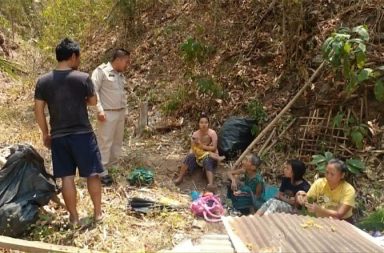 သံလွင်မြစ်အနီး ထိုင်းဘက်ကမ်းသို့ ဗုံးကျ၊ နယ်စပ်ဒေသခံများ တိမ်းရှောင်နေရ   သတင်းနှင့် မီဒီယာ ကွန်ရက်။ ၂၀၂၆ ခုနှစ်၊ ဧပြီလ ၂၀ ရက်။   ကရင်ပြည်၊ ဖာပွန် (မူတြော်) ခရိုင် သံလွင်မြစ်ကမ်းနံဘေး ရှိ KNU ဆေးရုံဝန်းကျင်ကို စစ်အစိုးရတပ်က ယနေ့ နံနက်ပိုင်းတွင် တိုက် လေယာဉ်များဖြင့် ဗုံးကြဲတိုက်ခိုက်ခဲ့ရာ ထိုင်းနိုင်ငံဘက်ခြမ်းသို့ပါ ဗုံးတစ်လုံး ကျရောက် ပေါက်ကွဲခဲ့သဖြင့် နယ်စပ်ဒေသခံများ အရေးပေါ် တိမ်းရှောင်နေရကြောင်း ထိုင်းသတင်းရင်းမြစ်များက ပြောသည်။ ယနေ့ နံနက် ၁၁ နာရီ အချိန်ခန့်တွင် စစ်အစိုးရ လေတပ်မှ လေယာဉ်များဖြင့် ဖာပွန်ခရိုင်အတွင်းရှိ ဆေးရုံ၊ ဆေးခန်းနှင့် ဘုရားကျောင်းများကို ပစ်မှတ်ထား၍ ဗုံး ၁၀ လုံးခန့် ကြဲချခဲ့ခြင်း ဖြစ် သည်။   မြန်မာဘက်ခြမ်းမှ ဒေသတွင်း သတင်းရင်းမြစ် တစ်ဦးက “မနေ့ကလည်း တစ်ခေါက်လာပစ်တယ်။ ဒီနေ့လည်း တစ်ခေါက် ထပ်ပြီး လာပစ်တယ်” ဟု ပြောသည်။   အဆိုပါ တိုက်ခိုက်မှုအတွင်း ဗုံးတစ်လုံးမှာ ထိုင်း-မြန်မာနယ်စပ် သံလွင်မြစ်၏ ထိုင်းဘက်ခြမ်း သဲသောင်ပြင်ပေါ် သို့ ကျရောက်ပေါက်ကွဲခဲ့ပြီး အနီးနားရှိ ထိုင်းဒေသခံနေအိမ် ၁၀ လုံးနီးပါး လက်နက်ကြီးစ ထိမှန်ပျက်စီးခဲ့သည်။   မယ့်စန်လက် (သောလယ်ထ) ကျေးရွာရှိ ဒေသခံတစ်ဦးက “ဗုံးပေါက်ကွဲသံကတော့ တကယ်ကို ကျယ်လောင်ပါတယ်။ ဒုတိယ လှိုင်း၊ တတိယလှိုင်း ဗုံးကြဲမှုတွေ မကြာခင် ထပ်ဖြစ်လာနိုင်တယ်လို့ ခန့်မှန်းထားတဲ့အတွက် ကျနော်တို့ဘက်က ကျန်းမာရေးဌာနအနေနဲ့ အရေးပေါ် အခြေအနေအတွက် အသင့်ပြင် (Standby) စောင့်ဆိုင်းနေကြပါတယ်” ဟု နယ်စပ်အခြေအနေကို ပြောသည်။     မြန်မာလေတပ်၏ ဗုံးကြဲမှုကြောင့် မယ့်စန်လက်ကျေးရွာနှင့် မျက်နှာချင်းဆိုင်ရှိ KNU ၏ အူးမေထဆေးရုံ အဆောက်အအုံ အချို့ ထိခိုက်ပျက်စီးခဲ့ပြီး ထိုင်းဘက်ခြမ်းရှိ မယ်စမ်လက်ကျေးရွာသား အိမ်ထောင်စု ၄၀ ခန့်မှာ လည်း ဘေးလွတ်ရာသို့ အရေးပေါ် ရွှေ့ပြောင်းခဲ့ရသည်။   မယ့်စန်လက်ကျေးရွာလူကြီး နိုင်သုဖပ် နွတ်ချနုန်ခရန် က “ပေါ့ပေါ့ဆဆ မနေကြဖို့နဲ့ အရေးပေါ် တိမ်းရှောင်ကြဖို့ ရွာသားတွေကို အသံချဲ့စက်နဲ့ နှိုးဆော်ခဲ့ရပါတယ်။ သံလွင်မြစ်ကမ်းဘေးက အိမ်ထောင်စု ၄၀ ကို ဟွေ့ကောင် ကတ်ရွာဘက်က ဘေးကင်းတဲ့နေရာဆီ ယာယီရွှေ့ပြောင်းခိုင်းထားပါတယ်” ဟု ထိုင်းသတင်းဌာနများကို ပြောဆိုထားသည်။   လက်ရှိတွင် သောပ်မွေမြို့နယ် အုပ်ချုပ်ရေးမှူးနှင့် ထိုင်းလုံခြုံရေးတပ်ဖွဲ့ဝင်များက နယ်စပ်တစ်လျှောက် အခြေအနေများကို စောင့်ကြည့်စစ်ဆေးလျက်ရှိပြီး ထိုင်းစစ်တပ်ဘက်မှာလည်း  လုံခြုံရေး တိုးမြှင့်ထားသည်ဟု ဒေသခံများက ပြောသည်။   လက်ရှိတွင် ထိုင်းဘက်ခြမ်းရှိ ပြည်သူများနှင့် ဝန်ထမ်းများအားလုံး ဘေးကင်းလုံခြုံစွာ ရှိနေကြောင်းနှင့် ၎င်းတို့ ကို အကာအကွယ်ပေးနေသည့် ထိုင်းအထူးစစ်တပ် အဖွဲ့များ ရှိနေသဖြင့် စိုးရိမ်ပူပန်ရန် မလိုကြောင်း လုံခြုံရေး အရာရှိများက ဒေသခံများကို လာရောက် ပြောဆိုခဲ့သည်ဟု နယ်စပ်အခြေအနေနှင့် ပတ်သက်၍ ဒေသခံ သတင်းရင်းမြစ်က ပြောသည်။   ကရင်ပြည်၊ ဖာပွန်ခရိုင်အတွင်း ဧပြီလ ၁၀ ရက်နေ့မှ ၁၆ ရက်နေ့အတွင်း စစ်အစိုးရတပ်၏ လေကြောင်း တိုက် ခိုက်မှုများကြောင့် အရပ်သား ၆ ဦး သေဆုံးပြီး ၁၃ ဦးထက်မနည်း ဒဏ်ရာရရှိခဲ့ကြောင်း KNU တပ်မဟာ ၅ က ထုတ် ပြန်ထားသည်။   ယခုကဲ့သို့ နယ်စပ်စစ်ရေး တင်းမာနေချိန်တွင် ထိုင်းဒုတိယဝန်ကြီးချုပ်နှင့် နိုင်ငံခြားရေးဝန်ကြီး စီဟာဆက်သည် လာမည့် ဧပြီ လ၂၂ ရက်နေ့တွင် မြန်မာနိုင်ငံသို့ သွားရန် အစီအစဉ်ရှိနေသည်။   ဓါတ်ပုံ - Sukanraya S-Boungam   #KNUတပ်မဟာ၅ #အူးမေထဆေးရုံ #ဖာပွန်မူတြော်ခရိုင်