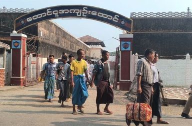 လူပေါင်း ၁ ထောင်ကျော်သာ လွှတ်သော်လည်း ၄ ထောင်ကျော်လွှတ်ဟု စစ်အစိုးရ လိမ်ညာ   သတင်းနှင့် မီဒီယာ ကွန်ရက်။  ၂၀၂၆ ခုနှစ်၊ ဧပြီလ ၂၀ ရက်။   စစ်အစိုးရ ကြေညာသော လွတ်ငြိမ်းချမ်းသာခွင့်ပေးသူ ကိန်းဂဏန်းမှာ အတုအယောင်သာဖြစ်ဟု နိုင်ငံရေးအကျဉ်းသားအရေး လှုပ်ရှားသူများက ပြောသည်။   သမ္မတအဖြစ် ကိုယ့်ကိုယ်ကိုယ် ကျမ်းသစ္စာကျိန်ဆိုခဲ့သည့် စစ်ခေါင်းဆောင် ဦးမင်းအောင်လှိုင်က အကျဉ်းသား ၄,၃၃၅ ဦး လွတ်ပေးမည်ဟု ကမ္ဘာကို ကြေညာခဲ့သော်လည်း၊ မြေပြင်တွင် အမှန်တကယ် လွတ်မြောက်လာသူမှာ ၁,၆၈၆ ဦးသာ ရှိကြောင်း နိုင်ငံရေးအကျဉ်းသားများ ကွန်ရက် (PPNM) က အတည်ပြုသည်။   စစ်အစိုးရ၏ နှစ်ဆန်းတစ်ရက်နေ့ လွတ်ငြိမ်းချမ်းသာခွင့်သည် ကိန်းဂဏန်းများဖြင့် နိုင်ငံတကာကို လိမ်လည်လှည့်ဖြားကာ ၎င်းတို့၏ ယိမ်းယိုင်နေသော နိုင်ငံရေးပုံရိပ်ကို ပြန်လည်မြှင့်တင်ရန် ကြိုးပမ်းသည့် ‘နိုင်ငံရေးမျက်လှည့်’ တစ်ခုသာဖြစ်ကြောင်း နိုင်ငံရေးအကျဉ်းသားအရေး လှုပ်ရှားသူများက ပြောသည်။   ထိုသို့ ကိန်းဂဏန်းများ သိသိသာသာ ကွာဟနေခြင်းမှာ နိုင်ငံတကာကို ပုံမှန်အခြေအနေရှိနေသယောင် လှည့်စားခြင်းဖြစ်သည်ဟု ဆိုသည်။   PPNM ၏ ဦးဆောင်ကော်မတီဝင် မရောင်နီလင်းက “ဒီတစ်ခေါက် လွတ်ငြိမ်းဟာ အတုအယောင်အစိုးရက နိုင်ငံရေးပုံရိပ်အတွက် အသုံးချတဲ့ အယောင်ပြလုပ်ရပ်ပါ။ နိုင်ငံရေးအကျဉ်းသားဆိုရင်လည်း လွှတ်တယ်ဆိုရုံလောက်ပဲ ထည့်ပေးထားတယ်။ သေဒဏ်ကနေ တစ်သက်တစ်ကျွန်း၊ တစ်သက်တစ်ကျွန်းကနေ နှစ် ၄၀ စသဖြင့် ပြစ်ဒဏ်လျှော့ပေါ့တယ်လို့ ထုတ်ပြန်ပေမဲ့ တကယ့်မြေပြင်မှာ လွတ်လာသူအရေအတွက်က အင်မတန်နည်းပါတယ်” ဟု ထောက်ပြသည်။   ထို့ပြင် “နှစ်ဆန်း ၁ ရက်နေ့ လွတ်မြောက်လာကြတဲ့ နိုင်ငံရေးအကျဉ်းသား၊ အကျဉ်းသူတွေထဲမှာ ၅၂ နဲ့ ပတ်သက်တဲ့ အမှုတွေ တော်တော်များများ ပါဝင်လာတာကို တွေ့ရပါတယ်။ ပြီးခဲ့တဲ့ တစ်ခေါက်က လွှတ်ပေးခဲ့တဲ့ ၅၀-ညတွေ၊ ၅၂-ကတွေ နာမည်စာရင်းပါပြီးတော့ လွတ်ဖို့ကျန်သေးတဲ့သူတွေရှိတယ်။ အဲဒီလူတွေက ဒီတစ်ခေါက်မှာ ပြန်ပါလာနိုင်တယ်လို့ မျှော်လင့်ခဲ့ပေမဲ့ ပြန်မပါလာတာကို တွေ့ရပါတယ်” ဟု မရောင်နီလင်းက ဆက်ပြောသည်။   အမှန်တကယ် လွတ်မြောက်လာသည့် နိုင်ငံရေးအကျဉ်းသား ၂၉၂ ဦးထဲတွင် ဦးဝင်းမြင့်၊ ဒေါက်တာတင်မင်းထွဋ် နှင့် ရှင်ဒေဝီ တို့ကဲ့သို့ လူသိများသူအချို့ကိုသာ ထည့်သွင်းပေးခြင်းမှာလည်း နိုင်ငံတကာ၏ ဖိအားကို လျှော့ချရန်အတွက် ရည်ရွယ်သည့် ‘ဓားစာခံလဲလှယ်မှု’ သက်သက်သာဖြစ်ကြောင်း ဝေဖန်ခံနေရသည်။   နိုင်ငံရေးအကျဉ်းသူများအဖွဲ့ (WOPP) ၏ ဦးဆောင်တာဝန်ခံ မဇူးဇူးမေယွန်းက “အခုလို ကိန်းဂဏန်းတွေကို လိမ်လည်လှည့်ဖြားတဲ့ လုပ်ရပ်တွေအပေါ်မှာ နိုင်ငံတကာ အဖွဲ့အစည်းတွေကလည်း သိရှိလာပြီဖြစ်တယ်ပေါ့နော်။ ဒီဘက်က တော်လှန်ရေးအင်အားစုတွေ ပြီးတော့ နိုင်ငံရေးအကျဉ်းသားအရေးကို လုပ်ဆောင်တဲ့ အဖွဲ့တွေဘက်ကလည်း ဒေတာအချက်အလက်နဲ့ ဖော်ထုတ်တာဖြစ်တဲ့အတွက် နိုင်ငံတကာကလည်း သိလာပြီဖြစ်ပါတယ်” ဟု ပြောသည်။   ၎င်းက ဆက်လက်၍ ဒေါ်အောင်ဆန်းစုကြည် အပါအဝင် နိုင်ငံရေးအကျဉ်းသားများအားလုံးကို ခြွင်းချက်မရှိ လွှတ်ပေးမှသာ စစ်မှန်သော ‘အရွေ့’ တစ်ခု ဖြစ်လာမည်ဟု သုံးသပ်သည်။   နိုင်ငံရေးအကျဉ်းသားများ ကူညီစောင့်ရှောက်ရေးအသင်း (AAPP) ကလည်း စစ်အစိုးရတပ်သည် ၎င်းတို့ကျူးလွန်ထားသည့် ရာဇဝတ်မှုများကို ဖုံးကွယ်ရန်အတွက် နိုင်ငံရေးအကျဉ်းသားများကို ဓားစာခံအဖြစ် အသုံးချနေခြင်းဖြစ်ကြောင်း ဧပြီ ၁၇ ရက်နေ့ ထုတ်ပြန်ချက်တွင် ဖော်ပြထားသည်။   အမျိုးသားညီညွတ်ရေးအစိုးရ (NUG) နှင့် နိုင်ငံတကာအဖွဲ့အစည်းများကလည်း ယခုကဲ့သို့ စစ်အစိုးရတပ်၏ လိမ်လည်မှုများကို ယုံကြည်ခြင်းမရှိဘဲ၊ ၂၀၂၀ ရွေးကောက်ပွဲရလဒ်နှင့်အညီ ပြည်သူ့ကိုယ်စားလှယ်များထံ အာဏာပြန်လည်လွှဲပြောင်းပေးရန်နှင့် နိုင်ငံရေးအကျဉ်းသားအားလုံး ချက်ချင်းလွှတ်ပေးရန် ဆက်လက်တောင်းဆိုနေကြသည်။   #လွတ်ငြိမ်းခွင့် #အကျဉ်းသား #နိုင်ငံရေးအကျဉ်းသား #အကျဉ်းထောင်