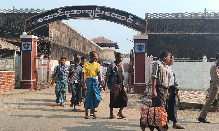 လူပေါင်း ၁ ထောင်ကျော်သာ လွှတ်သော်လည်း ၄ ထောင်ကျော်လွှတ်ဟု စစ်အစိုးရ လိမ်ညာ   သတင်းနှင့် မီဒီယာ ကွန်ရက်။  ၂၀၂၆ ခုနှစ်၊ ဧပြီလ ၂၀ ရက်။   စစ်အစိုးရ ကြေညာသော လွတ်ငြိမ်းချမ်းသာခွင့်ပေးသူ ကိန်းဂဏန်းမှာ အတုအယောင်သာဖြစ်ဟု နိုင်ငံရေးအကျဉ်းသားအရေး လှုပ်ရှားသူများက ပြောသည်။   သမ္မတအဖြစ် ကိုယ့်ကိုယ်ကိုယ် ကျမ်းသစ္စာကျိန်ဆိုခဲ့သည့် စစ်ခေါင်းဆောင် ဦးမင်းအောင်လှိုင်က အကျဉ်းသား ၄,၃၃၅ ဦး လွတ်ပေးမည်ဟု ကမ္ဘာကို ကြေညာခဲ့သော်လည်း၊ မြေပြင်တွင် အမှန်တကယ် လွတ်မြောက်လာသူမှာ ၁,၆၈၆ ဦးသာ ရှိကြောင်း နိုင်ငံရေးအကျဉ်းသားများ ကွန်ရက် (PPNM) က အတည်ပြုသည်။   စစ်အစိုးရ၏ နှစ်ဆန်းတစ်ရက်နေ့ လွတ်ငြိမ်းချမ်းသာခွင့်သည် ကိန်းဂဏန်းများဖြင့် နိုင်ငံတကာကို လိမ်လည်လှည့်ဖြားကာ ၎င်းတို့၏ ယိမ်းယိုင်နေသော နိုင်ငံရေးပုံရိပ်ကို ပြန်လည်မြှင့်တင်ရန် ကြိုးပမ်းသည့် ‘နိုင်ငံရေးမျက်လှည့်’ တစ်ခုသာဖြစ်ကြောင်း နိုင်ငံရေးအကျဉ်းသားအရေး လှုပ်ရှားသူများက ပြောသည်။   ထိုသို့ ကိန်းဂဏန်းများ သိသိသာသာ ကွာဟနေခြင်းမှာ နိုင်ငံတကာကို ပုံမှန်အခြေအနေရှိနေသယောင် လှည့်စားခြင်းဖြစ်သည်ဟု ဆိုသည်။   PPNM ၏ ဦးဆောင်ကော်မတီဝင် မရောင်နီလင်းက “ဒီတစ်ခေါက် လွတ်ငြိမ်းဟာ အတုအယောင်အစိုးရက နိုင်ငံရေးပုံရိပ်အတွက် အသုံးချတဲ့ အယောင်ပြလုပ်ရပ်ပါ။ နိုင်ငံရေးအကျဉ်းသားဆိုရင်လည်း လွှတ်တယ်ဆိုရုံလောက်ပဲ ထည့်ပေးထားတယ်။ သေဒဏ်ကနေ တစ်သက်တစ်ကျွန်း၊ တစ်သက်တစ်ကျွန်းကနေ နှစ် ၄၀ စသဖြင့် ပြစ်ဒဏ်လျှော့ပေါ့တယ်လို့ ထုတ်ပြန်ပေမဲ့ တကယ့်မြေပြင်မှာ လွတ်လာသူအရေအတွက်က အင်မတန်နည်းပါတယ်” ဟု ထောက်ပြသည်။   ထို့ပြင် “နှစ်ဆန်း ၁ ရက်နေ့ လွတ်မြောက်လာကြတဲ့ နိုင်ငံရေးအကျဉ်းသား၊ အကျဉ်းသူတွေထဲမှာ ၅၂ နဲ့ ပတ်သက်တဲ့ အမှုတွေ တော်တော်များများ ပါဝင်လာတာကို တွေ့ရပါတယ်။ ပြီးခဲ့တဲ့ တစ်ခေါက်က လွှတ်ပေးခဲ့တဲ့ ၅၀-ညတွေ၊ ၅၂-ကတွေ နာမည်စာရင်းပါပြီးတော့ လွတ်ဖို့ကျန်သေးတဲ့သူတွေရှိတယ်။ အဲဒီလူတွေက ဒီတစ်ခေါက်မှာ ပြန်ပါလာနိုင်တယ်လို့ မျှော်လင့်ခဲ့ပေမဲ့ ပြန်မပါလာတာကို တွေ့ရပါတယ်” ဟု မရောင်နီလင်းက ဆက်ပြောသည်။   အမှန်တကယ် လွတ်မြောက်လာသည့် နိုင်ငံရေးအကျဉ်းသား ၂၉၂ ဦးထဲတွင် ဦးဝင်းမြင့်၊ ဒေါက်တာတင်မင်းထွဋ် နှင့် ရှင်ဒေဝီ တို့ကဲ့သို့ လူသိများသူအချို့ကိုသာ ထည့်သွင်းပေးခြင်းမှာလည်း နိုင်ငံတကာ၏ ဖိအားကို လျှော့ချရန်အတွက် ရည်ရွယ်သည့် ‘ဓားစာခံလဲလှယ်မှု’ သက်သက်သာဖြစ်ကြောင်း ဝေဖန်ခံနေရသည်။   နိုင်ငံရေးအကျဉ်းသူများအဖွဲ့ (WOPP) ၏ ဦးဆောင်တာဝန်ခံ မဇူးဇူးမေယွန်းက “အခုလို ကိန်းဂဏန်းတွေကို လိမ်လည်လှည့်ဖြားတဲ့ လုပ်ရပ်တွေအပေါ်မှာ နိုင်ငံတကာ အဖွဲ့အစည်းတွေကလည်း သိရှိလာပြီဖြစ်တယ်ပေါ့နော်။ ဒီဘက်က တော်လှန်ရေးအင်အားစုတွေ ပြီးတော့ နိုင်ငံရေးအကျဉ်းသားအရေးကို လုပ်ဆောင်တဲ့ အဖွဲ့တွေဘက်ကလည်း ဒေတာအချက်အလက်နဲ့ ဖော်ထုတ်တာဖြစ်တဲ့အတွက် နိုင်ငံတကာကလည်း သိလာပြီဖြစ်ပါတယ်” ဟု ပြောသည်။   ၎င်းက ဆက်လက်၍ ဒေါ်အောင်ဆန်းစုကြည် အပါအဝင် နိုင်ငံရေးအကျဉ်းသားများအားလုံးကို ခြွင်းချက်မရှိ လွှတ်ပေးမှသာ စစ်မှန်သော ‘အရွေ့’ တစ်ခု ဖြစ်လာမည်ဟု သုံးသပ်သည်။   နိုင်ငံရေးအကျဉ်းသားများ ကူညီစောင့်ရှောက်ရေးအသင်း (AAPP) ကလည်း စစ်အစိုးရတပ်သည် ၎င်းတို့ကျူးလွန်ထားသည့် ရာဇဝတ်မှုများကို ဖုံးကွယ်ရန်အတွက် နိုင်ငံရေးအကျဉ်းသားများကို ဓားစာခံအဖြစ် အသုံးချနေခြင်းဖြစ်ကြောင်း ဧပြီ ၁၇ ရက်နေ့ ထုတ်ပြန်ချက်တွင် ဖော်ပြထားသည်။   အမျိုးသားညီညွတ်ရေးအစိုးရ (NUG) နှင့် နိုင်ငံတကာအဖွဲ့အစည်းများကလည်း ယခုကဲ့သို့ စစ်အစိုးရတပ်၏ လိမ်လည်မှုများကို ယုံကြည်ခြင်းမရှိဘဲ၊ ၂၀၂၀ ရွေးကောက်ပွဲရလဒ်နှင့်အညီ ပြည်သူ့ကိုယ်စားလှယ်များထံ အာဏာပြန်လည်လွှဲပြောင်းပေးရန်နှင့် နိုင်ငံရေးအကျဉ်းသားအားလုံး ချက်ချင်းလွှတ်ပေးရန် ဆက်လက်တောင်းဆိုနေကြသည်။   #လွတ်ငြိမ်းခွင့် #အကျဉ်းသား #နိုင်ငံရေးအကျဉ်းသား #အကျဉ်းထောင်