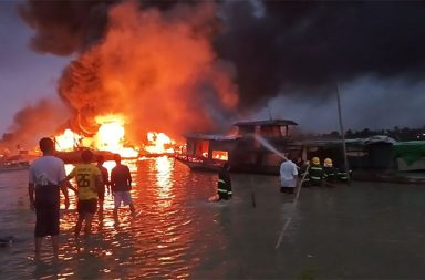 ဟုမ္မလင်းတွင် ဆီတင် မော်တော်ပေါ် ပေါက်ကွဲမှုဖြစ်၊ ၂ ဦးသေ ၁၀ ဦးထက်မနည်း ဒဏ်ရာရ   သတင်းနှင့် မီဒီယာ ကွန်ရက်။ ၂၀၂၆ ခုနှစ်၊ ဧပြီလ ၂၁ ရက်။   စစ်ကိုင်းတိုင်း၊ ဟုမ္မလင်းမြို့ရှိ နောင်ပကျစ် (မြို့မဘုန်းကြီးကျောင်း) ဆိပ်ကမ်းတွင် ဆီတင်မော်တော်များ ကုန်တင်ကားပေါ်သို့ ဆီတင် နေစဉ် ပေါက်ကွဲမှုဖြစ်ပွားပြီး မီးလောင်ကျွမ်းခဲ့ရာ အမျိုးသားတစ်ဦးနှင့် အမျိုးသမီးတစ်ဦး သေဆုံးကာ ၁၀ ဦးထက်မနည်း ဒဏ်ရာရရှိခဲ့ကြောင်း ဒေသခံများက ပြောသည်။   ပြီးခဲ့သည့် ဧပြီလ ၂၀ ရက်နေ့၊ ညနေ ၆ နာရီခွဲ အချိန်ခန့်တွင် မုံရွာဘက်မှ ရောက်ရှိလာသည့် ကုန်တင်ယာဉ်ပေါ် သို့ ဆီများ တင်ရာမှ အပူလွန်ကဲကာ စတင်ပေါက်ကွဲခဲ့ခြင်းဖြစ်ပြီး၊ ဘေးနားရှိ ဆီတင်နှင့် လူတင်မော်တော် ၂၂ စီးအပြင် ကုန်တင်ကား ၂ စီးပါ မီးကူးစက်လောင်ကျွမ်းခဲ့ခြင်း ဖြစ်သည်။   အခင်းဖြစ်ပွားရာနေရာသို့ ရောက်ရှိနေသည့် ဒေသခံတစ်ဦးက “ပေါက်ကွဲသံကတော့ တကယ်ကို ကျယ်တာဗျ။ ဆီတင်မော်တော်တွေဆိုတော့ တစ်စီးပြီးတစ်စီး ဆင့်ကာဆင့်ကာ ပေါက်ကွဲပြီး မီးက ဟုန်းခနဲ တက်သွားတာပဲ” ဟု ပြောသည်။   ယနေ့ ဧပြီလ ၂၁ ရက်နေ့ နံနက်ပိုင်းထိ မီးဆက်လောင်ကျွမ်းနေဆဲ ဖြစ်သည်ဟု အဆိုပါ ဒေသခံက ဆက် ပြော သည်။   “မီးကလည်း ဆက်တိုက်လောင်နေတာ။ ဘယ်လိုမှ ငြိမ်းမရဘူး။ ညနေကစလောင်တာ ဒီနေ့ (၂၁ ရက်) မနက် အထိတောင် လှေ ၆ စီးလောက်က မီးမငြိမ်းသေးဘူး။ လူနာတွေ ထဲမှာလည်း မီးလောင်ဒဏ်ရာ ပြင်းတဲ့ သူတွေ ရှိတော့ သေဆုံးတဲ့သူ ဒီထက်တိုးလာမှာကို စိုးရိမ်နေရတယ်” ဟု ပြောသည်။   အဆိုပါ မီးလောင်မှုကြောင့် ဟုမ္မလင်းမြို့နယ် မီးသတ်စခန်းမှ မီးသတ်ယာဉ် ၄ စီးနှင့် သန္ဓေ၊ အရန်မီးသတ် တပ်ဖွဲ့ ဝင်များက ဝိုင်းဝန်းငြှိမ်းသတ်ခဲ့ရသည်။   ယနေ့နံနက်ပိုင်းအထိ ပျက်စီးဆုံးရှုံးမှုနှင့် ထိခိုက်သေဆုံးသူ အရေအတွက်ကို တာဝန်ရှိသူများက ဆက်လက် စိစစ်နေဆဲ ဖြစ်သည်။   မီးလောင်မှုကို ကိုယ်တိုင်မြင်တွေ့ခဲ့ရသည့် အခြားဒေသခံတစ်ဦးကလည်း “ဆိပ်ကမ်းက မော်တော်တွေအကုန် ပြာကျကုန်တာ။ မုံရွာကနေ ခန္တီးဘက်တက်မယ့် ကုန်တွေလည်း အကုန်ပါသွားပြီ။ ဟုမ္မလင်းနားမှာ ပြီးခဲ့တဲ့ လကလည်း ဆီတင် ဖလပ်ယာဉ် ၃ စီး လောင်ဖူးတယ်။ အဲဒီတုန်းက တစ်ပတ်လောက်ကြာမှ မီးငြိမ်းတာ။ အခုလည်း ဆီတင်မော်တော်တွေဆိုတော့ မီးသတ်ရတာ တော်တော်ခက်ခဲနေပုံရတယ်” ဟု ပြောသည်။   လက်ရှိတွင် မီးလောင်မှုကြောင့် ဒဏ်ရာရရှိသူများကို ဟုမ္မလင်းဆေးရုံသို့ ပို့ဆောင်ကုသပေးထားပြီး၊ ဆိပ်ကမ်း တစ်လျှောက်တွင်လည်း ပေါက်ကွဲမှုများ ထပ်မံဖြစ်ပွားမည်ကို စိုးရိမ်ကာ ဒေသခံအချို့ ဘေးလွတ်ရာသို့ ရွှေ့ပြောင်းနေကြရသည်။