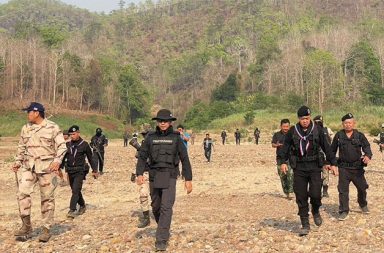 လေယာဉ်ဗုံး ထိုင်းဘက်ကျပြီး နယ်စပ် ခရိုင်များတွင် လုံခြုံရေး တင်းကြပ်ထား   သတင်းနှင့် မီဒီယာ ကွန်ရက်။ ၂၀၂၆ ခုနှစ်၊ ဧပြီလ ၂၁ ရက်။   သံလွင်မြစ်ဘေးရှိ ဆေးရုံကို စစ်အစိုးရတပ်က ဗုံးကြဲခဲ့ရာ ထိုင်းဘက်အခြမ်းသို့ ကျရောက်ပေါက်ကွဲမှုကြောင့် နယ်စပ် ၄ ခရိုင်တွင် လုံခြုံရေး အရေးပေါ်တင်းကျပ်ထားသည်ဟု မြေပြင်သတင်းရင်းမြစ်များက ပြောသည်။   ကရင်ပြည်၊ ဖာပွန်ခရိုင်အတွင်းရှိ စစ်ဘေးရှောင်များကို ဆေးကုသပေးနေသည့် ဆေးရုံနှင့် အရပ်သားနေရာ များကို စစ်အစိုးရတပ်က လေကြောင်းမှ ဗုံးကြဲတိုက်ခိုက်ခဲ့ရာ ထိုင်းဘက်အခြမ်းသို့ပါ ဗုံးကျရောက်ပေါက်ကွဲ ခဲ့ပြီး နယ်စပ်ဒေသခံများ အရေးပေါ် ထွက်ပြေးတိမ်းရှောင်နေကြရသည်။   ပြီးခဲ့သည့် ဧပြီလ ၂၀ ရက် နံနက် ၁၁ နာရီခန့်တွင် စစ်အစိုးရလေတပ်သည် ဖာပွန်ခရိုင်၊ သံလွင်မြစ်ကမ်းနံဘေးရှိ KNU ၏ အူးမေထဆေးရုံနှင့် လူနေရပ်ကွက်များကို တိုက်လေယာဉ်များဖြင့် ဗုံး ၁၀ လုံးခန့် ကြဲချခဲ့ခြင်းဖြစ် သည်။   အဆိုပါတိုက်ခိုက်မှုကြောင့် ဆေးရုံအဆောက်အအုံများ ပြာကျပျက်စီးခဲ့သည့်အပြင် ဗုံးတစ်လုံးမှာ ထိုင်းဘက် ခြမ်းရှိ သဲသောင်ပြင်ပေါ်သို့ ကျရောက်ပေါက်ကွဲခဲ့သည်။   ထိုင်းဘက်ခြမ်းက မြေပြင်သတင်းရင်းမြစ်က “ကျနော်တို့က မနေ့က ဗုံးကြဲသွားတဲ့ အူးမဲထ ဆေးရုံရဲ့ ဒီဘက်ခြမ်း ထိုင်းဘက်ခြမ်းမှာပါ။ မနေ့ ၁၁ နာရီလောက်မှာ လေယာဉ်နဲ့ လာကြဲတော့ ကြဲခံရတဲ့နေရာက မီးခိုးတွေ ထွက်လာတယ်။ ဆေးရုံနေရာနဲ့ အဲ့ဒီနားတဝိုက်ကို ၆ လုံး - ၇ လုံးလောက် ကြဲသွားတာ။ ဆေးရုံက တော့ အကုန်ပျက်သွားတယ်။ အဲ့ဒီမှာရှိတဲ့ အစည်းအဝေးခန်းပေါ့ အဲ့ဒါလည်း ပျက်စီးသွားတယ်။ ပျက်စီးသွား တာ များတယ်။ လူတော့ ထိခိုက်တာမျိုးမရှိဘူးလို့ ဒီဘက်ခြမ်းကို သတင်းပို့တာပေါ့နော်” ဟု ပြောသည်။   အဆိုပါဖြစ်စဉ်နှင့်ပတ်သက်၍ ထိုင်းနယ်စပ်သို့ တိမ်းရှောင်နေရသည့် ဒေသခံတစ်ဦးက မြေပြင်အခြေအနေကို အခုလို ပြောပြပါတယ် -   အဆိုပါ ထိုင်းသတင်းရင်းမြစ်က “ထိုင်းဘက်ခြမ်း သဲသောင်ပြင်ပေါ် ဗုံးကျတော့ ဟိုဘက်က ရွာသားတွေလည်း အကုန်လန့်ပြီး ပြေးကြရတာ။ ထိုင်းဘက်က အိမ်တွေပါ မှန်တွေကွဲ၊ အမိုးတွေပွင့်ကုန်တာ။ အခုထိတော့ သံလွင် မြစ်ဘေးမှာ ဘယ်သူမှ မနေရဲကြတော့ဘူး” ဟု ပြောသည်။   ဗုံးကျရောက်ပေါက်ကွဲမှုကြောင့် ထိုင်းဘက်ခြမ်းရှိ မယ့်စန်လက်ရွာမှ နေအိမ် ၁၀ လုံးခန့် ပျက်စီးခဲ့ပြီး အိမ်ထောင်စု ၄၀ ကျော်မှာ ဘေးလွတ်ရာသို့ အရေးပေါ် ရွှေ့ပြောင်းခဲ့ရကြောင်း ထိုင်းသတင်းဌာနများတွင် ဖော်ပြထားသည်။   အဆိုပါ အိမ်ထောင်စု ၄၀ ခန့်ကို သံလွင်မြစ်ကမ်းနံဘေးမှ ၇ ကီလိုမီတာခန့် ကွာဝေးသော ဟွေ့ကောင်ကတ် (Huay Kong Kat) ကျေးရွာရှိ ဘေးကင်းလုံခြုံရာ နေရာများသို့ ယာယီရွှေ့ ပြောင်း နေထိုင်ကြရန် ထိုင်းနိုင်ငံ ဘက်ခြမ်းမှ မယ့်စန်လက် (Mae Sam Laeb) ကျေးရွာလူကြီးက အသံချဲ့စက်ဖြင့် အရေးပေါ် နှိုးဆော်ခဲ့ရကြောင်း ထိုင်းသတင်းမီဒီယာများတွင် ဖော်ပြသည်။   ထို့ပြင် မယ့်စရိန်း (Mae Sariang) ခရိုင် အုပ်ချုပ်ရေးမှူးနှင့် စစ်ဘက်တာဝန်ရှိသူများကလည်း ဗုံးစထိမှန်၍ နေအိမ်အမိုးပျက်စီး သွားသည့် မယ့်ဝမ်ကျေးရွာသို့ သွားရောက်စစ်ဆေးခဲ့ပြီး နယ်စပ်တစ်လျှောက် ၂၄ နာရီပတ်လုံး ကင်းလှည့်ရန်နှင့် အရေးပေါ်ဗုံးခိုကျင်းများ ပြင်ဆင်ထားရန် ညွှန်ကြားခဲ့သည်။     နယ်စပ်စစ်မီး ပြင်းထန်လာမှုကြောင့် ထိုင်းပြည်ထဲရေးဝန်ကြီးဌာနက မယ်ဟောင်ဆောင်၊ ချင်းမိုင်၊ ချင်းရိုင်နှင့် တာ့ခ်ခရိုင်ရှိ အာဏာပိုင်များကို လုံခြုံရေးတင်းကျပ်ရန်နှင့် ဒေသခံများကို ၂၄ နာရီပတ်လုံး ကူညီစောင့်ရှောက်ရန် အရေးပေါ်ညွှန်ကြားထားကြောင်း The Nation Thailand က ဧပြီလ ၂၁ ရက်နေ့တွင် ဖော်ပြခဲ့သည်။   KNU ၏ ထုတ်ပြန်ချက်အရ ပြီးခဲ့သည့် ၁၀ ရက်အတွင်း ဖာပွန်ခရိုင်၌ စစ်အစိုးရတပ်၏ ပစ်မှတ်ထား တိုက်ခိုက် မှုများကြောင့် အရပ်သား ၆ ဦး သေဆုံးကာ ၁၃ ဦး ဒဏ်ရာရရှိခဲ့သည်။   လက်ရှိတွင် ထိုင်းအာဏာပိုင်များသည် နယ်စပ်တစ်လျှောက် ကင်းလှည့်ခြင်းနှင့် စစ်ဆေးရေးဂိတ်များကို အရှိန်မြှင့် လုပ်ဆောင်နေပြီး၊ တိုက်ပွဲကြောင့် ပျက်စီးသွားသည့် နေအိမ်များနှင့် ပိုင်ဆိုင်မှုများအတွက် ကနဦး ကူညီကယ်ဆယ်ရေးများကို စတင်ဆောင်ရွက်နေသည်ဟု ဆိုသည်။   ယခုကဲ့သို့ နယ်စပ်ဖြတ်ကျော် စစ်မီးကူးစက်လာမှုကြောင့် ထိုင်း-မြန်မာ ကုန်သွယ်ရေးနှင့် ဒေသခံများ၏ နေ့စဉ် ဘဝအပေါ် ရိုက်ခတ်မှုများ ရှိနေသည့်အတွက် နယ်စပ်တစ်လျှောက် အခြေအနေများကို ၂၄ နာရီပတ်လုံး စောင့်ကြည့်လျက်ရှိကြောင်း ထိုင်းသတင်းများက ဆိုသည်။ ဓါတ်ပုံ - Maesariang District Administration Office   #ဖာပွန် #မူတြော် #ဗုံးကြဲ #လေကြောင်းတိုက်ခိုက်